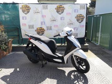 Nuovi Piaggio Medley 125 & Medley 125 S – Lo Scooter Premium per Eccellenza!
Vuoi muoverti nel traffico con la massima agilità , ma non vuoi rinunciare allo spazio di un grande scooter? Il nuovo Piaggio Medley 125 è la risposta definitiva. Sicuro, tecnologico e incredibilmente capiente, ridefinisce gli standard del segmento a ruota alta.
Scegli la versione perfetta per il tuo stile:
Piaggio Medley 125 (Classico): Elegante e sofisticato. Perfetto per chi cerca uno stile sobrio ed esclusivo, caratterizzato da finiture curate, dettagli cromati e colorazioni classiche.
Prezzo: Listino 3.950,00€ in Promo a 3.450,00€ f.c. + 350,00€ Immatricolazione.
Piaggio Medley 125 S (Sport): Grintoso e tecnologico. Si distingue al primo sguardo per le finiture total black (cerchi, specchietti, profili), la molla dell'ammortizzatore rossa, le cuciture sportive sulla sella e il sistema di connettività Piaggio MIA di serie per collegare lo smartphone allo scooter!
Prezzo: Listino 4.050,00€ in Promo a 3.550,00€ f.c. + 350,00€ Immatricolazione.
Perché Medley 125 è superiore a tutti gli altri?
Capacità di carico RECORD: È l'unico ruota alta della sua categoria con un vano sottosella immenso da ben 36 litri. Può ospitare ben due caschi integrali!
Motore i-get 125cc i-get (Euro 5+): Raffreddato a liquido, a 4 valvole. Offre il massimo della potenza consentita per legge (11 kW / 15 CV), garantendo scatti fulminei al semaforo e consumi ridottissimi.
Sicurezza al Top: Doppio freno a disco con sistema ABS a due canali Bosch e controllo di trazione ASR di serie. Massima stabilità e aderenza anche su pavé, binari del tram o asfalto bagnato.
Tecnologia Start & Stop (RISS): Spegnimento automatico del motore durante le soste al semaforo per azzerare emissioni, rumori e sprechi di carburante.
Fari Full LED e Quadro Digitale: Strumentazione LCD moderna e proiettore anteriore a LED per una visibilità perfetta in ogni condizione di luce.
I NOSTRI SERVIZI :
-Acquisto diretto con pagamento immediato
-conto vendita
-vendita auto, moto e scooter usati e garantiti
-vendita veicoli d'epoca
-permuta auto con moto e viceversa
-noleggio breve e lungo termine
-finanziamenti personalizzati (rata costante,mini e maxi rate, leasing)
-assistenza post-vendita con società di garanzie e officine partner
-assicurazioni
-consulenze e stime per acquisti tra privati
VISITA il nostro sito internet: automotousateroma.it oppure scarica la nostra App: automotousateroma dall' Apple store o Play store per restare aggiornato sui nostri ultimi arrivi.
VIENI A TROVARCI PER VEDERE DAL VIVO QUESTO VEICOLO :
Auto Moto Usate Roma s.r.l.Via Appia Nuova 23, 00047, Marino (RM) (adiacente Sorelle Ramonda).
HAI UNA PERMUTA?
compila il form sull'App o nel nostro sito automotousateroma.it
oppure inviaci foto e descrizione (modello anno km motore ...)
al nostro numero whatsapp : Cell. 366-6562866 o 351-4646876 Fisso 06-7215841 e-mail : info@automotousateroma.it
La Auto Moto Usate Roma Srl declina ogni responsabilità per eventuali involontarie incongruenze che non rappresentano in alcun modo un impegno contrattuale e invitano i clienti a verificare sempre dal vivo la correttezza dei dati che potrebbero non coincidere con l’effettivo equipaggiamento del veicolo spesso dovuto alla incompatibilità dei dati trasmessi sulle varie piattaforme web. Nuovi Piaggio Medley 125 & Medley 125 S – Lo Scooter Premium per Eccellenza!
Vuoi muoverti nel traffico con la massima agilità , ma non vuoi rinunciare allo spazio di un grande scooter? Il nuovo Piaggio Medley 125 è la risposta definitiva. Sicuro, tecnologico e incredibilmente capiente, ridefinisce gli standard del segmento a ruota alta.
Scegli la versione perfetta per il tuo stile:
Piaggio Medley 125 (Classico): Elegante e sofisticato. Perfetto per chi cerca uno stile sobrio ed esclusivo, caratterizzato da finiture curate, dettagli cromati e colorazioni classiche.
Prezzo: Listino 3.950,00€ in Promo a 3.450,00€ f.c. + 350,00€ Immatricolazione.
Piaggio Medley 125 S (Sport): Grintoso e tecnologico. Si distingue al primo sguardo per le finiture total black (cerchi, specchietti, profili), la molla dell'ammortizzatore rossa, le cuciture sportive sulla sella e il sistema di connettività Piaggio MIA di serie per collegare lo smartphone allo scooter!
Prezzo: Listino 4.050,00€ in Promo a 3.550,00€ f.c. + 350,00€ Immatricolazione.
Perché Medley 125 è superiore a tutti gli altri?
Capacità di carico RECORD: È l'unico ruota alta della sua categoria con un vano sottosella immenso da ben 36 litri. Può ospitare ben due caschi integrali!
Motore i-get 125cc i-get (Euro 5+): Raffreddato a liquido, a 4 valvole. Offre il massimo della potenza consentita per legge (11 kW / 15 CV), garantendo scatti fulminei al semaforo e consumi ridottissimi.
Sicurezza al Top: Doppio freno a disco con sistema ABS a due canali Bosch e controllo di trazione ASR di serie. Massima stabilità e aderenza anche su pavé, binari del tram o asfalto bagnato.
Tecnologia Start & Stop (RISS): Spegnimento automatico del motore durante le soste al semaforo per azzerare emissioni, rumori e sprechi di carburante.
Fari Full LED e Quadro Digitale: Strumentazione LCD moderna e proiettore anteriore a LED per una visibilità perfetta in ogni condizione di luce.
I NOSTRI SERVIZI :
-Acquisto diretto con pagamento immediato
-conto vendita
-vendita auto, moto e scooter usati e garantiti
-vendita veicoli d'epoca
-permuta auto con moto e viceversa
-noleggio breve e lungo termine
-finanziamenti personalizzati (rata costante,mini e maxi rate, leasing)
-assistenza post-vendita con società di garanzie e officine partner
-assicurazioni
-consulenze e stime per acquisti tra privati
VISITA il nostro sito internet: automotousateroma.it oppure scarica la nostra App: automotousateroma dall' Apple store o Play store per restare aggiornato sui nostri ultimi arrivi.
VIENI A TROVARCI PER VEDERE DAL VIVO QUESTO VEICOLO :
Auto Moto Usate Roma s.r.l.Via Appia Nuova 23, 00047, Marino (RM) (adiacente Sorelle Ramonda).
HAI UNA PERMUTA?
compila il form sull'App o nel nostro sito automotousateroma.it
oppure inviaci foto e descrizione (modello anno km motore ...)
al nostro numero whatsapp : Cell. 366-6562866 o 351-4646876 Fisso 06-7215841 e-mail : info@automotousateroma.it
La Auto Moto Usate Roma Srl declina ogni responsabilità per eventuali involontarie incongruenze che non rappresentano in alcun modo un impegno contrattuale e invitano i clienti a verificare sempre dal vivo la correttezza dei dati che potrebbero non coincidere con l’effettivo equipaggiamento del veicolo spesso dovuto alla incompatibilità dei dati trasmessi sulle varie piattaforme web.