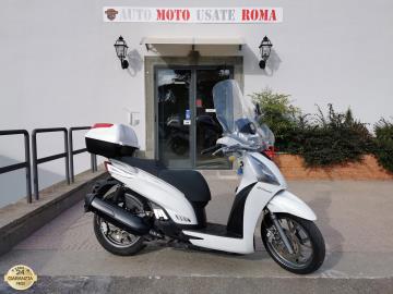 Rivenditore autorizzato di : Piaggio, Vespa, Sym, QJ Motor, Italjet, Tvs Motor, Alza Italia. Trattiamo usato Honda, Yamaha, Kawasaki, Suzuki, Aprilia, Benelli, Ducati, Moto Guzzi, Moto Morini, BMW, KTM, Triumph, Royal Enfield, Harley-Davidson, Indian, CFMOTO, Voge, Kymco, Peugeot
KYMCO PEOPLE 300 GTI ABS
Immatricolato 2015, 299cc, 29Cv/21Kw, 48.600Km, Euro3.
*** Scooter Tagliandato con Cinghia nuova e Revisionato ***
Rimangono sempre esclusi i costi :
-del passaggio di proprietà pari ad euro 200,00
-messa su strada pari ad euro 300,00 che include l'attivazione della garanzia di 12 mesi completa, all' occorrenza controlli e/o tagliando completo preconsegna (olio,filtro olio, filtro aria e tutti i componenti necessari al ripristino), 12 mesi di garanzia estendibili a 24/36mesi in base al veicolo e copre i componenti non soggetti ad usura (dettagli in sede).
Di serie con : Motore Monocilindrico, Abs, raffreddamento a Liquido, vano retroscudo, doppio cavalletto, vano sottosella, parabrezza Isotta e bauletto originale.
I NOSTRI SERVIZI :
-Vendita auto usate e storiche, moto e scooter nuovi e usati garantiti
-Acquisto diretto con pagamento immediato o conto vendita
-Permuta auto con moto e viceversa
-Noleggio breve e lungo termine
-Assicurazioni e Finanziamenti personalizzati
-Assistenza post-vendita
-Accessori e antifurti per moto e auto
VISITA il nostro sito internet: automotousateroma.it oppure scarica la nostra App: automotousateroma dall' Apple store o Play store per restare aggiornato sui nostri ultimi arrivi.
VIENI A TROVARCI PER VEDERE DAL VIVO QUESTO VEICOLO :
Auto Moto Usate Roma s.r.l.Via Appia Nuova 23, 00047, Marino (RM) (adiacente Sorelle Ramonda)
*************
HAI UNA PERMUTA?
compila il form sull'App o nel nostro sito automotousateroma.it
oppure inviaci foto e descrizione (modello anno km motore ...)
al nostro numero whatsapp : Cell. 366-6562866 o 351-4646876 Fisso 06-7215841 e-mail : info@automotousateroma.it
*************
La Auto Moto Usate Roma Srl declina ogni responsabilità per eventuali involontarie incongruenze che non rappresentano in alcun modo un impegno contrattuale e invitano i clienti a verificare sempre dal vivo la correttezza dei dati che potrebbero non coincidere con l’effettivo equipaggiamento del veicolo spesso dovuto alla incompatibilità dei dati trasmessi sulle varie piattaforme web. Rivenditore autorizzato di : Piaggio, Vespa, Sym, QJ Motor, Italjet, Tvs Motor, Alza Italia. Trattiamo usato Honda, Yamaha, Kawasaki, Suzuki, Aprilia, Benelli, Ducati, Moto Guzzi, Moto Morini, BMW, KTM, Triumph, Royal Enfield, Harley-Davidson, Indian, CFMOTO, Voge, Kymco, Peugeot
KYMCO PEOPLE 300 GTI ABS
Immatricolato 2015, 299cc, 29Cv/21Kw, 48.600Km, Euro3.
*** Scooter Tagliandato con Cinghia nuova e Revisionato ***
Rimangono sempre esclusi i costi :
-del passaggio di proprietà pari ad euro 200,00
-messa su strada pari ad euro 300,00 che include l'attivazione della garanzia di 12 mesi completa, all' occorrenza controlli e/o tagliando completo preconsegna (olio,filtro olio, filtro aria e tutti i componenti necessari al ripristino), 12 mesi di garanzia estendibili a 24/36mesi in base al veicolo e copre i componenti non soggetti ad usura (dettagli in sede).
Di serie con : Motore Monocilindrico, Abs, raffreddamento a Liquido, vano retroscudo, doppio cavalletto, vano sottosella, parabrezza Isotta e bauletto originale.
I NOSTRI SERVIZI :
-Vendita auto usate e storiche, moto e scooter nuovi e usati garantiti
-Acquisto diretto con pagamento immediato o conto vendita
-Permuta auto con moto e viceversa
-Noleggio breve e lungo termine
-Assicurazioni e Finanziamenti personalizzati
-Assistenza post-vendita
-Accessori e antifurti per moto e auto
VISITA il nostro sito internet: automotousateroma.it oppure scarica la nostra App: automotousateroma dall' Apple store o Play store per restare aggiornato sui nostri ultimi arrivi.
VIENI A TROVARCI PER VEDERE DAL VIVO QUESTO VEICOLO :
Auto Moto Usate Roma s.r.l.Via Appia Nuova 23, 00047, Marino (RM) (adiacente Sorelle Ramonda)
*************
HAI UNA PERMUTA?
compila il form sull'App o nel nostro sito automotousateroma.it
oppure inviaci foto e descrizione (modello anno km motore ...)
al nostro numero whatsapp : Cell. 366-6562866 o 351-4646876 Fisso 06-7215841 e-mail : info@automotousateroma.it
*************
La Auto Moto Usate Roma Srl declina ogni responsabilità per eventuali involontarie incongruenze che non rappresentano in alcun modo un impegno contrattuale e invitano i clienti a verificare sempre dal vivo la correttezza dei dati che potrebbero non coincidere con l’effettivo equipaggiamento del veicolo spesso dovuto alla incompatibilità dei dati trasmessi sulle varie piattaforme web.