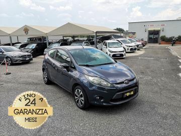 FORD FIESTA 1.4 TDCI
Immatricolato 2011, 1399cc, 70Cv/51Kw, 165.000Km, 3porte/5posti, Euro5A.
** Auto Tagliandata e Idone per Neopatentati **
Rimangono sempre esclusi i costi :
-del passaggio di proprietà pari ad euro 450,00
-messa su strada pari ad euro 400,00 che include l'attivazione della garanzia di 12 mesi completa, all'occorrenza controlli e/o tagliando completo preconsegna (olio,filtro olio, filtro aria e tutti i componenti necessari al ripristino ivi compresi kit distribuzione), kit gonfiaggio, garanzia estendibili a 24/36mesi in base al veicolo e copre i componenti non soggetti ad usura (dettagli in sede).
Di serie con: Motore a 4 cilindri, Cambio manuale a 5 rapporti, Abs, Airbag, vetri e specchielli elettrici, Volante in pelle con comandi, computer di bordo, climatizzatore, Radio cd, Fendinebbia, Isofix, Cerchi da 15†+ Rutino.
I NOSTRI SERVIZI :
-Vendita auto usate e storiche, moto e scooter nuovi e usati garantiti
-Acquisto diretto con pagamento immediato o conto vendita
-Permuta auto con moto e viceversa
-Noleggio breve e lungo termine
-Assicurazioni e Finanziamenti personalizzati
-Assistenza post-vendita
-Accessori e antifurti per moto e auto
VISITA il nostro sito internet: automotousateroma.it oppure scarica la nostra App: automotousateroma dall' Apple store o Play store per restare aggiornato sui nostri ultimi arrivi.
VIENI A TROVARCI PER VEDERE DAL VIVO QUESTO VEICOLO :
Auto Moto Usate Roma s.r.l.Via Appia Nuova 23, 00047, Marino (RM) (adiacente Sorelle Ramonda)
*************
HAI UNA PERMUTA?
compila il form sull'App o nel nostro sito automotousateroma.it
oppure inviaci foto e descrizione (modello anno km motore ...)
al nostro numero whatsapp : Cell. 366-6562866 o 351-4646876 Fisso 06-7215841 e-mail : info@automotousateroma.it
*************
La Auto Moto Usate Roma Srl declina ogni responsabilità per eventuali involontarie incongruenze che non rappresentano in alcun modo un impegno contrattuale e invitano i clienti a verificare sempre dal vivo la correttezza dei dati che potrebbero non coincidere con l’effettivo equipaggiamento del veicolo spesso dovuto alla incompatibilità dei dati trasmessi sulle varie piattaforme web. FORD FIESTA 1.4 TDCI
Immatricolato 2011, 1399cc, 70Cv/51Kw, 165.000Km, 3porte/5posti, Euro5A.
** Auto Tagliandata e Idone per Neopatentati **
Rimangono sempre esclusi i costi :
-del passaggio di proprietà pari ad euro 450,00
-messa su strada pari ad euro 400,00 che include l'attivazione della garanzia di 12 mesi completa, all'occorrenza controlli e/o tagliando completo preconsegna (olio,filtro olio, filtro aria e tutti i componenti necessari al ripristino ivi compresi kit distribuzione), kit gonfiaggio, garanzia estendibili a 24/36mesi in base al veicolo e copre i componenti non soggetti ad usura (dettagli in sede).
Di serie con: Motore a 4 cilindri, Cambio manuale a 5 rapporti, Abs, Airbag, vetri e specchielli elettrici, Volante in pelle con comandi, computer di bordo, climatizzatore, Radio cd, Fendinebbia, Isofix, Cerchi da 15†+ Rutino.
I NOSTRI SERVIZI :
-Vendita auto usate e storiche, moto e scooter nuovi e usati garantiti
-Acquisto diretto con pagamento immediato o conto vendita
-Permuta auto con moto e viceversa
-Noleggio breve e lungo termine
-Assicurazioni e Finanziamenti personalizzati
-Assistenza post-vendita
-Accessori e antifurti per moto e auto
VISITA il nostro sito internet: automotousateroma.it oppure scarica la nostra App: automotousateroma dall' Apple store o Play store per restare aggiornato sui nostri ultimi arrivi.
VIENI A TROVARCI PER VEDERE DAL VIVO QUESTO VEICOLO :
Auto Moto Usate Roma s.r.l.Via Appia Nuova 23, 00047, Marino (RM) (adiacente Sorelle Ramonda)
*************
HAI UNA PERMUTA?
compila il form sull'App o nel nostro sito automotousateroma.it
oppure inviaci foto e descrizione (modello anno km motore ...)
al nostro numero whatsapp : Cell. 366-6562866 o 351-4646876 Fisso 06-7215841 e-mail : info@automotousateroma.it
*************
La Auto Moto Usate Roma Srl declina ogni responsabilità per eventuali involontarie incongruenze che non rappresentano in alcun modo un impegno contrattuale e invitano i clienti a verificare sempre dal vivo la correttezza dei dati che potrebbero non coincidere con l’effettivo equipaggiamento del veicolo spesso dovuto alla incompatibilità dei dati trasmessi sulle varie piattaforme web.