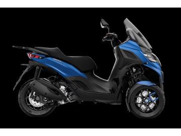NUOVO PIAGGIO MP3 310 & 310 SPORT
Stai cercando l'alternativa definitiva all'auto per dire addio al traffico senza rinunciare alla massima sicurezza?
È arrivato il nuovissimo Piaggio MP3 310, completamente rinnovato nello stile e nel motore. Più leggero, più agile e con un design ispirato alle ultime tendenze automobilistiche. Il veicolo perfetto per i pendolari e per muoversi in centro città in totale comfort, anche sul bagnato o sul pavé.
CARATTERISTICHE PRINCIPALI (Di Serie per Entrambi i Modelli)
Guidabile con la sola Patente B (la normale patente dell'auto).
Nuovo Motore 310 hpe Euro 5+: Più brillante ed efficiente e consumi ridottissimi (oltre 32 km/l).
Sicurezza al Top: Sistema a tre ruote con sospensione a quadrilatero articolato, frenata combinata con ABS su tutte le ruote e controllo di trazione ASR di serie.
Sistema Roll-Lock: Ti fermi al semaforo senza mai dover mettere i piedi a terra.
Tecnologia Keyless: Accensione, apertura sella e sportello carburante tenendo il telecomando comodamente in tasca.
Display LCD da 5 NUOVO PIAGGIO MP3 310 & 310 SPORT
Stai cercando l'alternativa definitiva all'auto per dire addio al traffico senza rinunciare alla massima sicurezza?
È arrivato il nuovissimo Piaggio MP3 310, completamente rinnovato nello stile e nel motore. Più leggero, più agile e con un design ispirato alle ultime tendenze automobilistiche. Il veicolo perfetto per i pendolari e per muoversi in centro città in totale comfort, anche sul bagnato o sul pavé.
CARATTERISTICHE PRINCIPALI (Di Serie per Entrambi i Modelli)
Guidabile con la sola Patente B (la normale patente dell'auto).
Nuovo Motore 310 hpe Euro 5+: Più brillante ed efficiente e consumi ridottissimi (oltre 32 km/l).
Sicurezza al Top: Sistema a tre ruote con sospensione a quadrilatero articolato, frenata combinata con ABS su tutte le ruote e controllo di trazione ASR di serie.
Sistema Roll-Lock: Ti fermi al semaforo senza mai dover mettere i piedi a terra.
Tecnologia Keyless: Accensione, apertura sella e sportello carburante tenendo il telecomando comodamente in tasca.
Display LCD da 5