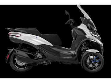 NUOVO PIAGGIO MP3 400 hpe SPORT Grinta, Tecnologia e Massima Stabilità .
Il Piaggio MP3 400 hpe Sport alza l'asticella della categoria: unisce il motore brillante da 400 cc a un look dark e muscoloso, arricchito da una dotazione tecnologica premium. Perfetto per chi si sposta tra autostrada, tangenziale e centro cittadino e pretende prestazioni eccellenti, agilità e il massimo dello stile.
Prezzo di listino: da € 11.250 f.c. In Promo a 10.500 € + 350,00 € Immatricolazione.
DETTAGLI ESCLUSIVI DELLA VERSIONE SPORT
La versione Sport si distingue a prima vista grazie a dettagli unici ed esclusivi:
Finiture Matt & Glossy Black: Dettagli neri lucidi e opachi che accentuano le linee aggressive del frontale e del codino.
Pedane con Inserti in Alluminio: Per un feeling e un look di chiara ispirazione racing.
Molle degli ammortizzatori rosse e cuciture della sella in contrasto per un tocco extra di dinamismo.
Dischi Freno Anteriori a Margherita: Profilo sportivo per una dissipazione del calore ottimale e una frenata ancora più reattiva.
Sistema Piaggio MIA di Serie: Connetti lo smartphone tramite Bluetooth per visualizzare sul display le notifiche delle chiamate, i messaggi e gestire la musica.
TECNOLOGIA E SICUREZZA DI SERIE
Guidabile con la sola Patente B (la normale patente dell'auto).
Display TFT a colori da 7 NUOVO PIAGGIO MP3 400 hpe SPORT Grinta, Tecnologia e Massima Stabilità .
Il Piaggio MP3 400 hpe Sport alza l'asticella della categoria: unisce il motore brillante da 400 cc a un look dark e muscoloso, arricchito da una dotazione tecnologica premium. Perfetto per chi si sposta tra autostrada, tangenziale e centro cittadino e pretende prestazioni eccellenti, agilità e il massimo dello stile.
Prezzo di listino: da € 11.250 f.c. In Promo a 10.500 € + 350,00 € Immatricolazione.
DETTAGLI ESCLUSIVI DELLA VERSIONE SPORT
La versione Sport si distingue a prima vista grazie a dettagli unici ed esclusivi:
Finiture Matt & Glossy Black: Dettagli neri lucidi e opachi che accentuano le linee aggressive del frontale e del codino.
Pedane con Inserti in Alluminio: Per un feeling e un look di chiara ispirazione racing.
Molle degli ammortizzatori rosse e cuciture della sella in contrasto per un tocco extra di dinamismo.
Dischi Freno Anteriori a Margherita: Profilo sportivo per una dissipazione del calore ottimale e una frenata ancora più reattiva.
Sistema Piaggio MIA di Serie: Connetti lo smartphone tramite Bluetooth per visualizzare sul display le notifiche delle chiamate, i messaggi e gestire la musica.
TECNOLOGIA E SICUREZZA DI SERIE
Guidabile con la sola Patente B (la normale patente dell'auto).
Display TFT a colori da 7