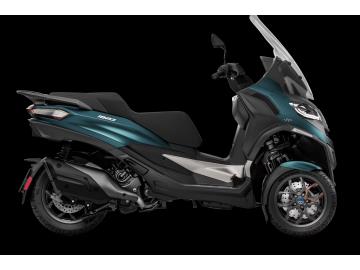NUOVO PIAGGIO MP3 530 EXCLUSIVE L'Ammiraglia Definitiva Tecnologia da Auto, Agilità su Tre Ruote.
Vuoi il massimo della sicurezza, del lusso e della tecnologia oggi disponibili su uno scooter?
Il Piaggio MP3 530 Exclusive non è semplicemente un tre ruote è una vera e propria rivoluzione della mobilità . È il primo scooter al mondo dotato di sistemi di assistenza alla guida di derivazione automobilistica.
E si guida comodamente con la sola Patente B!
RIVOLUZIONE SICUREZZA: SISTEMA RADAR ARASâ„¢
BLIS (Blind Spot Information System): Avverte il guidatore attraverso segnali visivi chiarissimi sul display TFT se un veicolo si trova nell'angolo cieco degli specchietti retrovisori, evitando collisioni nei cambi di corsia.
LCA (Lane Change Decision Aid): Rileva i veicoli che si stanno avvicinando rapidamente da dietro, offrendo un livello di sicurezza attiva mai visto prima su due o tre ruote.
MANOVRE SENZA SFORZO: RETROMARCIA CON VIDEOCAMERA
Retromarcia elettronica integrata per muoversi agilmente anche in pendenza o negli spazi stretti.
Videocamera posteriore di assistenza al parcheggio: Nel momento in cui si inserisce la retromarcia, l'enorme display di bordo mostra le immagini nitide di ciò che si trova dietro lo scooter, con linee guida dinamiche per manovre millimetriche e sicure.
DOTAZIONE PREMIUM DI SERIE
Cruise Control: Per impostare la velocità desiderata nei tratti autostradali e viaggiare nel massimo relax.
Mappe del Motore Selezionabili: Tre modalità di guida (Eco, Comfort, Sport) per cucirsi addosso l'erogazione del motore in base al meteo o allo stile di guida.
Display TFT a Colori da 7 NUOVO PIAGGIO MP3 530 EXCLUSIVE L'Ammiraglia Definitiva Tecnologia da Auto, Agilità su Tre Ruote.
Vuoi il massimo della sicurezza, del lusso e della tecnologia oggi disponibili su uno scooter?
Il Piaggio MP3 530 Exclusive non è semplicemente un tre ruote è una vera e propria rivoluzione della mobilità . È il primo scooter al mondo dotato di sistemi di assistenza alla guida di derivazione automobilistica.
E si guida comodamente con la sola Patente B!
RIVOLUZIONE SICUREZZA: SISTEMA RADAR ARASâ„¢
BLIS (Blind Spot Information System): Avverte il guidatore attraverso segnali visivi chiarissimi sul display TFT se un veicolo si trova nell'angolo cieco degli specchietti retrovisori, evitando collisioni nei cambi di corsia.
LCA (Lane Change Decision Aid): Rileva i veicoli che si stanno avvicinando rapidamente da dietro, offrendo un livello di sicurezza attiva mai visto prima su due o tre ruote.
MANOVRE SENZA SFORZO: RETROMARCIA CON VIDEOCAMERA
Retromarcia elettronica integrata per muoversi agilmente anche in pendenza o negli spazi stretti.
Videocamera posteriore di assistenza al parcheggio: Nel momento in cui si inserisce la retromarcia, l'enorme display di bordo mostra le immagini nitide di ciò che si trova dietro lo scooter, con linee guida dinamiche per manovre millimetriche e sicure.
DOTAZIONE PREMIUM DI SERIE
Cruise Control: Per impostare la velocità desiderata nei tratti autostradali e viaggiare nel massimo relax.
Mappe del Motore Selezionabili: Tre modalità di guida (Eco, Comfort, Sport) per cucirsi addosso l'erogazione del motore in base al meteo o allo stile di guida.
Display TFT a Colori da 7