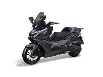 Nuovo SYM Cruisym 400, l'ultimo nato della gamma Maxi GT di casa SYM.
Se stai cercando il perfetto compromesso tra la comodità di un salotto per i viaggi autostradali e l'agilità nel traffico cittadino? il nuovo Cruisym 400 è lo scooter definitivo.
Sostituisce i vecchi modelli con un design tagliente, finiture premium e una dotazione tecnologica che non invidia nulla a brand più blasonati.
âš™ï¸ SCHEDA TECNICA IN SINTESI:
Motore: Monocilindrico 399 cc, brillante e collaudatissimo
Potenza: 34 CV (25 kW) a 6.750 giri/min (Guida fluida, ripresa scattante al semaforo e oltre 130 km/h in autostrada senza sforzo)
Coppia: 37 Nm a 5.000 giri/min
Ciclistica: Ruota anteriore da 15†e posteriore da 14†(massima stabilità e precisione in curva)
Serbatoio: Da 14,5 litri per una grandissima autonomia nei lunghi tragitti
SICUREZZA E CONTROLLO DI SERIE:
ABS a doppio canale e Controllo di Trazione (TCS)
Sensori TPMS per il monitoraggio in tempo reale della pressione degli pneumatici
Freno di stazionamento automatico integrato sul cavalletto laterale (comodissimo per i parcheggi in pendenza)
DOTAZIONE TECNOLOGICA & COMFORT (Il vero punto di forza):
Display TFT a colori da 7 pollici ad alta leggibilità con connettività smartphone e navigazione Turn-by-Turn integrata.
DASHCAM INTEGRATA (Anteriore e Posteriore) di serie, per registrare ogni viaggio in totale sicurezza.
Sistema Keyless (avviamento intelligente senza chiave).
Comfort Premium: Sella ampia a soli 78,5 cm da terra (si tocca benissimo), dotata di supporto lombare regolabile su 3 posizioni.
Spazio a bordo: Sottosella enorme con luce di cortesia (ospita comodamente un casco integrale + un jet), doppio vano nel retroscudo con prese di ricarica USB-A, USB-C e presa 12V.
Fari Full LED anteriori e posteriori dal look aggressivo e scudo super protettivo con parabrezza regolabile.
Prezzo di listino : € 5.499 f.c. + 350€ immatricolazione
I NOSTRI SERVIZI :
-Acquisto diretto con pagamento immediato
-conto vendita
-vendita auto, moto e scooter usati e garantiti
-vendita veicoli d'epoca
-permuta auto con moto e viceversa
-noleggio breve e lungo termine
-finanziamenti personalizzati (rata costante,mini e maxi rate, leasing)
-assistenza post-vendita con società di garanzie e officine partner
-assicurazioni
-consulenze e stime per acquisti tra privati
VISITA il nostro sito internet: automotousateroma.it oppure scarica la nostra App: automotousateroma dall' Apple store o Play store per restare aggiornato sui nostri ultimi arrivi.
VIENI A TROVARCI PER VEDERE DAL VIVO QUESTO VEICOLO :
Auto Moto Usate Roma s.r.l.Via Appia Nuova 23, 00047, Marino (RM) (adiacente Sorelle Ramonda).
HAI UNA PERMUTA?
compila il form sull'App o nel nostro sito automotousateroma.it
oppure inviaci foto e descrizione (modello anno km motore ...)
al nostro numero whatsapp : Cell. 366-6562866 o 351-4646876 Fisso 06-7215841 e-mail : info@automotousateroma.it
La Auto Moto Usate Roma Srl declina ogni responsabilità per eventuali involontarie incongruenze che non rappresentano in alcun modo un impegno contrattuale e invitano i clienti a verificare sempre dal vivo la correttezza dei dati che potrebbero non coincidere con l’effettivo equipaggiamento del veicolo spesso dovuto alla incompatibilità dei dati trasmessi sulle varie piattaforme web. Nuovo SYM Cruisym 400, l'ultimo nato della gamma Maxi GT di casa SYM.
Se stai cercando il perfetto compromesso tra la comodità di un salotto per i viaggi autostradali e l'agilità nel traffico cittadino? il nuovo Cruisym 400 è lo scooter definitivo.
Sostituisce i vecchi modelli con un design tagliente, finiture premium e una dotazione tecnologica che non invidia nulla a brand più blasonati.
âš™ï¸ SCHEDA TECNICA IN SINTESI:
Motore: Monocilindrico 399 cc, brillante e collaudatissimo
Potenza: 34 CV (25 kW) a 6.750 giri/min (Guida fluida, ripresa scattante al semaforo e oltre 130 km/h in autostrada senza sforzo)
Coppia: 37 Nm a 5.000 giri/min
Ciclistica: Ruota anteriore da 15†e posteriore da 14†(massima stabilità e precisione in curva)
Serbatoio: Da 14,5 litri per una grandissima autonomia nei lunghi tragitti
SICUREZZA E CONTROLLO DI SERIE:
ABS a doppio canale e Controllo di Trazione (TCS)
Sensori TPMS per il monitoraggio in tempo reale della pressione degli pneumatici
Freno di stazionamento automatico integrato sul cavalletto laterale (comodissimo per i parcheggi in pendenza)
DOTAZIONE TECNOLOGICA & COMFORT (Il vero punto di forza):
Display TFT a colori da 7 pollici ad alta leggibilità con connettività smartphone e navigazione Turn-by-Turn integrata.
DASHCAM INTEGRATA (Anteriore e Posteriore) di serie, per registrare ogni viaggio in totale sicurezza.
Sistema Keyless (avviamento intelligente senza chiave).
Comfort Premium: Sella ampia a soli 78,5 cm da terra (si tocca benissimo), dotata di supporto lombare regolabile su 3 posizioni.
Spazio a bordo: Sottosella enorme con luce di cortesia (ospita comodamente un casco integrale + un jet), doppio vano nel retroscudo con prese di ricarica USB-A, USB-C e presa 12V.
Fari Full LED anteriori e posteriori dal look aggressivo e scudo super protettivo con parabrezza regolabile.
Prezzo di listino : € 5.499 f.c. + 350€ immatricolazione
I NOSTRI SERVIZI :
-Acquisto diretto con pagamento immediato
-conto vendita
-vendita auto, moto e scooter usati e garantiti
-vendita veicoli d'epoca
-permuta auto con moto e viceversa
-noleggio breve e lungo termine
-finanziamenti personalizzati (rata costante,mini e maxi rate, leasing)
-assistenza post-vendita con società di garanzie e officine partner
-assicurazioni
-consulenze e stime per acquisti tra privati
VISITA il nostro sito internet: automotousateroma.it oppure scarica la nostra App: automotousateroma dall' Apple store o Play store per restare aggiornato sui nostri ultimi arrivi.
VIENI A TROVARCI PER VEDERE DAL VIVO QUESTO VEICOLO :
Auto Moto Usate Roma s.r.l.Via Appia Nuova 23, 00047, Marino (RM) (adiacente Sorelle Ramonda).
HAI UNA PERMUTA?
compila il form sull'App o nel nostro sito automotousateroma.it
oppure inviaci foto e descrizione (modello anno km motore ...)
al nostro numero whatsapp : Cell. 366-6562866 o 351-4646876 Fisso 06-7215841 e-mail : info@automotousateroma.it
La Auto Moto Usate Roma Srl declina ogni responsabilità per eventuali involontarie incongruenze che non rappresentano in alcun modo un impegno contrattuale e invitano i clienti a verificare sempre dal vivo la correttezza dei dati che potrebbero non coincidere con l’effettivo equipaggiamento del veicolo spesso dovuto alla incompatibilità dei dati trasmessi sulle varie piattaforme web.