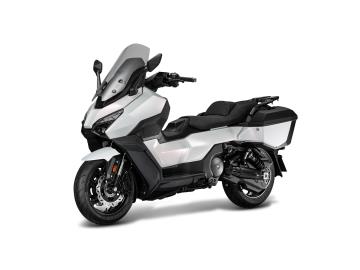 Nuovo SYM TTLBT 508 Il Maxi-Tourer Definitivo con Apple CarPlay
Veicolo NUOVO DA IMMATRICOLARE, l'ammiraglia che ridefinisce gli standard dei viaggi su due ruote.
âš™ï¸SCHEDA TECNICA & MOTORE:
Motore: Bicilindrico parallelo da 508 cc, 8 valvole DOHC, raffreddato a liquido (montato centralmente come sulle moto per un bilanciamento perfetto).
Potenza: 45,5 CV (33,5 kW) a 6.750 giri/min – Guidabile anche con patente A2!
Coppia: 49,9 Nm a 5.250 giri/min (Tanta spinta fin dai bassi regimi, sorpassi fulminei in autostrada).
Acceleratore: Ride-by-Wire con 3 modalità di guida (Normal con TCS attivo, Normal senza TCS, Rain).
Trasmissione finale: A catena (da vera moto) per un feeling di guida puro e diretto.
SICUREZZA DA TOP DI GAMMA (Piattaforma Inerziale IMU):
Bosch MSC (Motorcycle Stability Control): Equipaggiato con ABS Cornering e Traction Control Cornering di ultima generazione, che modulano la frenata e l'aderenza anche quando lo scooter è piegato in curva.
Fari ausiliari Cornering: Luci dedicate che illuminano l'interno della curva durante la guida notturna.
Impianto frenante imponente con doppio disco anteriore da 275 mm e pinze radiali.
COMFORT PREMIUM & TECNOLOGIA DI SERIE:
Display TFT Touch Screen da 7 pollici ad alta definizione con supporto nativo per Apple CarPlay (per gestire mappe, Spotify e chiamate direttamente sullo schermo).
Cruise Control di serie (attivabile sopra i 50 km/h) per rilassare il polso nei trasferimenti autostradali.
Parabrezza regolabile elettricamente in altezza per la massima protezione aerodinamica.
Manopole riscaldate di serie regolabili su 4 livelli di intensità .
Smart Key System avanzato di ultima generazione.
Capacità di carico infinita (65 Litri totali): Vano sottosella profondo da 37L (ospita comodamente un casco integrale) + Valigie laterali rigide integrate di serie da 14,4L e 13,6L. Predisposizione posteriore per bauletto.
Seduta comodissima a soli 78 cm da terra con supporto lombare regolabile su 3 posizioni, perfetta per piloti di tutte le stature. Serbatoio maggiorato a 16 litri per una grandissima autonomia.
Prezzo in promozione : € 9.499 F.C. + 350 € Immatricolazione (Prezzo di listino ufficiale € 9.999 – approfitta dello sconto lancio!)
I NOSTRI SERVIZI :
-Acquisto diretto con pagamento immediato
-conto vendita
-vendita auto, moto e scooter usati e garantiti
-vendita veicoli d'epoca
-permuta auto con moto e viceversa
-noleggio breve e lungo termine
-finanziamenti personalizzati (rata costante,mini e maxi rate, leasing)
-assistenza post-vendita con società di garanzie e officine partner
-assicurazioni
-consulenze e stime per acquisti tra privati
VISITA il nostro sito internet: automotousateroma.it oppure scarica la nostra App: automotousateroma dall' Apple store o Play store per restare aggiornato sui nostri ultimi arrivi.
VIENI A TROVARCI PER VEDERE DAL VIVO QUESTO VEICOLO :
Auto Moto Usate Roma s.r.l.Via Appia Nuova 23, 00047, Marino (RM) (adiacente Sorelle Ramonda).
HAI UNA PERMUTA?
compila il form sull'App o nel nostro sito automotousateroma.it
oppure inviaci foto e descrizione (modello anno km motore ...)
al nostro numero whatsapp : Cell. 366-6562866 o 351-4646876 Fisso 06-7215841 e-mail : info@automotousateroma.it
La Auto Moto Usate Roma Srl declina ogni responsabilità per eventuali involontarie incongruenze che non rappresentano in alcun modo un impegno contrattuale e invitano i clienti a verificare sempre dal vivo la correttezza dei dati che potrebbero non coincidere con l’effettivo equipaggiamento del veicolo spesso dovuto alla incompatibilità dei dati trasmessi sulle varie piattaforme web. Nuovo SYM TTLBT 508 Il Maxi-Tourer Definitivo con Apple CarPlay
Veicolo NUOVO DA IMMATRICOLARE, l'ammiraglia che ridefinisce gli standard dei viaggi su due ruote.
âš™ï¸SCHEDA TECNICA & MOTORE:
Motore: Bicilindrico parallelo da 508 cc, 8 valvole DOHC, raffreddato a liquido (montato centralmente come sulle moto per un bilanciamento perfetto).
Potenza: 45,5 CV (33,5 kW) a 6.750 giri/min – Guidabile anche con patente A2!
Coppia: 49,9 Nm a 5.250 giri/min (Tanta spinta fin dai bassi regimi, sorpassi fulminei in autostrada).
Acceleratore: Ride-by-Wire con 3 modalità di guida (Normal con TCS attivo, Normal senza TCS, Rain).
Trasmissione finale: A catena (da vera moto) per un feeling di guida puro e diretto.
SICUREZZA DA TOP DI GAMMA (Piattaforma Inerziale IMU):
Bosch MSC (Motorcycle Stability Control): Equipaggiato con ABS Cornering e Traction Control Cornering di ultima generazione, che modulano la frenata e l'aderenza anche quando lo scooter è piegato in curva.
Fari ausiliari Cornering: Luci dedicate che illuminano l'interno della curva durante la guida notturna.
Impianto frenante imponente con doppio disco anteriore da 275 mm e pinze radiali.
COMFORT PREMIUM & TECNOLOGIA DI SERIE:
Display TFT Touch Screen da 7 pollici ad alta definizione con supporto nativo per Apple CarPlay (per gestire mappe, Spotify e chiamate direttamente sullo schermo).
Cruise Control di serie (attivabile sopra i 50 km/h) per rilassare il polso nei trasferimenti autostradali.
Parabrezza regolabile elettricamente in altezza per la massima protezione aerodinamica.
Manopole riscaldate di serie regolabili su 4 livelli di intensità .
Smart Key System avanzato di ultima generazione.
Capacità di carico infinita (65 Litri totali): Vano sottosella profondo da 37L (ospita comodamente un casco integrale) + Valigie laterali rigide integrate di serie da 14,4L e 13,6L. Predisposizione posteriore per bauletto.
Seduta comodissima a soli 78 cm da terra con supporto lombare regolabile su 3 posizioni, perfetta per piloti di tutte le stature. Serbatoio maggiorato a 16 litri per una grandissima autonomia.
Prezzo in promozione : € 9.499 F.C. + 350 € Immatricolazione (Prezzo di listino ufficiale € 9.999 – approfitta dello sconto lancio!)
I NOSTRI SERVIZI :
-Acquisto diretto con pagamento immediato
-conto vendita
-vendita auto, moto e scooter usati e garantiti
-vendita veicoli d'epoca
-permuta auto con moto e viceversa
-noleggio breve e lungo termine
-finanziamenti personalizzati (rata costante,mini e maxi rate, leasing)
-assistenza post-vendita con società di garanzie e officine partner
-assicurazioni
-consulenze e stime per acquisti tra privati
VISITA il nostro sito internet: automotousateroma.it oppure scarica la nostra App: automotousateroma dall' Apple store o Play store per restare aggiornato sui nostri ultimi arrivi.
VIENI A TROVARCI PER VEDERE DAL VIVO QUESTO VEICOLO :
Auto Moto Usate Roma s.r.l.Via Appia Nuova 23, 00047, Marino (RM) (adiacente Sorelle Ramonda).
HAI UNA PERMUTA?
compila il form sull'App o nel nostro sito automotousateroma.it
oppure inviaci foto e descrizione (modello anno km motore ...)
al nostro numero whatsapp : Cell. 366-6562866 o 351-4646876 Fisso 06-7215841 e-mail : info@automotousateroma.it
La Auto Moto Usate Roma Srl declina ogni responsabilità per eventuali involontarie incongruenze che non rappresentano in alcun modo un impegno contrattuale e invitano i clienti a verificare sempre dal vivo la correttezza dei dati che potrebbero non coincidere con l’effettivo equipaggiamento del veicolo spesso dovuto alla incompatibilità dei dati trasmessi sulle varie piattaforme web.
