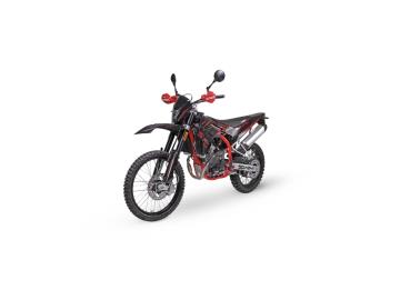 NUOVA SWM RS 125 R
Prezzo: € 3.690,00 + 350 € Immatricolazione
Anno Modello: 2026
Chilometraggio: 0 Km Nuova di fabbrica
Cilindrata: 125 cc Guidabile a 16 anni con patente A1 o con patente B
Omologazione: Euro 5+ Adatta alle ultimissime normative sulle emissioni
DESCRIZIONE DEL VEICOLO
SWM RS 125 R (Modello 2026) Perfetta sia per i ragazzi che vogliono un mezzo affidabile per il tragitto casa-scuola, sia per gli appassionati che cercano una ciclistica sincera e professionale per fare del fuoristrada vero nei fine settimana. Il motore eroga i 11 kW (15 CV) massimi previsti dalla legge per la categoria, garantendo consumi ridottissimi (oltre 35 km/l).
CARATTERISTICHE TECNICHE PRINCIPALI:
Motore: Monocilindrico 4T di derivazione bialbero (DOHC), 4 valvole, raffreddamento a liquido. Erogazione fluida e scattante.
Ciclistica: Telaio monotrave a doppia culla in acciaio ad alta resistenza.
Sospensioni: Forcella anteriore a steli rovesciati (USD) e monoammortizzatore posteriore con leveraggio progressivo Soft Damp.
Freni: Impianto a disco anteriore e posteriore con sistema di frenata combinata (CBS).
Luci: Gruppo ottico anteriore e posteriore Full LED di ultima generazione per la massima visibilità .
GARANZIA E VANTAGGI INCLUSI:
Garanzia Ufficiale SWM: 24 mesi (2 anni) valida su tutto il territorio nazionale.
Finanziamenti: Possibilità di finanziamento personalizzato (anche l'intero importo).
I NOSTRI SERVIZI :
-Acquisto diretto con pagamento immediato
-conto vendita
-vendita auto, moto e scooter usati e garantiti
-vendita veicoli d'epoca
-permuta auto con moto e viceversa
-noleggio breve e lungo termine
-finanziamenti personalizzati (rata costante,mini e maxi rate, leasing)
-assistenza post-vendita con società di garanzie e officine partner
-assicurazioni
-consulenze e stime per acquisti tra privati
VISITA il nostro sito internet: automotousateroma.it oppure scarica la nostra App: automotousateroma dall' Apple store o Play store per restare aggiornato sui nostri ultimi arrivi.
VIENI A TROVARCI PER VEDERE DAL VIVO QUESTO VEICOLO :
Auto Moto Usate Roma s.r.l.Via Appia Nuova 23, 00047, Marino (RM) (adiacente Sorelle Ramonda).
HAI UNA PERMUTA?
compila il form sull'App o nel nostro sito automotousateroma.it
oppure inviaci foto e descrizione (modello anno km motore ...)
al nostro numero whatsapp : Cell. 366-6562866 o 351-4646876 Fisso 06-7215841 e-mail : info@automotousateroma.it
La Auto Moto Usate Roma Srl declina ogni responsabilità per eventuali involontarie incongruenze che non rappresentano in alcun modo un impegno contrattuale e invitano i clienti a verificare sempre dal vivo la correttezza dei dati che potrebbero non coincidere con l’effettivo equipaggiamento del veicolo spesso dovuto alla incompatibilità dei dati trasmessi sulle varie piattaforme web. NUOVA SWM RS 125 R
Prezzo: € 3.690,00 + 350 € Immatricolazione
Anno Modello: 2026
Chilometraggio: 0 Km Nuova di fabbrica
Cilindrata: 125 cc Guidabile a 16 anni con patente A1 o con patente B
Omologazione: Euro 5+ Adatta alle ultimissime normative sulle emissioni
DESCRIZIONE DEL VEICOLO
SWM RS 125 R (Modello 2026) Perfetta sia per i ragazzi che vogliono un mezzo affidabile per il tragitto casa-scuola, sia per gli appassionati che cercano una ciclistica sincera e professionale per fare del fuoristrada vero nei fine settimana. Il motore eroga i 11 kW (15 CV) massimi previsti dalla legge per la categoria, garantendo consumi ridottissimi (oltre 35 km/l).
CARATTERISTICHE TECNICHE PRINCIPALI:
Motore: Monocilindrico 4T di derivazione bialbero (DOHC), 4 valvole, raffreddamento a liquido. Erogazione fluida e scattante.
Ciclistica: Telaio monotrave a doppia culla in acciaio ad alta resistenza.
Sospensioni: Forcella anteriore a steli rovesciati (USD) e monoammortizzatore posteriore con leveraggio progressivo Soft Damp.
Freni: Impianto a disco anteriore e posteriore con sistema di frenata combinata (CBS).
Luci: Gruppo ottico anteriore e posteriore Full LED di ultima generazione per la massima visibilità .
GARANZIA E VANTAGGI INCLUSI:
Garanzia Ufficiale SWM: 24 mesi (2 anni) valida su tutto il territorio nazionale.
Finanziamenti: Possibilità di finanziamento personalizzato (anche l'intero importo).
I NOSTRI SERVIZI :
-Acquisto diretto con pagamento immediato
-conto vendita
-vendita auto, moto e scooter usati e garantiti
-vendita veicoli d'epoca
-permuta auto con moto e viceversa
-noleggio breve e lungo termine
-finanziamenti personalizzati (rata costante,mini e maxi rate, leasing)
-assistenza post-vendita con società di garanzie e officine partner
-assicurazioni
-consulenze e stime per acquisti tra privati
VISITA il nostro sito internet: automotousateroma.it oppure scarica la nostra App: automotousateroma dall' Apple store o Play store per restare aggiornato sui nostri ultimi arrivi.
VIENI A TROVARCI PER VEDERE DAL VIVO QUESTO VEICOLO :
Auto Moto Usate Roma s.r.l.Via Appia Nuova 23, 00047, Marino (RM) (adiacente Sorelle Ramonda).
HAI UNA PERMUTA?
compila il form sull'App o nel nostro sito automotousateroma.it
oppure inviaci foto e descrizione (modello anno km motore ...)
al nostro numero whatsapp : Cell. 366-6562866 o 351-4646876 Fisso 06-7215841 e-mail : info@automotousateroma.it
La Auto Moto Usate Roma Srl declina ogni responsabilità per eventuali involontarie incongruenze che non rappresentano in alcun modo un impegno contrattuale e invitano i clienti a verificare sempre dal vivo la correttezza dei dati che potrebbero non coincidere con l’effettivo equipaggiamento del veicolo spesso dovuto alla incompatibilità dei dati trasmessi sulle varie piattaforme web.