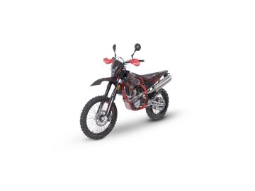 NUOVA SWM RS 300 R
Prezzo: € 6.690,00 + 350 € Immatricolazione
Anno Modello: 2026
Chilometraggio: 0 Km Nuova da immatricolare
Cilindrata: 297,6 cc Guidabile con patente A2
Omologazione: Euro 5+ Adatta alle più recenti normative sulle emissioni
DESCRIZIONE DEL VEICOLO
Disponibile in pronta consegna la nuovissima SWM RS 300 R (Modello 2026), lo stato dell'arte delle moto Dual Sport. Nata sulla base della grande tradizione enduristica italiana, la RS 300 R è il compromesso perfetto: una ciclistica e una componentistica da vera enduro specialistica abbinate a un'affidabilità totale e a intervalli di manutenzione stradali (non a ore come i modelli pronto-gara).
Ideale per chi vuole affrontare il fuoristrada tecnico senza lo stress di una manutenzione ossessiva e con la comodità di un mezzo perfetto anche per i trasferimenti su asfalto. Guidabile con patente A2.
COMPONENTISTICA PREMIUM DI SERIE:
Sospensioni KAYABA (KYB): Forcella a steli rovesciati da 48 mm completamente regolabile e monoammortizzatore posteriore regolabile con leveraggio progressivo Soft Damp. Il top assoluto per assorbire le pietraie e le asperità .
Freni BREMBO: Impianto frenante anteriore e posteriore firmato Brembo con dischi a margherita, per una frenata potente e sempre modulabile.
Motore: Monocilindrico 4T bialbero (DOHC) a 4 valvole, 297.6 cc, raffreddato a liquido. Dotato di iniezione elettronica GET con mappatura dedicata per una risposta al gas fluida e lineare.
Accessori inclusi di serie: Elettroventola di raffreddamento (fondamentale nei tratti lenti/hard), paramotore robusto, paramani e gruppo ottico Full LED.
GARANZIA E SERVIZI INCLUSI:
Garanzia Ufficiale SWM: 24 mesi (2 anni) inclusa, valida in tutta Italia presso la rete ufficiale.
Finanziamenti personalizzati: Possibilità di finanziare l'intero importo o una quota con piani flessibili (es. mini-rate o formule dedicate).
I NOSTRI SERVIZI :
-Acquisto diretto con pagamento immediato
-conto vendita
-vendita auto, moto e scooter usati e garantiti
-vendita veicoli d'epoca
-permuta auto con moto e viceversa
-noleggio breve e lungo termine
-finanziamenti personalizzati (rata costante,mini e maxi rate, leasing)
-assistenza post-vendita con società di garanzie e officine partner
-assicurazioni
-consulenze e stime per acquisti tra privati
VISITA il nostro sito internet: automotousateroma.it oppure scarica la nostra App: automotousateroma dall' Apple store o Play store per restare aggiornato sui nostri ultimi arrivi.
VIENI A TROVARCI PER VEDERE DAL VIVO QUESTO VEICOLO :
Auto Moto Usate Roma s.r.l.Via Appia Nuova 23, 00047, Marino (RM) (adiacente Sorelle Ramonda).
HAI UNA PERMUTA?
compila il form sull'App o nel nostro sito automotousateroma.it
oppure inviaci foto e descrizione (modello anno km motore ...)
al nostro numero whatsapp : Cell. 366-6562866 o 351-4646876 Fisso 06-7215841 e-mail : info@automotousateroma.it
La Auto Moto Usate Roma Srl declina ogni responsabilità per eventuali involontarie incongruenze che non rappresentano in alcun modo un impegno contrattuale e invitano i clienti a verificare sempre dal vivo la correttezza dei dati che potrebbero non coincidere con l’effettivo equipaggiamento del veicolo spesso dovuto alla incompatibilità dei dati trasmessi sulle varie piattaforme web.
NUOVA SWM RS 300 R
Prezzo: € 6.690,00 + 350 € Immatricolazione
Anno Modello: 2026
Chilometraggio: 0 Km Nuova da immatricolare
Cilindrata: 297,6 cc Guidabile con patente A2
Omologazione: Euro 5+ Adatta alle più recenti normative sulle emissioni
DESCRIZIONE DEL VEICOLO
Disponibile in pronta consegna la nuovissima SWM RS 300 R (Modello 2026), lo stato dell'arte delle moto Dual Sport. Nata sulla base della grande tradizione enduristica italiana, la RS 300 R è il compromesso perfetto: una ciclistica e una componentistica da vera enduro specialistica abbinate a un'affidabilità totale e a intervalli di manutenzione stradali (non a ore come i modelli pronto-gara).
Ideale per chi vuole affrontare il fuoristrada tecnico senza lo stress di una manutenzione ossessiva e con la comodità di un mezzo perfetto anche per i trasferimenti su asfalto. Guidabile con patente A2.
COMPONENTISTICA PREMIUM DI SERIE:
Sospensioni KAYABA (KYB): Forcella a steli rovesciati da 48 mm completamente regolabile e monoammortizzatore posteriore regolabile con leveraggio progressivo Soft Damp. Il top assoluto per assorbire le pietraie e le asperità .
Freni BREMBO: Impianto frenante anteriore e posteriore firmato Brembo con dischi a margherita, per una frenata potente e sempre modulabile.
Motore: Monocilindrico 4T bialbero (DOHC) a 4 valvole, 297.6 cc, raffreddato a liquido. Dotato di iniezione elettronica GET con mappatura dedicata per una risposta al gas fluida e lineare.
Accessori inclusi di serie: Elettroventola di raffreddamento (fondamentale nei tratti lenti/hard), paramotore robusto, paramani e gruppo ottico Full LED.
GARANZIA E SERVIZI INCLUSI:
Garanzia Ufficiale SWM: 24 mesi (2 anni) inclusa, valida in tutta Italia presso la rete ufficiale.
Finanziamenti personalizzati: Possibilità di finanziare l'intero importo o una quota con piani flessibili (es. mini-rate o formule dedicate).
I NOSTRI SERVIZI :
-Acquisto diretto con pagamento immediato
-conto vendita
-vendita auto, moto e scooter usati e garantiti
-vendita veicoli d'epoca
-permuta auto con moto e viceversa
-noleggio breve e lungo termine
-finanziamenti personalizzati (rata costante,mini e maxi rate, leasing)
-assistenza post-vendita con società di garanzie e officine partner
-assicurazioni
-consulenze e stime per acquisti tra privati
VISITA il nostro sito internet: automotousateroma.it oppure scarica la nostra App: automotousateroma dall' Apple store o Play store per restare aggiornato sui nostri ultimi arrivi.
VIENI A TROVARCI PER VEDERE DAL VIVO QUESTO VEICOLO :
Auto Moto Usate Roma s.r.l.Via Appia Nuova 23, 00047, Marino (RM) (adiacente Sorelle Ramonda).
HAI UNA PERMUTA?
compila il form sull'App o nel nostro sito automotousateroma.it
oppure inviaci foto e descrizione (modello anno km motore ...)
al nostro numero whatsapp : Cell. 366-6562866 o 351-4646876 Fisso 06-7215841 e-mail : info@automotousateroma.it
La Auto Moto Usate Roma Srl declina ogni responsabilità per eventuali involontarie incongruenze che non rappresentano in alcun modo un impegno contrattuale e invitano i clienti a verificare sempre dal vivo la correttezza dei dati che potrebbero non coincidere con l’effettivo equipaggiamento del veicolo spesso dovuto alla incompatibilità dei dati trasmessi sulle varie piattaforme web.