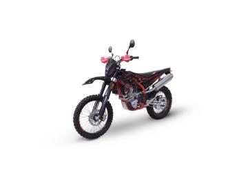 NUOVA SWM RS 500 R
Prezzo: € 7.490,00 + 350 € Immatricolazione
Anno Modello: 2026
Chilometraggio: 0 Km Nuova di fabbrica, da immatricolare
Cilindrata: 501 cc Monocilindrico ad alte prestazioni
Omologazione: Euro 5+ In linea con le ultimissime normative ambientali
DESCRIZIONE DEL VEICOLO:
SWM RS 500 R il punto di riferimento assoluto per il mercato delle enduro Dual Sport di grande cilindrata. Nata sulla base della storica e gloriosa tradizione motoristica italiana, la RS 500 R offre una coppia poderosa fin dai bassissimi regimi e una ciclistica di livello professionale.
COMPONENTISTICA DI LIVELLO PREMIUM:
Sospensioni KAYABA (KYB): Forcella anteriore a steli rovesciati da 48 mm completamente regolabile e monoammortizzatore posteriore regolabile con leveraggio progressivo Soft Damp. Massimo controllo e trazione su sassi, fango e pietraie.
Freni BREMBO: Impianto frenante racing anteriore e posteriore con pinze Brembo e dischi a margherita fissi, per una potenza frenante e una modulabilità al vertice della categoria.
Motore: Monocilindrico 4T da ben 501 cc, bialbero (DOHC) a 4 valvole, raffreddato a liquido. L'iniezione elettronica è ottimizzata per il modello 2026, garantendo un'erogazione lineare ma incredibilmente vigorosa.
Equipaggiamento Adventure pronto all'uso: Elettroventola di raffreddamento di serie (fondamentale nei tratti hard), paramotore robusto, paramani protettivi e nuovo gruppo ottico Full LED ad alta luminosità .
GARANZIA E SERVIZI INCLUSI:
Garanzia Ufficiale SWM: 24 mesi (2 anni) inclusa nel prezzo, valida in tutta Italia presso la rete ufficiale.
Finanziamenti personalizzati: Piani finanziari flessibili a tassi agevolati, con possibilità di mini-rate mensili o formule con maxi-rata.
I NOSTRI SERVIZI :
-Acquisto diretto con pagamento immediato
-conto vendita
-vendita auto, moto e scooter usati e garantiti
-vendita veicoli d'epoca
-permuta auto con moto e viceversa
-noleggio breve e lungo termine
-finanziamenti personalizzati (rata costante,mini e maxi rate, leasing)
-assistenza post-vendita con società di garanzie e officine partner
-assicurazioni
-consulenze e stime per acquisti tra privati
VISITA il nostro sito internet: automotousateroma.it oppure scarica la nostra App: automotousateroma dall' Apple store o Play store per restare aggiornato sui nostri ultimi arrivi.
VIENI A TROVARCI PER VEDERE DAL VIVO QUESTO VEICOLO :
Auto Moto Usate Roma s.r.l.Via Appia Nuova 23, 00047, Marino (RM) (adiacente Sorelle Ramonda).
HAI UNA PERMUTA?
compila il form sull'App o nel nostro sito automotousateroma.it
oppure inviaci foto e descrizione (modello anno km motore ...)
al nostro numero whatsapp : Cell. 366-6562866 o 351-4646876 Fisso 06-7215841 e-mail : info@automotousateroma.it
La Auto Moto Usate Roma Srl declina ogni responsabilità per eventuali involontarie incongruenze che non rappresentano in alcun modo un impegno contrattuale e invitano i clienti a verificare sempre dal vivo la correttezza dei dati che potrebbero non coincidere con l’effettivo equipaggiamento del veicolo spesso dovuto alla incompatibilità dei dati trasmessi sulle varie piattaforme web. NUOVA SWM RS 500 R
Prezzo: € 7.490,00 + 350 € Immatricolazione
Anno Modello: 2026
Chilometraggio: 0 Km Nuova di fabbrica, da immatricolare
Cilindrata: 501 cc Monocilindrico ad alte prestazioni
Omologazione: Euro 5+ In linea con le ultimissime normative ambientali
DESCRIZIONE DEL VEICOLO:
SWM RS 500 R il punto di riferimento assoluto per il mercato delle enduro Dual Sport di grande cilindrata. Nata sulla base della storica e gloriosa tradizione motoristica italiana, la RS 500 R offre una coppia poderosa fin dai bassissimi regimi e una ciclistica di livello professionale.
COMPONENTISTICA DI LIVELLO PREMIUM:
Sospensioni KAYABA (KYB): Forcella anteriore a steli rovesciati da 48 mm completamente regolabile e monoammortizzatore posteriore regolabile con leveraggio progressivo Soft Damp. Massimo controllo e trazione su sassi, fango e pietraie.
Freni BREMBO: Impianto frenante racing anteriore e posteriore con pinze Brembo e dischi a margherita fissi, per una potenza frenante e una modulabilità al vertice della categoria.
Motore: Monocilindrico 4T da ben 501 cc, bialbero (DOHC) a 4 valvole, raffreddato a liquido. L'iniezione elettronica è ottimizzata per il modello 2026, garantendo un'erogazione lineare ma incredibilmente vigorosa.
Equipaggiamento Adventure pronto all'uso: Elettroventola di raffreddamento di serie (fondamentale nei tratti hard), paramotore robusto, paramani protettivi e nuovo gruppo ottico Full LED ad alta luminosità .
GARANZIA E SERVIZI INCLUSI:
Garanzia Ufficiale SWM: 24 mesi (2 anni) inclusa nel prezzo, valida in tutta Italia presso la rete ufficiale.
Finanziamenti personalizzati: Piani finanziari flessibili a tassi agevolati, con possibilità di mini-rate mensili o formule con maxi-rata.
I NOSTRI SERVIZI :
-Acquisto diretto con pagamento immediato
-conto vendita
-vendita auto, moto e scooter usati e garantiti
-vendita veicoli d'epoca
-permuta auto con moto e viceversa
-noleggio breve e lungo termine
-finanziamenti personalizzati (rata costante,mini e maxi rate, leasing)
-assistenza post-vendita con società di garanzie e officine partner
-assicurazioni
-consulenze e stime per acquisti tra privati
VISITA il nostro sito internet: automotousateroma.it oppure scarica la nostra App: automotousateroma dall' Apple store o Play store per restare aggiornato sui nostri ultimi arrivi.
VIENI A TROVARCI PER VEDERE DAL VIVO QUESTO VEICOLO :
Auto Moto Usate Roma s.r.l.Via Appia Nuova 23, 00047, Marino (RM) (adiacente Sorelle Ramonda).
HAI UNA PERMUTA?
compila il form sull'App o nel nostro sito automotousateroma.it
oppure inviaci foto e descrizione (modello anno km motore ...)
al nostro numero whatsapp : Cell. 366-6562866 o 351-4646876 Fisso 06-7215841 e-mail : info@automotousateroma.it
La Auto Moto Usate Roma Srl declina ogni responsabilità per eventuali involontarie incongruenze che non rappresentano in alcun modo un impegno contrattuale e invitano i clienti a verificare sempre dal vivo la correttezza dei dati che potrebbero non coincidere con l’effettivo equipaggiamento del veicolo spesso dovuto alla incompatibilità dei dati trasmessi sulle varie piattaforme web.
