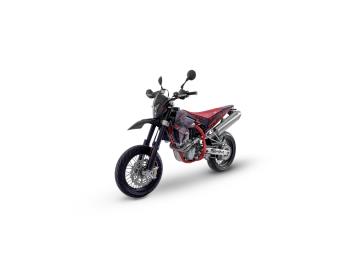 NUOVA SWM SM 500 R – Il Supermotard Senza Compromessi!
Condizioni: Nuovo da immatricolare
Cilindrata: 501 cc (Potenza 34 Cv 25 Kw - ottimizzata per Patente A2)
Prezzo: 5.990,00 € f.c. + 350 € Immatricolazione
Descrizione del Veicolo:
La SWM SM 500 R viene orgogliosamente prodotta in Italia, è la moto ideale per chi cerca le prestazioni e la reattività di un vero motard.
Dotata di una ciclistica sopraffina e di un motore monocilindrico dalla coppia esplosiva, la SM 500 R è nata per aggredire i passi di montagna, i circuiti cittadini e le piste da kart.
Caratteristiche Tecniche di Riferimento:
Motore: Monocilindrico 4T, 501 cc, Bialbero (DOHC) a 4 valvole, raffreddamento a liquido con elettroventola di serie.
Alimentazione: Iniezione elettronica firmata Mikuni per una risposta del gas fulminea.
Sospensioni Premium:
Anteriore: Forcella rovesciata KAYABA (KYB) pluriregolabile (steli da 48mm).
Posteriore: Monoammortizzatore KAYABA (KYB) completamente regolabile con leveraggio progressivo.
Frenata Racing:
Impianto frenante BREMBO con pinza radiale all'anteriore per arresti millimetrici e sistema ABS.
Componentistica:
Cerchi a raggi di stampo prettamente motard, pneumatici sportivi ad alta aderenza e doppio terminale di scarico per un sound da vera monocilindrica.
Servizi e Agevolazioni Offerti:
Garanzia Ufficiale SWM: 2 anni di tranquillità inclusi.
Finanziamenti su Misura: Possibilità di dilazionare l'importo con formule personalizzate (anche con anticipo zero).
I NOSTRI SERVIZI :
-Acquisto diretto con pagamento immediato
-conto vendita
-vendita auto, moto e scooter usati e garantiti
-vendita veicoli d'epoca
-permuta auto con moto e viceversa
-noleggio breve e lungo termine
-finanziamenti personalizzati (rata costante,mini e maxi rate, leasing)
-assistenza post-vendita con società di garanzie e officine partner
-assicurazioni
VISITA il nostro sito internet: automotousateroma.it oppure scarica la nostra App: automotousateroma dall' Apple store o Play store per restare aggiornato sui nostri ultimi arrivi.
VIENI A TROVARCI PER VEDERE DAL VIVO QUESTO VEICOLO : Auto Moto Usate Roma s.r.l.Via Appia Nuova 23, 00047, Marino (RM) (adiacente Sorelle Ramonda).
HAI UNA PERMUTA? compila il form sull'App o nel nostro sito automotousateroma.it oppure inviaci foto e descrizione (modello anno km motore ...) al nostro numero whatsapp : Cell. 366-6562866 o 351-4646876 Fisso 06-7215841 e-mail : info@automotousateroma.it
La Auto Moto Usate Roma Srl declina ogni responsabilità per eventuali involontarie incongruenze che non rappresentano in alcun modo un impegno contrattuale e invitano i clienti a verificare sempre dal vivo la correttezza dei dati che potrebbero non coincidere con l’effettivo equipaggiamento del veicolo spesso dovuto alla incompatibilità dei dati trasmessi sulle varie piattaforme web. NUOVA SWM SM 500 R – Il Supermotard Senza Compromessi!
Condizioni: Nuovo da immatricolare
Cilindrata: 501 cc (Potenza 34 Cv 25 Kw - ottimizzata per Patente A2)
Prezzo: 5.990,00 € f.c. + 350 € Immatricolazione
Descrizione del Veicolo:
La SWM SM 500 R viene orgogliosamente prodotta in Italia, è la moto ideale per chi cerca le prestazioni e la reattività di un vero motard.
Dotata di una ciclistica sopraffina e di un motore monocilindrico dalla coppia esplosiva, la SM 500 R è nata per aggredire i passi di montagna, i circuiti cittadini e le piste da kart.
Caratteristiche Tecniche di Riferimento:
Motore: Monocilindrico 4T, 501 cc, Bialbero (DOHC) a 4 valvole, raffreddamento a liquido con elettroventola di serie.
Alimentazione: Iniezione elettronica firmata Mikuni per una risposta del gas fulminea.
Sospensioni Premium:
Anteriore: Forcella rovesciata KAYABA (KYB) pluriregolabile (steli da 48mm).
Posteriore: Monoammortizzatore KAYABA (KYB) completamente regolabile con leveraggio progressivo.
Frenata Racing:
Impianto frenante BREMBO con pinza radiale all'anteriore per arresti millimetrici e sistema ABS.
Componentistica:
Cerchi a raggi di stampo prettamente motard, pneumatici sportivi ad alta aderenza e doppio terminale di scarico per un sound da vera monocilindrica.
Servizi e Agevolazioni Offerti:
Garanzia Ufficiale SWM: 2 anni di tranquillità inclusi.
Finanziamenti su Misura: Possibilità di dilazionare l'importo con formule personalizzate (anche con anticipo zero).
I NOSTRI SERVIZI :
-Acquisto diretto con pagamento immediato
-conto vendita
-vendita auto, moto e scooter usati e garantiti
-vendita veicoli d'epoca
-permuta auto con moto e viceversa
-noleggio breve e lungo termine
-finanziamenti personalizzati (rata costante,mini e maxi rate, leasing)
-assistenza post-vendita con società di garanzie e officine partner
-assicurazioni
VISITA il nostro sito internet: automotousateroma.it oppure scarica la nostra App: automotousateroma dall' Apple store o Play store per restare aggiornato sui nostri ultimi arrivi.
VIENI A TROVARCI PER VEDERE DAL VIVO QUESTO VEICOLO : Auto Moto Usate Roma s.r.l.Via Appia Nuova 23, 00047, Marino (RM) (adiacente Sorelle Ramonda).
HAI UNA PERMUTA? compila il form sull'App o nel nostro sito automotousateroma.it oppure inviaci foto e descrizione (modello anno km motore ...) al nostro numero whatsapp : Cell. 366-6562866 o 351-4646876 Fisso 06-7215841 e-mail : info@automotousateroma.it
La Auto Moto Usate Roma Srl declina ogni responsabilità per eventuali involontarie incongruenze che non rappresentano in alcun modo un impegno contrattuale e invitano i clienti a verificare sempre dal vivo la correttezza dei dati che potrebbero non coincidere con l’effettivo equipaggiamento del veicolo spesso dovuto alla incompatibilità dei dati trasmessi sulle varie piattaforme web.