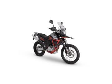 NUOVA SWM SUPERDUAL 600 Versione T & Versione X L'Avventura Senza Confini!
Condizioni: Nuovo da immatricolare
Cilindrata: 600 cc – Monocilindrico Bialbero (DOHC) da 54 CV
Prezzo: 5.990,00 € f.c. + 350 € Immatricolazione
Descrizione del Veicolo:
La SWM Superdual è Sviluppata sulla leggendaria e collaudatissima base meccanica Husqvarna, la Superdual offre il perfetto equilibrio tra il fascino delle vecchie NUOVA SWM SUPERDUAL 600 Versione T & Versione X L'Avventura Senza Confini!
Condizioni: Nuovo da immatricolare
Cilindrata: 600 cc – Monocilindrico Bialbero (DOHC) da 54 CV
Prezzo: 5.990,00 € f.c. + 350 € Immatricolazione
Descrizione del Veicolo:
La SWM Superdual è Sviluppata sulla leggendaria e collaudatissima base meccanica Husqvarna, la Superdual offre il perfetto equilibrio tra il fascino delle vecchie