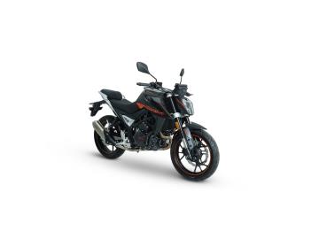 NUOVA SWM HOKU 400 – La Hyper-Naked Bicilindrica per Patente A2!
Condizioni: Nuovo da immatricolare
Cilindrata: 401 cc – Motore Bicilindrico Parallelo
Segmento: Naked Sportiva (Guidabile con Patente A2)
Prezzo: 4.290,00 € f.c. + 350,00 € Immatricolazione
Descrizione del Veicolo:
La Nuova Hoku 400 e la risposta perfetta per chi desidera fare il salto di categoria o per chi cerca una naked quotidiana con la grinta e il sound che solo un motore bicilindrico sa offrire.
Caratterizzata da linee spigolose, un look muscoloso e un telaio a traliccio in acciaio in bella vista, la Hoku 400 unisce un’agilità piuma in città (grazie ai suoi soli 155 kg di peso) a una stabilità rigorosa quando si decide di spingere tra le curve di un passo di montagna.
Scheda Tecnica e Allestimento Top di Serie:
Motore: Bicilindrico parallelo da 401 cc, 4 tempi, Bialbero (DOHC) a 8 valvole, raffreddato a liquido. Omologazione Euro 5+.
Prestazioni: 43 CV (31.5 kW) a 9.500 giri/min con 34 Nm di coppia. Fluido ai bassi regimi, graffiante e sportivo agli alti.
Ciclistica Evoluta: Forcella anteriore a steli rovesciati (USD) da 41 mm e monoammortizzatore posteriore regolabile nel precarico.
Frenata da Grande: Impianto frenante d'eccellenza firmato Brembo con disco anteriore da 300 mm e pinza radiale, assistito da sistema ABS Bosch a doppio canale.
Display TFT da 7 NUOVA SWM HOKU 400 – La Hyper-Naked Bicilindrica per Patente A2!
Condizioni: Nuovo da immatricolare
Cilindrata: 401 cc – Motore Bicilindrico Parallelo
Segmento: Naked Sportiva (Guidabile con Patente A2)
Prezzo: 4.290,00 € f.c. + 350,00 € Immatricolazione
Descrizione del Veicolo:
La Nuova Hoku 400 e la risposta perfetta per chi desidera fare il salto di categoria o per chi cerca una naked quotidiana con la grinta e il sound che solo un motore bicilindrico sa offrire.
Caratterizzata da linee spigolose, un look muscoloso e un telaio a traliccio in acciaio in bella vista, la Hoku 400 unisce un’agilità piuma in città (grazie ai suoi soli 155 kg di peso) a una stabilità rigorosa quando si decide di spingere tra le curve di un passo di montagna.
Scheda Tecnica e Allestimento Top di Serie:
Motore: Bicilindrico parallelo da 401 cc, 4 tempi, Bialbero (DOHC) a 8 valvole, raffreddato a liquido. Omologazione Euro 5+.
Prestazioni: 43 CV (31.5 kW) a 9.500 giri/min con 34 Nm di coppia. Fluido ai bassi regimi, graffiante e sportivo agli alti.
Ciclistica Evoluta: Forcella anteriore a steli rovesciati (USD) da 41 mm e monoammortizzatore posteriore regolabile nel precarico.
Frenata da Grande: Impianto frenante d'eccellenza firmato Brembo con disco anteriore da 300 mm e pinza radiale, assistito da sistema ABS Bosch a doppio canale.
Display TFT da 7