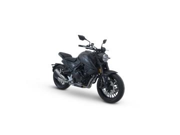 NUOVA SWM GRAN MILANO 500 – Il Perfetto Mix tra Moderno e Neoclassico
Cerchi una moto con personalità , agile nel traffico ma pronta a farti divertire nel weekend? La nuova SWM Gran Milano 500 ridefinisce il concetto di naked stradale.
Dal design muscoloso e originale, arricchita da una componentistica di alto livello e pensata per chi vuole distinguersi con stile, senza stress e con costi di gestione ridottissimi.
SCHEDA TECNICA IN SINTESI:
Modello: SWM Gran Milano 500
Condizioni: Nuovo da immatricolare
Motore: Bicilindrico parallelo da 494 cc, 4 tempi, raffreddato a liquido
Potenza: 35 kW (47,6 CV) – Guidabile con Patente A2
Peso in ordine di marcia: Solo 188 kg (estremamente facile da manovrare)
Altezza Sella: 790 mm (perfetta e rassicurante per piloti di tutte le altezze)
PUNTI DI FORZA & DOTAZIONE DI SERIE:
Ciclistica Premium: Sospensioni Kayaba (KYB) con forcella a steli rovesciati da 41 mm per una precisione di guida impeccabile.
Frenata da Maximoto: Doppio freno a disco anteriore da 290 mm con pinze JJuan e ABS a doppio canale per la massima sicurezza.
Grip Stradale: Equipaggiata di serie con pneumatici premium Pirelli Angel GT (120/70-17 anteriore e 160/60-17 posteriore).
Elettronica Avanzata: Gestione del motore con doppia mappatura (Sport / Eco), controllo di trazione di serie e display digitale TFT a colori chiaro e moderno con presa USB e connettività Bluetooth.
Tecnologia LED: Gruppo ottico Full LED dal design ricercato (con logo SWM integrato nel faro).
PREZZO E OFFERTE:
Prezzo di listino: € 5.090 f.c. + 350€ Immatricolazione.
Garanzia: 2 anni di garanzia ufficiale della casa madre SWM.
Finanziamento: Possibilità di finanziamento personalizzato.
I NOSTRI SERVIZI :
-Acquisto diretto con pagamento immediato
-conto vendita
-vendita auto, moto e scooter usati e garantiti
-vendita veicoli d'epoca
-permuta auto con moto e viceversa
-noleggio breve e lungo termine
-finanziamenti personalizzati (rata costante,mini e maxi rate, leasing)
-assistenza post-vendita con società di garanzie e officine partner
-assicurazioni
-consulenze e stime per acquisti tra privati
VISITA il nostro sito internet: automotousateroma.it oppure scarica la nostra App: automotousateroma dall' Apple store o Play store per restare aggiornato sui nostri ultimi arrivi.
VIENI A TROVARCI PER VEDERE DAL VIVO QUESTO VEICOLO :
Auto Moto Usate Roma s.r.l.Via Appia Nuova 23, 00047, Marino (RM) (adiacente Sorelle Ramonda).
HAI UNA PERMUTA?
compila il form sull'App o nel nostro sito automotousateroma.it
oppure inviaci foto e descrizione (modello anno km motore ...)
al nostro numero whatsapp : Cell. 366-6562866 o 351-4646876 Fisso 06-7215841 e-mail : info@automotousateroma.it
La Auto Moto Usate Roma Srl declina ogni responsabilità per eventuali involontarie incongruenze che non rappresentano in alcun modo un impegno contrattuale e invitano i clienti a verificare sempre dal vivo la correttezza dei dati che potrebbero non coincidere con l’effettivo equipaggiamento del veicolo spesso dovuto alla incompatibilità dei dati trasmessi sulle varie piattaforme web. NUOVA SWM GRAN MILANO 500 – Il Perfetto Mix tra Moderno e Neoclassico
Cerchi una moto con personalità , agile nel traffico ma pronta a farti divertire nel weekend? La nuova SWM Gran Milano 500 ridefinisce il concetto di naked stradale.
Dal design muscoloso e originale, arricchita da una componentistica di alto livello e pensata per chi vuole distinguersi con stile, senza stress e con costi di gestione ridottissimi.
SCHEDA TECNICA IN SINTESI:
Modello: SWM Gran Milano 500
Condizioni: Nuovo da immatricolare
Motore: Bicilindrico parallelo da 494 cc, 4 tempi, raffreddato a liquido
Potenza: 35 kW (47,6 CV) – Guidabile con Patente A2
Peso in ordine di marcia: Solo 188 kg (estremamente facile da manovrare)
Altezza Sella: 790 mm (perfetta e rassicurante per piloti di tutte le altezze)
PUNTI DI FORZA & DOTAZIONE DI SERIE:
Ciclistica Premium: Sospensioni Kayaba (KYB) con forcella a steli rovesciati da 41 mm per una precisione di guida impeccabile.
Frenata da Maximoto: Doppio freno a disco anteriore da 290 mm con pinze JJuan e ABS a doppio canale per la massima sicurezza.
Grip Stradale: Equipaggiata di serie con pneumatici premium Pirelli Angel GT (120/70-17 anteriore e 160/60-17 posteriore).
Elettronica Avanzata: Gestione del motore con doppia mappatura (Sport / Eco), controllo di trazione di serie e display digitale TFT a colori chiaro e moderno con presa USB e connettività Bluetooth.
Tecnologia LED: Gruppo ottico Full LED dal design ricercato (con logo SWM integrato nel faro).
PREZZO E OFFERTE:
Prezzo di listino: € 5.090 f.c. + 350€ Immatricolazione.
Garanzia: 2 anni di garanzia ufficiale della casa madre SWM.
Finanziamento: Possibilità di finanziamento personalizzato.
I NOSTRI SERVIZI :
-Acquisto diretto con pagamento immediato
-conto vendita
-vendita auto, moto e scooter usati e garantiti
-vendita veicoli d'epoca
-permuta auto con moto e viceversa
-noleggio breve e lungo termine
-finanziamenti personalizzati (rata costante,mini e maxi rate, leasing)
-assistenza post-vendita con società di garanzie e officine partner
-assicurazioni
-consulenze e stime per acquisti tra privati
VISITA il nostro sito internet: automotousateroma.it oppure scarica la nostra App: automotousateroma dall' Apple store o Play store per restare aggiornato sui nostri ultimi arrivi.
VIENI A TROVARCI PER VEDERE DAL VIVO QUESTO VEICOLO :
Auto Moto Usate Roma s.r.l.Via Appia Nuova 23, 00047, Marino (RM) (adiacente Sorelle Ramonda).
HAI UNA PERMUTA?
compila il form sull'App o nel nostro sito automotousateroma.it
oppure inviaci foto e descrizione (modello anno km motore ...)
al nostro numero whatsapp : Cell. 366-6562866 o 351-4646876 Fisso 06-7215841 e-mail : info@automotousateroma.it
La Auto Moto Usate Roma Srl declina ogni responsabilità per eventuali involontarie incongruenze che non rappresentano in alcun modo un impegno contrattuale e invitano i clienti a verificare sempre dal vivo la correttezza dei dati che potrebbero non coincidere con l’effettivo equipaggiamento del veicolo spesso dovuto alla incompatibilità dei dati trasmessi sulle varie piattaforme web.