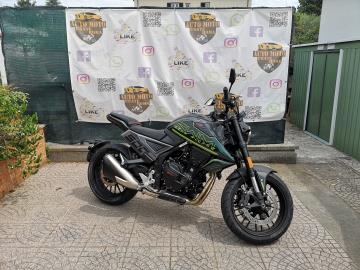NUOVA SWM GRAN MILANO 500 – Il Perfetto Mix tra Moderno e Neoclassico
Cerchi una moto con personalità , agile nel traffico ma pronta a farti divertire nel weekend? La nuova SWM Gran Milano 500 ridefinisce il concetto di naked stradale.
Dal design muscoloso e originale, arricchita da una componentistica di alto livello e pensata per chi vuole distinguersi con stile, senza stress e con costi di gestione ridottissimi.
SCHEDA TECNICA IN SINTESI:
Modello: SWM Gran Milano 500
Condizioni: Nuovo da immatricolare
Motore: Bicilindrico parallelo da 494 cc, 4 tempi, raffreddato a liquido
Potenza: 35 kW (47,6 CV) – Guidabile con Patente A2
Peso in ordine di marcia: Solo 188 kg (estremamente facile da manovrare)
Altezza Sella: 790 mm (perfetta e rassicurante per piloti di tutte le altezze)
PUNTI DI FORZA & DOTAZIONE DI SERIE:
Ciclistica Premium: Sospensioni Kayaba (KYB) con forcella a steli rovesciati da 41 mm per una precisione di guida impeccabile.
Frenata da Maximoto: Doppio freno a disco anteriore da 290 mm con pinze JJuan e ABS a doppio canale per la massima sicurezza.
Grip Stradale: Equipaggiata di serie con pneumatici premium Pirelli Angel GT (120/70-17 anteriore e 160/60-17 posteriore).
Elettronica Avanzata: Gestione del motore con doppia mappatura (Sport / Eco), controllo di trazione di serie e display digitale TFT a colori chiaro e moderno con presa USB e connettività Bluetooth.
Tecnologia LED: Gruppo ottico Full LED dal design ricercato (con logo SWM integrato nel faro).
PREZZO E OFFERTE:
Prezzo di listino: € 5.090 f.c. + 350€ Immatricolazione.
Garanzia: 2 anni di garanzia ufficiale della casa madre SWM.
Finanziamento: Possibilità di finanziamento personalizzato.
I NOSTRI SERVIZI :
-Acquisto diretto con pagamento immediato
-conto vendita
-vendita auto, moto e scooter usati e garantiti
-vendita veicoli d'epoca
-permuta auto con moto e viceversa
-noleggio breve e lungo termine
-finanziamenti personalizzati (rata costante,mini e maxi rate, leasing)
-assistenza post-vendita con società di garanzie e officine partner
-assicurazioni
-consulenze e stime per acquisti tra privati
VISITA il nostro sito internet: automotousateroma.it oppure scarica la nostra App: automotousateroma dall' Apple store o Play store per restare aggiornato sui nostri ultimi arrivi.
VIENI A TROVARCI PER VEDERE DAL VIVO QUESTO VEICOLO :
Auto Moto Usate Roma s.r.l.Via Appia Nuova 23, 00047, Marino (RM) (adiacente Sorelle Ramonda).
HAI UNA PERMUTA?
compila il form sull'App o nel nostro sito automotousateroma.it
oppure inviaci foto e descrizione (modello anno km motore ...)
al nostro numero whatsapp : Cell. 366-6562866 o 351-4646876 Fisso 06-7215841 e-mail : info@automotousateroma.it
La Auto Moto Usate Roma Srl declina ogni responsabilità per eventuali involontarie incongruenze che non rappresentano in alcun modo un impegno contrattuale e invitano i clienti a verificare sempre dal vivo la correttezza dei dati che potrebbero non coincidere con l’effettivo equipaggiamento del veicolo spesso dovuto alla incompatibilità dei dati trasmessi sulle varie piattaforme web. NUOVA SWM GRAN MILANO 500 – Il Perfetto Mix tra Moderno e Neoclassico
Cerchi una moto con personalità , agile nel traffico ma pronta a farti divertire nel weekend? La nuova SWM Gran Milano 500 ridefinisce il concetto di naked stradale.
Dal design muscoloso e originale, arricchita da una componentistica di alto livello e pensata per chi vuole distinguersi con stile, senza stress e con costi di gestione ridottissimi.
SCHEDA TECNICA IN SINTESI:
Modello: SWM Gran Milano 500
Condizioni: Nuovo da immatricolare
Motore: Bicilindrico parallelo da 494 cc, 4 tempi, raffreddato a liquido
Potenza: 35 kW (47,6 CV) – Guidabile con Patente A2
Peso in ordine di marcia: Solo 188 kg (estremamente facile da manovrare)
Altezza Sella: 790 mm (perfetta e rassicurante per piloti di tutte le altezze)
PUNTI DI FORZA & DOTAZIONE DI SERIE:
Ciclistica Premium: Sospensioni Kayaba (KYB) con forcella a steli rovesciati da 41 mm per una precisione di guida impeccabile.
Frenata da Maximoto: Doppio freno a disco anteriore da 290 mm con pinze JJuan e ABS a doppio canale per la massima sicurezza.
Grip Stradale: Equipaggiata di serie con pneumatici premium Pirelli Angel GT (120/70-17 anteriore e 160/60-17 posteriore).
Elettronica Avanzata: Gestione del motore con doppia mappatura (Sport / Eco), controllo di trazione di serie e display digitale TFT a colori chiaro e moderno con presa USB e connettività Bluetooth.
Tecnologia LED: Gruppo ottico Full LED dal design ricercato (con logo SWM integrato nel faro).
PREZZO E OFFERTE:
Prezzo di listino: € 5.090 f.c. + 350€ Immatricolazione.
Garanzia: 2 anni di garanzia ufficiale della casa madre SWM.
Finanziamento: Possibilità di finanziamento personalizzato.
I NOSTRI SERVIZI :
-Acquisto diretto con pagamento immediato
-conto vendita
-vendita auto, moto e scooter usati e garantiti
-vendita veicoli d'epoca
-permuta auto con moto e viceversa
-noleggio breve e lungo termine
-finanziamenti personalizzati (rata costante,mini e maxi rate, leasing)
-assistenza post-vendita con società di garanzie e officine partner
-assicurazioni
-consulenze e stime per acquisti tra privati
VISITA il nostro sito internet: automotousateroma.it oppure scarica la nostra App: automotousateroma dall' Apple store o Play store per restare aggiornato sui nostri ultimi arrivi.
VIENI A TROVARCI PER VEDERE DAL VIVO QUESTO VEICOLO :
Auto Moto Usate Roma s.r.l.Via Appia Nuova 23, 00047, Marino (RM) (adiacente Sorelle Ramonda).
HAI UNA PERMUTA?
compila il form sull'App o nel nostro sito automotousateroma.it
oppure inviaci foto e descrizione (modello anno km motore ...)
al nostro numero whatsapp : Cell. 366-6562866 o 351-4646876 Fisso 06-7215841 e-mail : info@automotousateroma.it
La Auto Moto Usate Roma Srl declina ogni responsabilità per eventuali involontarie incongruenze che non rappresentano in alcun modo un impegno contrattuale e invitano i clienti a verificare sempre dal vivo la correttezza dei dati che potrebbero non coincidere con l’effettivo equipaggiamento del veicolo spesso dovuto alla incompatibilità dei dati trasmessi sulle varie piattaforme web.