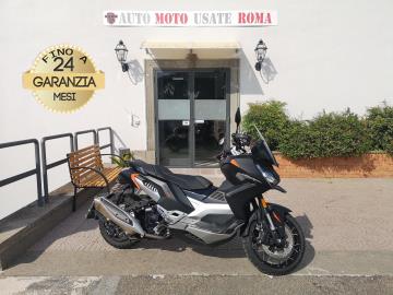 PEUGEOT XP 400 GT
Immatricolato 2025, 399cc, 36Cv/27Kw, 4.000Km, Euro5.
Il prezzo proposto di euro 4.900,00 è legato alla promozione web che prevede un acquisto tramite finanziamento, Info in sede.
Il prezzo a Listino senza promo e senza vincoli è di euro 5.400,00.
Rimangono sempre esclusi i costi :
-del passaggio di proprietà pari ad euro 200,00
-messa su strada pari ad euro 300,00 che include l'attivazione della garanzia di 12 mesi completa, all' occorrenza controlli e/o tagliando completo preconsegna (olio,filtro olio, filtro aria e tutti i componenti necessari al ripristino), 12 mesi di garanzia estendibili a 24/36mesi in base al veicolo e copre i componenti non soggetti ad usura (dettagli in sede).
Di serie con: Motore Monocilindrico, Abs, faro a Led, raffreddamento a Liquido, vano sottosella, doppio cavalletto, Forcella rovesciata, cerchi a Raggi da 17†anteriore e da 15†posteriore.
I NOSTRI SERVIZI :
-Vendita auto usate e storiche, moto e scooter nuovi e usati garantiti
-Acquisto diretto con pagamento immediato o conto vendita
-Permuta auto con moto e viceversa
-Noleggio breve e lungo termine
-Assicurazioni e Finanziamenti personalizzati
-Assistenza post-vendita
-Accessori e antifurti per moto e auto
VISITA il nostro sito internet: automotousateroma.it oppure scarica la nostra App: automotousateroma dall' Apple store o Play store per restare aggiornato sui nostri ultimi arrivi.
VIENI A TROVARCI PER VEDERE DAL VIVO QUESTO VEICOLO :
Auto Moto Usate Roma s.r.l.Via Appia Nuova 23, 00047, Marino (RM) (adiacente Sorelle Ramonda)
*************
HAI UNA PERMUTA?
compila il form sull'App o nel nostro sito automotousateroma.it
oppure inviaci foto e descrizione (modello anno km motore ...)
al nostro numero whatsapp : Cell. 366-6562866 o 351-4646876 Fisso 06-7215841 e-mail : info@automotousateroma.it
*************
La Auto Moto Usate Roma Srl declina ogni responsabilità per eventuali involontarie incongruenze che non rappresentano in alcun modo un impegno contrattuale e invitano i clienti a verificare sempre dal vivo la correttezza dei dati che potrebbero non coincidere con l’effettivo equipaggiamento del veicolo spesso dovuto alla incompatibilità dei dati trasmessi sulle varie piattaforme web. PEUGEOT XP 400 GT
Immatricolato 2025, 399cc, 36Cv/27Kw, 4.000Km, Euro5.
Il prezzo proposto di euro 4.900,00 è legato alla promozione web che prevede un acquisto tramite finanziamento, Info in sede.
Il prezzo a Listino senza promo e senza vincoli è di euro 5.400,00.
Rimangono sempre esclusi i costi :
-del passaggio di proprietà pari ad euro 200,00
-messa su strada pari ad euro 300,00 che include l'attivazione della garanzia di 12 mesi completa, all' occorrenza controlli e/o tagliando completo preconsegna (olio,filtro olio, filtro aria e tutti i componenti necessari al ripristino), 12 mesi di garanzia estendibili a 24/36mesi in base al veicolo e copre i componenti non soggetti ad usura (dettagli in sede).
Di serie con: Motore Monocilindrico, Abs, faro a Led, raffreddamento a Liquido, vano sottosella, doppio cavalletto, Forcella rovesciata, cerchi a Raggi da 17†anteriore e da 15†posteriore.
I NOSTRI SERVIZI :
-Vendita auto usate e storiche, moto e scooter nuovi e usati garantiti
-Acquisto diretto con pagamento immediato o conto vendita
-Permuta auto con moto e viceversa
-Noleggio breve e lungo termine
-Assicurazioni e Finanziamenti personalizzati
-Assistenza post-vendita
-Accessori e antifurti per moto e auto
VISITA il nostro sito internet: automotousateroma.it oppure scarica la nostra App: automotousateroma dall' Apple store o Play store per restare aggiornato sui nostri ultimi arrivi.
VIENI A TROVARCI PER VEDERE DAL VIVO QUESTO VEICOLO :
Auto Moto Usate Roma s.r.l.Via Appia Nuova 23, 00047, Marino (RM) (adiacente Sorelle Ramonda)
*************
HAI UNA PERMUTA?
compila il form sull'App o nel nostro sito automotousateroma.it
oppure inviaci foto e descrizione (modello anno km motore ...)
al nostro numero whatsapp : Cell. 366-6562866 o 351-4646876 Fisso 06-7215841 e-mail : info@automotousateroma.it
*************
La Auto Moto Usate Roma Srl declina ogni responsabilità per eventuali involontarie incongruenze che non rappresentano in alcun modo un impegno contrattuale e invitano i clienti a verificare sempre dal vivo la correttezza dei dati che potrebbero non coincidere con l’effettivo equipaggiamento del veicolo spesso dovuto alla incompatibilità dei dati trasmessi sulle varie piattaforme web.