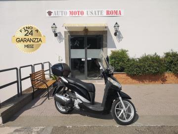 Rivenditore autorizzato di : Piaggio, Vespa, Sym, QJ Motor, Italjet, Tvs Motor, Alza Italia. Trattiamo usato Honda, Yamaha, Kawasaki, Suzuki, Aprilia, Benelli, Ducati, Moto Guzzi, Moto Morini, BMW, KTM, Triumph, Royal Enfield, Harley-Davidson, Indian, CFMOTO, Voge, Kymco, Peugeot
HONDA SH 300
Immatricolato 2012, 279cc, 27Cv/20Kw, 105.000Km, Euro3.
*** Motore Revisionato ***
Rimangono sempre esclusi i costi :
-del passaggio di proprietà pari ad euro 200,00
-messa su strada pari ad euro 300,00 che include l'attivazione della garanzia di 12 mesi completa, all' occorrenza controlli e/o tagliando completo preconsegna (olio,filtro olio, filtro aria e tutti i componenti necessari al ripristino), 12 mesi di garanzia estendibili a 24/36mesi in base al veicolo e copre i componenti non soggetti ad usura (dettagli in sede).
Di serie con: Motore Monocilindrico, cambio automatico con variatore, raffreddamento a liquido, vano retroscudo e vano sottosella, doppio cavalletto, freno a dischi freno da 256mm anteriore e posteriore, cerchi da 16â€.
I NOSTRI SERVIZI :
-Vendita auto usate e storiche, moto e scooter nuovi e usati garantiti
-Acquisto diretto con pagamento immediato o conto vendita
-Permuta auto con moto e viceversa
-Noleggio breve e lungo termine
-Assicurazioni e Finanziamenti personalizzati
-Assistenza post-vendita
-Accessori e antifurti per moto e auto
VISITA il nostro sito internet: automotousateroma.it oppure scarica la nostra App: automotousateroma dall' Apple store o Play store per restare aggiornato sui nostri ultimi arrivi.
VIENI A TROVARCI PER VEDERE DAL VIVO QUESTO VEICOLO :
Auto Moto Usate Roma s.r.l.Via Appia Nuova 23, 00047, Marino (RM) (adiacente Sorelle Ramonda)
*************
HAI UNA PERMUTA?
compila il form sull'App o nel nostro sito automotousateroma.it
oppure inviaci foto e descrizione (modello anno km motore ...)
al nostro numero whatsapp : Cell. 366-6562866 o 351-4646876 Fisso 06-7215841 e-mail : info@automotousateroma.it
*************
La Auto Moto Usate Roma Srl declina ogni responsabilità per eventuali involontarie incongruenze che non rappresentano in alcun modo un impegno contrattuale e invitano i clienti a verificare sempre dal vivo la correttezza dei dati che potrebbero non coincidere con l’effettivo equipaggiamento del veicolo spesso dovuto alla incompatibilità dei dati trasmessi sulle varie piattaforme web. Rivenditore autorizzato di : Piaggio, Vespa, Sym, QJ Motor, Italjet, Tvs Motor, Alza Italia. Trattiamo usato Honda, Yamaha, Kawasaki, Suzuki, Aprilia, Benelli, Ducati, Moto Guzzi, Moto Morini, BMW, KTM, Triumph, Royal Enfield, Harley-Davidson, Indian, CFMOTO, Voge, Kymco, Peugeot
HONDA SH 300
Immatricolato 2012, 279cc, 27Cv/20Kw, 105.000Km, Euro3.
*** Motore Revisionato ***
Rimangono sempre esclusi i costi :
-del passaggio di proprietà pari ad euro 200,00
-messa su strada pari ad euro 300,00 che include l'attivazione della garanzia di 12 mesi completa, all' occorrenza controlli e/o tagliando completo preconsegna (olio,filtro olio, filtro aria e tutti i componenti necessari al ripristino), 12 mesi di garanzia estendibili a 24/36mesi in base al veicolo e copre i componenti non soggetti ad usura (dettagli in sede).
Di serie con: Motore Monocilindrico, cambio automatico con variatore, raffreddamento a liquido, vano retroscudo e vano sottosella, doppio cavalletto, freno a dischi freno da 256mm anteriore e posteriore, cerchi da 16â€.
I NOSTRI SERVIZI :
-Vendita auto usate e storiche, moto e scooter nuovi e usati garantiti
-Acquisto diretto con pagamento immediato o conto vendita
-Permuta auto con moto e viceversa
-Noleggio breve e lungo termine
-Assicurazioni e Finanziamenti personalizzati
-Assistenza post-vendita
-Accessori e antifurti per moto e auto
VISITA il nostro sito internet: automotousateroma.it oppure scarica la nostra App: automotousateroma dall' Apple store o Play store per restare aggiornato sui nostri ultimi arrivi.
VIENI A TROVARCI PER VEDERE DAL VIVO QUESTO VEICOLO :
Auto Moto Usate Roma s.r.l.Via Appia Nuova 23, 00047, Marino (RM) (adiacente Sorelle Ramonda)
*************
HAI UNA PERMUTA?
compila il form sull'App o nel nostro sito automotousateroma.it
oppure inviaci foto e descrizione (modello anno km motore ...)
al nostro numero whatsapp : Cell. 366-6562866 o 351-4646876 Fisso 06-7215841 e-mail : info@automotousateroma.it
*************
La Auto Moto Usate Roma Srl declina ogni responsabilità per eventuali involontarie incongruenze che non rappresentano in alcun modo un impegno contrattuale e invitano i clienti a verificare sempre dal vivo la correttezza dei dati che potrebbero non coincidere con l’effettivo equipaggiamento del veicolo spesso dovuto alla incompatibilità dei dati trasmessi sulle varie piattaforme web.