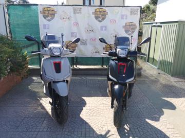 NUOVO SWM C-FLY 125 – La Città Ha un Nuovo Ritmo!
Il nuovo SWM C-Fly 125 segna l'ingresso trionfale dello storico marchio italiano nel mondo degli scooter premium.
PUNTI DI FORZA:
Stabilità da Moto: Cerchio anteriore da 16 pollici e posteriore da 14 NUOVO SWM C-FLY 125 – La Città Ha un Nuovo Ritmo!
Il nuovo SWM C-Fly 125 segna l'ingresso trionfale dello storico marchio italiano nel mondo degli scooter premium.
PUNTI DI FORZA:
Stabilità da Moto: Cerchio anteriore da 16 pollici e posteriore da 14