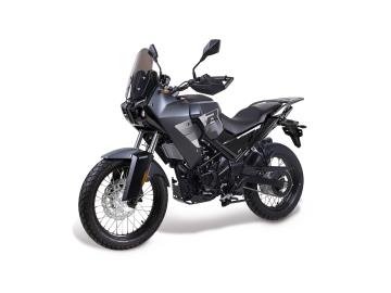 NUOVA SYM NH-R 125 L'Adventure pronta a tutto!
Guidabile a 16 anni con Patente A1 o con Patente B!
Cerchi la moto perfetta per i tuoi spostamenti quotidiani e per le gite fuori porta nel weekend? La nuova SYM NH-R 125 unisce lo stile aggressivo e protettivo delle grandi moto da rally alla praticità di un’ottavo di litro moderna, scattante ed economica nei consumi.
PUNTI DI FORZA:
Prestazioni al Top: Nuovo motore 125cc monocilindrico 4 valvole raffreddato a liquido da 14,3 CV (10,5 kW) e cambio a 6 marce per la massima fluidità sia in città che nei tragitti extraurbani.
Vocazione Off-Road All-Rounder: Cerchio anteriore da 19 e posteriore da 17 a raggi, per superare buche, pavè e percorsi sterrati con totale disinvoltura.
Massima Sicurezza: Impianto frenante a doppio disco con sistema ABS di serie.
Grande Autonomia: Serbatoio maxi da 14 Litri per macinare chilometri senza lo stress del rifornimento.
Tech Comfort:
Quadro strumenti Digital LCD ad alta visibilità .
Gruppi ottici Full LED (faro anteriore, posteriore e frecce).
Doppia presa di ricarica rapida USB Type-A e Type-C per smartphone navigatore.
Paramani e piastra paramotore in metallo inclusi di serie!
INFORMAZIONI DI VENDITA:
Garanzia: Garanzia ufficiale SYM 4 anni + 4 anni di assistenza stradale
Prezzo: € 2.799,00 f.c. + 350,00 € Immatricolazione.
Finanziamento: Possibilità di finanziamento personalizzato anche con zero anticipo o maxi rata.
I NOSTRI SERVIZI :
-Acquisto diretto con pagamento immediato
-conto vendita
-vendita auto, moto e scooter usati e garantiti
-vendita veicoli d'epoca
-permuta auto con moto e viceversa
-noleggio breve e lungo termine
-finanziamenti personalizzati (rata costante,mini e maxi rate, leasing)
-assistenza post-vendita con società di garanzie e officine partner
-assicurazioni
-consulenze e stime per acquisti tra privati
VISITA il nostro sito internet: automotousateroma.it oppure scarica la nostra App: automotousateroma dall' Apple store o Play store per restare aggiornato sui nostri ultimi arrivi.
VIENI A TROVARCI PER VEDERE DAL VIVO QUESTO VEICOLO : Auto Moto Usate Roma s.r.l.Via Appia Nuova 23, 00047, Marino (RM) (adiacente Sorelle Ramonda).
HAI UNA PERMUTA? compila il form sull'App o nel nostro sito automotousateroma.it oppure inviaci foto e descrizione (modello anno km motore ...) al nostro numero whatsapp : Cell. 366-6562866 o 351-4646876 Fisso 06-7215841 e-mail : info@automotousateroma.it
La Auto Moto Usate Roma Srl declina ogni responsabilità per eventuali involontarie incongruenze che non rappresentano in alcun modo un impegno contrattuale e invitano i clienti a verificare sempre dal vivo la correttezza dei dati che potrebbero non coincidere con l’effettivo equipaggiamento del veicolo spesso dovuto alla incompatibilità dei dati trasmessi sulle varie piattaforme web. NUOVA SYM NH-R 125 L'Adventure pronta a tutto!
Guidabile a 16 anni con Patente A1 o con Patente B!
Cerchi la moto perfetta per i tuoi spostamenti quotidiani e per le gite fuori porta nel weekend? La nuova SYM NH-R 125 unisce lo stile aggressivo e protettivo delle grandi moto da rally alla praticità di un’ottavo di litro moderna, scattante ed economica nei consumi.
PUNTI DI FORZA:
Prestazioni al Top: Nuovo motore 125cc monocilindrico 4 valvole raffreddato a liquido da 14,3 CV (10,5 kW) e cambio a 6 marce per la massima fluidità sia in città che nei tragitti extraurbani.
Vocazione Off-Road All-Rounder: Cerchio anteriore da 19 e posteriore da 17 a raggi, per superare buche, pavè e percorsi sterrati con totale disinvoltura.
Massima Sicurezza: Impianto frenante a doppio disco con sistema ABS di serie.
Grande Autonomia: Serbatoio maxi da 14 Litri per macinare chilometri senza lo stress del rifornimento.
Tech Comfort:
Quadro strumenti Digital LCD ad alta visibilità .
Gruppi ottici Full LED (faro anteriore, posteriore e frecce).
Doppia presa di ricarica rapida USB Type-A e Type-C per smartphone navigatore.
Paramani e piastra paramotore in metallo inclusi di serie!
INFORMAZIONI DI VENDITA:
Garanzia: Garanzia ufficiale SYM 4 anni + 4 anni di assistenza stradale
Prezzo: € 2.799,00 f.c. + 350,00 € Immatricolazione.
Finanziamento: Possibilità di finanziamento personalizzato anche con zero anticipo o maxi rata.
I NOSTRI SERVIZI :
-Acquisto diretto con pagamento immediato
-conto vendita
-vendita auto, moto e scooter usati e garantiti
-vendita veicoli d'epoca
-permuta auto con moto e viceversa
-noleggio breve e lungo termine
-finanziamenti personalizzati (rata costante,mini e maxi rate, leasing)
-assistenza post-vendita con società di garanzie e officine partner
-assicurazioni
-consulenze e stime per acquisti tra privati
VISITA il nostro sito internet: automotousateroma.it oppure scarica la nostra App: automotousateroma dall' Apple store o Play store per restare aggiornato sui nostri ultimi arrivi.
VIENI A TROVARCI PER VEDERE DAL VIVO QUESTO VEICOLO : Auto Moto Usate Roma s.r.l.Via Appia Nuova 23, 00047, Marino (RM) (adiacente Sorelle Ramonda).
HAI UNA PERMUTA? compila il form sull'App o nel nostro sito automotousateroma.it oppure inviaci foto e descrizione (modello anno km motore ...) al nostro numero whatsapp : Cell. 366-6562866 o 351-4646876 Fisso 06-7215841 e-mail : info@automotousateroma.it
La Auto Moto Usate Roma Srl declina ogni responsabilità per eventuali involontarie incongruenze che non rappresentano in alcun modo un impegno contrattuale e invitano i clienti a verificare sempre dal vivo la correttezza dei dati che potrebbero non coincidere con l’effettivo equipaggiamento del veicolo spesso dovuto alla incompatibilità dei dati trasmessi sulle varie piattaforme web.