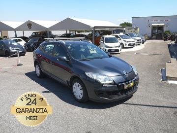RENAULT MEGANE 1.5 DCI SW
Immatricolato 2013, 1431cc, 110Cv/81Kw, 157.000Km, 5porte/5posti, Euo5B.
*** Auto idonea per Neopatentati ***
Rimangono sempre esclusi i costi :
-del passaggio di proprietà pari ad euro 550,00
-messa su strada pari ad euro 300,00 che include l'attivazione della garanzia di 12 mesi completa, all'occorrenza controlli e/o tagliando completo preconsegna (olio,filtro olio, filtro aria e tutti i componenti necessari al ripristino ivi compresi kit distribuzione), kit gonfiaggio, 12 mesi di garanzia estendibili a 24/36mesi in base al veicolo e copre i componenti non soggetti ad usura (dettagli in sede).
Di serie con: Motore 4 cilindri, cambio manuale a 6 rapporti, Abs, Esp, Airbag, computer di bordo, specchietti elettrici, bracciolo, climatizzatore, radio, fendinebbia, isofix, sensori di parcheggio posteriori, cerchi da 15“ + ruotino, barre portatutto.
I NOSTRI SERVIZI :
-Vendita auto usate e storiche, moto e scooter nuovi e usati garantiti
-Acquisto diretto con pagamento immediato o conto vendita
-Permuta auto con moto e viceversa
-Noleggio breve e lungo termine
-Assicurazioni e Finanziamenti personalizzati
-Assistenza post-vendita
-Accessori e antifurti per moto e auto
VISITA il nostro sito internet: automotousateroma.it oppure scarica la nostra App: automotousateroma dall' Apple store o Play store per restare aggiornato sui nostri ultimi arrivi.
VIENI A TROVARCI PER VEDERE DAL VIVO QUESTO VEICOLO :
Auto Moto Usate Roma s.r.l.Via Appia Nuova 23, 00047, Marino (RM) (adiacente Sorelle Ramonda)
*************
HAI UNA PERMUTA?
compila il form sull'App o nel nostro sito automotousateroma.it
oppure inviaci foto e descrizione (modello anno km motore ...)
al nostro numero whatsapp : Cell. 366-6562866 o 351-4646876 Fisso 06-7215841 e-mail : info@automotousateroma.it
*************
La Auto Moto Usate Roma Srl declina ogni responsabilità per eventuali involontarie incongruenze che non rappresentano in alcun modo un impegno contrattuale e invitano i clienti a verificare sempre dal vivo la correttezza dei dati che potrebbero non coincidere con l’effettivo equipaggiamento del veicolo spesso dovuto alla incompatibilità dei dati trasmessi sulle varie piattaforme web. RENAULT MEGANE 1.5 DCI SW
Immatricolato 2013, 1431cc, 110Cv/81Kw, 157.000Km, 5porte/5posti, Euo5B.
*** Auto idonea per Neopatentati ***
Rimangono sempre esclusi i costi :
-del passaggio di proprietà pari ad euro 550,00
-messa su strada pari ad euro 300,00 che include l'attivazione della garanzia di 12 mesi completa, all'occorrenza controlli e/o tagliando completo preconsegna (olio,filtro olio, filtro aria e tutti i componenti necessari al ripristino ivi compresi kit distribuzione), kit gonfiaggio, 12 mesi di garanzia estendibili a 24/36mesi in base al veicolo e copre i componenti non soggetti ad usura (dettagli in sede).
Di serie con: Motore 4 cilindri, cambio manuale a 6 rapporti, Abs, Esp, Airbag, computer di bordo, specchietti elettrici, bracciolo, climatizzatore, radio, fendinebbia, isofix, sensori di parcheggio posteriori, cerchi da 15“ + ruotino, barre portatutto.
I NOSTRI SERVIZI :
-Vendita auto usate e storiche, moto e scooter nuovi e usati garantiti
-Acquisto diretto con pagamento immediato o conto vendita
-Permuta auto con moto e viceversa
-Noleggio breve e lungo termine
-Assicurazioni e Finanziamenti personalizzati
-Assistenza post-vendita
-Accessori e antifurti per moto e auto
VISITA il nostro sito internet: automotousateroma.it oppure scarica la nostra App: automotousateroma dall' Apple store o Play store per restare aggiornato sui nostri ultimi arrivi.
VIENI A TROVARCI PER VEDERE DAL VIVO QUESTO VEICOLO :
Auto Moto Usate Roma s.r.l.Via Appia Nuova 23, 00047, Marino (RM) (adiacente Sorelle Ramonda)
*************
HAI UNA PERMUTA?
compila il form sull'App o nel nostro sito automotousateroma.it
oppure inviaci foto e descrizione (modello anno km motore ...)
al nostro numero whatsapp : Cell. 366-6562866 o 351-4646876 Fisso 06-7215841 e-mail : info@automotousateroma.it
*************
La Auto Moto Usate Roma Srl declina ogni responsabilità per eventuali involontarie incongruenze che non rappresentano in alcun modo un impegno contrattuale e invitano i clienti a verificare sempre dal vivo la correttezza dei dati che potrebbero non coincidere con l’effettivo equipaggiamento del veicolo spesso dovuto alla incompatibilità dei dati trasmessi sulle varie piattaforme web.