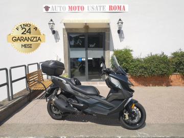 Rivenditore autorizzato di : Piaggio, Vespa, Sym, Swm, QJ Motor, Italjet, Tvs Motor, Alza Italia. Trattiamo usato Honda, Yamaha, Kawasaki, Suzuki, Aprilia, Benelli, Ducati, Moto Guzzi, Moto Morini, BMW, KTM, Triumph, Royal Enfield, Harley-Davidson, Indian, CFMOTO, Voge, Kymco, Peugeot
BMW C 400 GT
Immatricolato 2023, 350cc, 34Cv/25Kw, 13.000Km, Euro5.
*** Scooter Unico proprietario ***
** Fatture tagliandi e bollo **
Rimangono sempre esclusi i costi :
-del passaggio di proprietà pari ad euro 200,00
-messa su strada pari ad euro 300,00 che include l'attivazione della garanzia di 12 mesi completa, all' occorrenza controlli e/o tagliando completo preconsegna (olio,filtro olio, filtro aria e tutti i componenti necessari al ripristino), 12 mesi di garanzia estendibili a 24/36mesi in base al veicolo e copre i componenti non soggetti ad usura (dettagli in sede).
Di serie con: Motore Monocilindrico, cambio automatico con variatore, raffreddamento a Liquido, trasmissione finale a cinghia, Abs, doppio vano retroscudo, ampio vano sottosella, manopole e sella riscaldabili, doppio cavalletto, dischi freno da 265mm, cerchi da 15†anteriore e da 14†al posteriore.
I NOSTRI SERVIZI :
-Vendita auto usate e storiche, moto e scooter nuovi e usati garantiti
-Acquisto diretto con pagamento immediato o conto vendita
-Permuta auto con moto e viceversa
-Noleggio breve e lungo termine
-Assicurazioni e Finanziamenti personalizzati
-Assistenza post-vendita
-Accessori e antifurti per moto e auto
VISITA il nostro sito internet: automotousateroma.it oppure scarica la nostra App: automotousateroma dall' Apple store o Play store per restare aggiornato sui nostri ultimi arrivi.
VIENI A TROVARCI PER VEDERE DAL VIVO QUESTO VEICOLO :
Auto Moto Usate Roma s.r.l.Via Appia Nuova 23, 00047, Marino (RM) (adiacente Sorelle Ramonda)
*************
HAI UNA PERMUTA?
compila il form sull'App o nel nostro sito automotousateroma.it
oppure inviaci foto e descrizione (modello anno km motore ...)
al nostro numero whatsapp : Cell. 366-6562866 o 351-4646876 Fisso 06-7215841 e-mail : info@automotousateroma.it
*************
La Auto Moto Usate Roma Srl declina ogni responsabilità per eventuali involontarie incongruenze che non rappresentano in alcun modo un impegno contrattuale e invitano i clienti a verificare sempre dal vivo la correttezza dei dati che potrebbero non coincidere con l’effettivo equipaggiamento del veicolo spesso dovuto alla incompatibilità dei dati trasmessi sulle varie piattaforme web. Rivenditore autorizzato di : Piaggio, Vespa, Sym, Swm, QJ Motor, Italjet, Tvs Motor, Alza Italia. Trattiamo usato Honda, Yamaha, Kawasaki, Suzuki, Aprilia, Benelli, Ducati, Moto Guzzi, Moto Morini, BMW, KTM, Triumph, Royal Enfield, Harley-Davidson, Indian, CFMOTO, Voge, Kymco, Peugeot
BMW C 400 GT
Immatricolato 2023, 350cc, 34Cv/25Kw, 13.000Km, Euro5.
*** Scooter Unico proprietario ***
** Fatture tagliandi e bollo **
Rimangono sempre esclusi i costi :
-del passaggio di proprietà pari ad euro 200,00
-messa su strada pari ad euro 300,00 che include l'attivazione della garanzia di 12 mesi completa, all' occorrenza controlli e/o tagliando completo preconsegna (olio,filtro olio, filtro aria e tutti i componenti necessari al ripristino), 12 mesi di garanzia estendibili a 24/36mesi in base al veicolo e copre i componenti non soggetti ad usura (dettagli in sede).
Di serie con: Motore Monocilindrico, cambio automatico con variatore, raffreddamento a Liquido, trasmissione finale a cinghia, Abs, doppio vano retroscudo, ampio vano sottosella, manopole e sella riscaldabili, doppio cavalletto, dischi freno da 265mm, cerchi da 15†anteriore e da 14†al posteriore.
I NOSTRI SERVIZI :
-Vendita auto usate e storiche, moto e scooter nuovi e usati garantiti
-Acquisto diretto con pagamento immediato o conto vendita
-Permuta auto con moto e viceversa
-Noleggio breve e lungo termine
-Assicurazioni e Finanziamenti personalizzati
-Assistenza post-vendita
-Accessori e antifurti per moto e auto
VISITA il nostro sito internet: automotousateroma.it oppure scarica la nostra App: automotousateroma dall' Apple store o Play store per restare aggiornato sui nostri ultimi arrivi.
VIENI A TROVARCI PER VEDERE DAL VIVO QUESTO VEICOLO :
Auto Moto Usate Roma s.r.l.Via Appia Nuova 23, 00047, Marino (RM) (adiacente Sorelle Ramonda)
*************
HAI UNA PERMUTA?
compila il form sull'App o nel nostro sito automotousateroma.it
oppure inviaci foto e descrizione (modello anno km motore ...)
al nostro numero whatsapp : Cell. 366-6562866 o 351-4646876 Fisso 06-7215841 e-mail : info@automotousateroma.it
*************
La Auto Moto Usate Roma Srl declina ogni responsabilità per eventuali involontarie incongruenze che non rappresentano in alcun modo un impegno contrattuale e invitano i clienti a verificare sempre dal vivo la correttezza dei dati che potrebbero non coincidere con l’effettivo equipaggiamento del veicolo spesso dovuto alla incompatibilità dei dati trasmessi sulle varie piattaforme web.