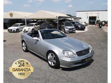 MERCEDES SLK 200 KOMPRESSOR
Immatricolato 2002, 1998cc, 163Cv/120Kw, 155.000Km, 3porte/2posti, Euo3.
*** Km Certificati con storico Revisioni, Impianto GPL scad. 2034 ***
Rimangono sempre esclusi i costi :
-del passaggio di proprietà pari ad euro 750,00
-messa su strada pari ad euro 300,00 che include l'attivazione della garanzia di 12 mesi completa, all'occorrenza controlli e/o tagliando completo preconsegna (olio,filtro olio, filtro aria e tutti i componenti necessari al ripristino ivi compresi kit distribuzione), kit gonfiaggio, 12 mesi di garanzia estendibili a 24/36mesi in base al veicolo e copre i componenti non soggetti ad usura (dettagli in sede).
Di serie con: Motore 4 cilindri, cambio manuale a 6 rapporti, Abs, Airbag, volante ed interni in pelle, vetri e specchietti elettrici, servosterzo, Cruise Control, climatizzatore, radio, fendinebbia, bracciolo, sedili riscaldabili, cerchi il lega cromati da 16“ + ruotino.
I NOSTRI SERVIZI :
-Vendita auto usate e storiche, moto e scooter nuovi e usati garantiti
-Acquisto diretto con pagamento immediato o conto vendita
-Permuta auto con moto e viceversa
-Noleggio breve e lungo termine
-Assicurazioni e Finanziamenti personalizzati
-Assistenza post-vendita
-Accessori e antifurti per moto e auto
VISITA il nostro sito internet: automotousateroma.it oppure scarica la nostra App: automotousateroma dall' Apple store o Play store per restare aggiornato sui nostri ultimi arrivi.
VIENI A TROVARCI PER VEDERE DAL VIVO QUESTO VEICOLO :
Auto Moto Usate Roma s.r.l.Via Appia Nuova 23, 00047, Marino (RM) (adiacente Sorelle Ramonda)
*************
HAI UNA PERMUTA?
compila il form sull'App o nel nostro sito automotousateroma.it
oppure inviaci foto e descrizione (modello anno km motore ...)
al nostro numero whatsapp : Cell. 366-6562866 o 351-4646876 Fisso 06-7215841 e-mail : info@automotousateroma.it
*************
La Auto Moto Usate Roma Srl declina ogni responsabilità per eventuali involontarie incongruenze che non rappresentano in alcun modo un impegno contrattuale e invitano i clienti a verificare sempre dal vivo la correttezza dei dati che potrebbero non coincidere con l’effettivo equipaggiamento del veicolo spesso dovuto alla incompatibilità dei dati trasmessi sulle varie piattaforme web. MERCEDES SLK 200 KOMPRESSOR
Immatricolato 2002, 1998cc, 163Cv/120Kw, 155.000Km, 3porte/2posti, Euo3.
*** Km Certificati con storico Revisioni, Impianto GPL scad. 2034 ***
Rimangono sempre esclusi i costi :
-del passaggio di proprietà pari ad euro 750,00
-messa su strada pari ad euro 300,00 che include l'attivazione della garanzia di 12 mesi completa, all'occorrenza controlli e/o tagliando completo preconsegna (olio,filtro olio, filtro aria e tutti i componenti necessari al ripristino ivi compresi kit distribuzione), kit gonfiaggio, 12 mesi di garanzia estendibili a 24/36mesi in base al veicolo e copre i componenti non soggetti ad usura (dettagli in sede).
Di serie con: Motore 4 cilindri, cambio manuale a 6 rapporti, Abs, Airbag, volante ed interni in pelle, vetri e specchietti elettrici, servosterzo, Cruise Control, climatizzatore, radio, fendinebbia, bracciolo, sedili riscaldabili, cerchi il lega cromati da 16“ + ruotino.
I NOSTRI SERVIZI :
-Vendita auto usate e storiche, moto e scooter nuovi e usati garantiti
-Acquisto diretto con pagamento immediato o conto vendita
-Permuta auto con moto e viceversa
-Noleggio breve e lungo termine
-Assicurazioni e Finanziamenti personalizzati
-Assistenza post-vendita
-Accessori e antifurti per moto e auto
VISITA il nostro sito internet: automotousateroma.it oppure scarica la nostra App: automotousateroma dall' Apple store o Play store per restare aggiornato sui nostri ultimi arrivi.
VIENI A TROVARCI PER VEDERE DAL VIVO QUESTO VEICOLO :
Auto Moto Usate Roma s.r.l.Via Appia Nuova 23, 00047, Marino (RM) (adiacente Sorelle Ramonda)
*************
HAI UNA PERMUTA?
compila il form sull'App o nel nostro sito automotousateroma.it
oppure inviaci foto e descrizione (modello anno km motore ...)
al nostro numero whatsapp : Cell. 366-6562866 o 351-4646876 Fisso 06-7215841 e-mail : info@automotousateroma.it
*************
La Auto Moto Usate Roma Srl declina ogni responsabilità per eventuali involontarie incongruenze che non rappresentano in alcun modo un impegno contrattuale e invitano i clienti a verificare sempre dal vivo la correttezza dei dati che potrebbero non coincidere con l’effettivo equipaggiamento del veicolo spesso dovuto alla incompatibilità dei dati trasmessi sulle varie piattaforme web.