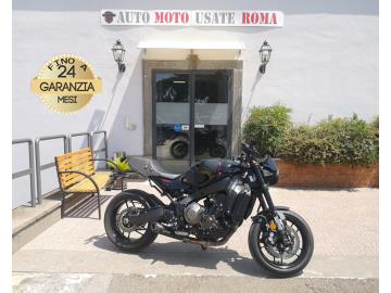 Rivenditore autorizzato di : Piaggio, Vespa, Sym, Swm, QJ Motor, Italjet, Tvs Motor, Alza Italia. Trattiamo usato Honda, Yamaha, Kawasaki, Suzuki, Aprilia, Benelli, Ducati, Moto Guzzi, Moto Morini, BMW, KTM, Triumph, Royal Enfield, Harley-Davidson, Indian, CFMOTO, Voge, Kymco, Peugeot
YAMAHA XSR 900
Immatricolato 2023, 890cc, 119Cv/88Kw, 10.000Km, Euo5.
Il prezzo proposto di euro 6.900,00 è legato alla promozione web che prevede un acquisto tramite finanziamento, Info in sede.
Il prezzo a Listino senza promo e senza vincoli è di euro 7.900,00.
Rimangono sempre esclusi i costi :
-del passaggio di proprietà pari ad euro 200,00
-messa su strada pari ad euro 200,00 che include l'attivazione della garanzia di 12 mesi completa, all'occorrenza controlli e/o tagliando completo preconsegna (olio,filtro olio, filtro aria e tutti i componenti necessari al ripristino ivi compresi kit distribuzione), kit gonfiaggio, 12 mesi di garanzia estendibili a 24/36mesi in base al veicolo e copre i componenti non soggetti ad usura (dettagli in sede).
Di serie con: Motore Tre cilindri in linea, cambio manuale a 6 rapporti, computer di bordo, raffreddamento a Liquido, Abs, Forcella telescopica KYB USD completamente regolabile con steli rovesciatI da 41 mm, Forcellone oscillante KYB completamente regolabile a leveraggi progressivi, regolabile nel precarico molla e in estensione, pompa freno Brembo regolabile, doppio disco anteriore da 298mm e da 245mm al posteriore, cerchi da 17â€.
Accessoriata con: Scarico Mivv, porta targa regolabile, cupolino, copri karter, grigia faro, nottolini alza moto, frecce a Led, specchietti richiudibili.
I NOSTRI SERVIZI :
-Vendita auto usate e storiche, moto e scooter nuovi e usati garantiti
-Acquisto diretto con pagamento immediato o conto vendita
-Permuta auto con moto e viceversa
-Noleggio breve e lungo termine
-Assicurazioni e Finanziamenti personalizzati
-Assistenza post-vendita
-Accessori e antifurti per moto e auto
VISITA il nostro sito internet: automotousateroma.it oppure scarica la nostra App: automotousateroma dall' Apple store o Play store per restare aggiornato sui nostri ultimi arrivi.
VIENI A TROVARCI PER VEDERE DAL VIVO QUESTO VEICOLO :
Auto Moto Usate Roma s.r.l.Via Appia Nuova 23, 00047, Marino (RM) (adiacente Sorelle Ramonda)
*************
HAI UNA PERMUTA?
compila il form sull'App o nel nostro sito automotousateroma.it
oppure inviaci foto e descrizione (modello anno km motore ...)
al nostro numero whatsapp : Cell. 366-6562866 o 351-4646876 Fisso 06-7215841 e-mail : info@automotousateroma.it
*************
La Auto Moto Usate Roma Srl declina ogni responsabilità per eventuali involontarie incongruenze che non rappresentano in alcun modo un impegno contrattuale e invitano i clienti a verificare sempre dal vivo la correttezza dei dati che potrebbero non coincidere con l’effettivo equipaggiamento del veicolo spesso dovuto alla incompatibilità dei dati trasmessi sulle varie piattaforme web. Rivenditore autorizzato di : Piaggio, Vespa, Sym, Swm, QJ Motor, Italjet, Tvs Motor, Alza Italia. Trattiamo usato Honda, Yamaha, Kawasaki, Suzuki, Aprilia, Benelli, Ducati, Moto Guzzi, Moto Morini, BMW, KTM, Triumph, Royal Enfield, Harley-Davidson, Indian, CFMOTO, Voge, Kymco, Peugeot
YAMAHA XSR 900
Immatricolato 2023, 890cc, 119Cv/88Kw, 10.000Km, Euo5.
Il prezzo proposto di euro 6.900,00 è legato alla promozione web che prevede un acquisto tramite finanziamento, Info in sede.
Il prezzo a Listino senza promo e senza vincoli è di euro 7.900,00.
Rimangono sempre esclusi i costi :
-del passaggio di proprietà pari ad euro 200,00
-messa su strada pari ad euro 200,00 che include l'attivazione della garanzia di 12 mesi completa, all'occorrenza controlli e/o tagliando completo preconsegna (olio,filtro olio, filtro aria e tutti i componenti necessari al ripristino ivi compresi kit distribuzione), kit gonfiaggio, 12 mesi di garanzia estendibili a 24/36mesi in base al veicolo e copre i componenti non soggetti ad usura (dettagli in sede).
Di serie con: Motore Tre cilindri in linea, cambio manuale a 6 rapporti, computer di bordo, raffreddamento a Liquido, Abs, Forcella telescopica KYB USD completamente regolabile con steli rovesciatI da 41 mm, Forcellone oscillante KYB completamente regolabile a leveraggi progressivi, regolabile nel precarico molla e in estensione, pompa freno Brembo regolabile, doppio disco anteriore da 298mm e da 245mm al posteriore, cerchi da 17â€.
Accessoriata con: Scarico Mivv, porta targa regolabile, cupolino, copri karter, grigia faro, nottolini alza moto, frecce a Led, specchietti richiudibili.
I NOSTRI SERVIZI :
-Vendita auto usate e storiche, moto e scooter nuovi e usati garantiti
-Acquisto diretto con pagamento immediato o conto vendita
-Permuta auto con moto e viceversa
-Noleggio breve e lungo termine
-Assicurazioni e Finanziamenti personalizzati
-Assistenza post-vendita
-Accessori e antifurti per moto e auto
VISITA il nostro sito internet: automotousateroma.it oppure scarica la nostra App: automotousateroma dall' Apple store o Play store per restare aggiornato sui nostri ultimi arrivi.
VIENI A TROVARCI PER VEDERE DAL VIVO QUESTO VEICOLO :
Auto Moto Usate Roma s.r.l.Via Appia Nuova 23, 00047, Marino (RM) (adiacente Sorelle Ramonda)
*************
HAI UNA PERMUTA?
compila il form sull'App o nel nostro sito automotousateroma.it
oppure inviaci foto e descrizione (modello anno km motore ...)
al nostro numero whatsapp : Cell. 366-6562866 o 351-4646876 Fisso 06-7215841 e-mail : info@automotousateroma.it
*************
La Auto Moto Usate Roma Srl declina ogni responsabilità per eventuali involontarie incongruenze che non rappresentano in alcun modo un impegno contrattuale e invitano i clienti a verificare sempre dal vivo la correttezza dei dati che potrebbero non coincidere con l’effettivo equipaggiamento del veicolo spesso dovuto alla incompatibilità dei dati trasmessi sulle varie piattaforme web.