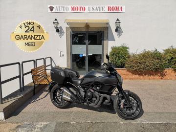 Rivenditore autorizzato di : Piaggio, Vespa, Sym, Swm, QJ Motor, Italjet, Tvs Motor, Alza Italia. Trattiamo usato Honda, Yamaha, Kawasaki, Suzuki, Aprilia, Benelli, Ducati, Moto Guzzi, Moto Morini, BMW, KTM, Triumph, Royal Enfield, Harley-Davidson, Indian, CFMOTO, Voge, Kymco, Peugeot
DUCATI DIAVEL 1200 CARBON
Immatricolato 2017, 1198cc, 152Cv 112Kw, 22.200Km, Euro4.
*** Moto Bollata, Revisionata e con Km certificati ***
** Moto Tagliandata e con Desmo fatto presso Ducati Ufficiale **
Il prezzo proposto di euro 9.900,00 è legato alla promozione web che prevede un acquisto tramite finanziamento, Info in sede.
Il prezzo a Listino senza promo e senza vincoli è di euro 10.900,00.
Rimangono sempre esclusi i costi :
-del passaggio di proprietà pari ad euro 200,00.
-messa su strada pari ad euro 400,00 che include l'attivazione della garanzia di 12 mesi completa, all' occorrenza controlli e o tagliando completo preconsegna (olio,filtro olio, filtro aria e tutti i componenti necessari al ripristino), 12 mesi di garanzia estendibili a 24 36mesi in base al veicolo e copre i componenti non soggetti ad usura (dettagli in sede).
Con: Motore bicilindrico a V, cambio manuale a 6 rapporti, Abs, raffreddamento a liquido, computer di bordo, capacità serbatoio 17 Lt, Forcella a steli rovesciati da 50 mm completamente regolabile con riporto DLC sugli steli, Progressiva con monoammortizzatore completamente regolabile. Regolazione remota del precarico molla. Forcellone monobraccio in alluminio, impianto frenante Brembo con dischi freno da 320mm anteriore e da 265mm al posteriore, cerchi da 17”.
Accessoriato con: Borse laterali Shad sh23.
I NOSTRI SERVIZI :
-Vendita auto usate e storiche, moto e scooter nuovi e usati garantiti -Acquisto diretto con pagamento immediato o conto vendita -Permuta auto con moto e viceversa -Noleggio breve e lungo termine -Assicurazioni e Finanziamenti personalizzati -Assistenza post-vendita -Accessori e antifurti per moto e auto
VISITA il nostro sito internet: automotousateroma.it oppure scarica la nostra App: automotousateroma dall' Apple store o Play store per restare aggiornato sui nostri ultimi arrivi.
VIENI A TROVARCI PER VEDERE DAL VIVO QUESTO VEICOLO :
Auto Moto Usate Roma s.r.l.Via Appia Nuova 23, 00047, Marino (RM) (adiacente Sorelle Ramonda)
*************
HAI UNA PERMUTA?
compila il form sull'App o nel nostro sito automotousateroma.it
oppure inviaci foto e descrizione (modello anno km motore ...)
al nostro numero whatsapp : Cell. 366-6562866 o 351-4646876 Fisso 06-7215841 e-mail : info@automotousateroma.it
*************
La Auto Moto Usate Roma Srl declina ogni responsabilità per eventuali involontarie incongruenze che non rappresentano in alcun modo un impegno contrattuale e invitano i clienti a verificare sempre dal vivo la correttezza dei dati. Rivenditore autorizzato di : Piaggio, Vespa, Sym, Swm, QJ Motor, Italjet, Tvs Motor, Alza Italia. Trattiamo usato Honda, Yamaha, Kawasaki, Suzuki, Aprilia, Benelli, Ducati, Moto Guzzi, Moto Morini, BMW, KTM, Triumph, Royal Enfield, Harley-Davidson, Indian, CFMOTO, Voge, Kymco, Peugeot
DUCATI DIAVEL 1200 CARBON
Immatricolato 2017, 1198cc, 152Cv 112Kw, 22.200Km, Euro4.
*** Moto Bollata, Revisionata e con Km certificati ***
** Moto Tagliandata e con Desmo fatto presso Ducati Ufficiale **
Il prezzo proposto di euro 9.900,00 è legato alla promozione web che prevede un acquisto tramite finanziamento, Info in sede.
Il prezzo a Listino senza promo e senza vincoli è di euro 10.900,00.
Rimangono sempre esclusi i costi :
-del passaggio di proprietà pari ad euro 200,00.
-messa su strada pari ad euro 400,00 che include l'attivazione della garanzia di 12 mesi completa, all' occorrenza controlli e o tagliando completo preconsegna (olio,filtro olio, filtro aria e tutti i componenti necessari al ripristino), 12 mesi di garanzia estendibili a 24 36mesi in base al veicolo e copre i componenti non soggetti ad usura (dettagli in sede).
Con: Motore bicilindrico a V, cambio manuale a 6 rapporti, Abs, raffreddamento a liquido, computer di bordo, capacità serbatoio 17 Lt, Forcella a steli rovesciati da 50 mm completamente regolabile con riporto DLC sugli steli, Progressiva con monoammortizzatore completamente regolabile. Regolazione remota del precarico molla. Forcellone monobraccio in alluminio, impianto frenante Brembo con dischi freno da 320mm anteriore e da 265mm al posteriore, cerchi da 17”.
Accessoriato con: Borse laterali Shad sh23.
I NOSTRI SERVIZI :
-Vendita auto usate e storiche, moto e scooter nuovi e usati garantiti -Acquisto diretto con pagamento immediato o conto vendita -Permuta auto con moto e viceversa -Noleggio breve e lungo termine -Assicurazioni e Finanziamenti personalizzati -Assistenza post-vendita -Accessori e antifurti per moto e auto
VISITA il nostro sito internet: automotousateroma.it oppure scarica la nostra App: automotousateroma dall' Apple store o Play store per restare aggiornato sui nostri ultimi arrivi.
VIENI A TROVARCI PER VEDERE DAL VIVO QUESTO VEICOLO :
Auto Moto Usate Roma s.r.l.Via Appia Nuova 23, 00047, Marino (RM) (adiacente Sorelle Ramonda)
*************
HAI UNA PERMUTA?
compila il form sull'App o nel nostro sito automotousateroma.it
oppure inviaci foto e descrizione (modello anno km motore ...)
al nostro numero whatsapp : Cell. 366-6562866 o 351-4646876 Fisso 06-7215841 e-mail : info@automotousateroma.it
*************
La Auto Moto Usate Roma Srl declina ogni responsabilità per eventuali involontarie incongruenze che non rappresentano in alcun modo un impegno contrattuale e invitano i clienti a verificare sempre dal vivo la correttezza dei dati.