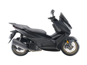 Zontes 125 D 2026 - Lo scooter 125 che alza l'asticella della categoria.
Prezzo 3.390€ + 350€ Immatricolazione.
Stai cercando uno scooter 125 che non passi inosservato, super accessoriato e pronto a dominare il traffico cittadino e non solo?
E' arrivato il nuovo Zontes 125 D dimenticati i soliti scooter essenziali, Zontes ridefinisce ancora una volta gli standard della categoria offrendo una dotazione tecnologica e ciclistica di livello superiore, guidabile sia con patente A1 che con patente B.
Tecnologia Senza Chiave (Keyless 3.0): Dimentica la chiave meccanica. Ti basta avere il trasponder in tasca per avviare lo scooter, aprire la sella e accedere al serbatoio in totale comodità .
Parabrezza Regolabile Elettricamente: Regola l'altezza del cupolino con un semplice click direttamente dai comandi al manubrio, per viaggiare protetti sia in autostrada che in città .
Sicurezza al Top con ABS e TPMS: Frenata sicura e modulabile grazie all'ABS a doppio canale, unita al sistema di monitoraggio pressione e temperatura pneumatici (TPMS) sempre visibile sul display, per tenere tutto sotto controllo in tempo reale.
Strumentazione TFT Avanzata: Un quadro strumenti digitale a colori, moderno e ricco di informazioni, con connettività per lo smartphone.
Comfort e Spazio: Posizione di guida comoda, pedana spaziosa, fari Full LED ad altissima visibilità e doppia presa USB a ricarica rapida per i tuoi dispositivi.
Motore Brillante ed Efficiente: Prestazioni scattanti, ideali per muoversi agili nel traffico, abbinate a consumi eccezionali.
La nostra offerta in Concessionaria:
Veicolo: Nuovo da immatricolare.
Garanzia: 24 Mesi.
Soluzioni d'acquisto: Possibilità di finanziamenti anche con mini-rate.
I NOSTRI SERVIZI : -Acquisto diretto con pagamento immediato -conto vendita -vendita auto, moto e scooter usati e garantiti -vendita veicoli d'epoca -permuta auto con moto e viceversa -noleggio breve e lungo termine -finanziamenti personalizzati (rata costante,mini e maxi rate, leasing) -assistenza post-vendita con società di garanzie e officine partner -assicurazioni -consulenze e stime per acquisti tra privati
VISITA il nostro sito internet: automotousateroma.it oppure scarica la nostra App: automotousateroma dall' Apple store o Play store per restare aggiornato sui nostri ultimi arrivi.
VIENI A TROVARCI PER VEDERE DAL VIVO QUESTO VEICOLO : Auto Moto Usate Roma s.r.l.Via Appia Nuova 23, 00047, Marino (RM) (adiacente Sorelle Ramonda).
HAI UNA PERMUTA? compila il form sull'App o nel nostro sito automotousateroma.it oppure inviaci foto e descrizione (modello anno km motore ...) al nostro numero whatsapp : Cell. 366-6562866 o 351-4646876 Fisso 06-7215841 e-mail : info@automotousateroma.it
La Auto Moto Usate Roma Srl declina ogni responsabilità per eventuali involontarie incongruenze che non rappresentano in alcun modo un impegno contrattuale e invitano i clienti a verificare sempre dal vivo la correttezza dei dati. Zontes 125 D 2026 - Lo scooter 125 che alza l'asticella della categoria.
Prezzo 3.390€ + 350€ Immatricolazione.
Stai cercando uno scooter 125 che non passi inosservato, super accessoriato e pronto a dominare il traffico cittadino e non solo?
E' arrivato il nuovo Zontes 125 D dimenticati i soliti scooter essenziali, Zontes ridefinisce ancora una volta gli standard della categoria offrendo una dotazione tecnologica e ciclistica di livello superiore, guidabile sia con patente A1 che con patente B.
Tecnologia Senza Chiave (Keyless 3.0): Dimentica la chiave meccanica. Ti basta avere il trasponder in tasca per avviare lo scooter, aprire la sella e accedere al serbatoio in totale comodità .
Parabrezza Regolabile Elettricamente: Regola l'altezza del cupolino con un semplice click direttamente dai comandi al manubrio, per viaggiare protetti sia in autostrada che in città .
Sicurezza al Top con ABS e TPMS: Frenata sicura e modulabile grazie all'ABS a doppio canale, unita al sistema di monitoraggio pressione e temperatura pneumatici (TPMS) sempre visibile sul display, per tenere tutto sotto controllo in tempo reale.
Strumentazione TFT Avanzata: Un quadro strumenti digitale a colori, moderno e ricco di informazioni, con connettività per lo smartphone.
Comfort e Spazio: Posizione di guida comoda, pedana spaziosa, fari Full LED ad altissima visibilità e doppia presa USB a ricarica rapida per i tuoi dispositivi.
Motore Brillante ed Efficiente: Prestazioni scattanti, ideali per muoversi agili nel traffico, abbinate a consumi eccezionali.
La nostra offerta in Concessionaria:
Veicolo: Nuovo da immatricolare.
Garanzia: 24 Mesi.
Soluzioni d'acquisto: Possibilità di finanziamenti anche con mini-rate.
I NOSTRI SERVIZI : -Acquisto diretto con pagamento immediato -conto vendita -vendita auto, moto e scooter usati e garantiti -vendita veicoli d'epoca -permuta auto con moto e viceversa -noleggio breve e lungo termine -finanziamenti personalizzati (rata costante,mini e maxi rate, leasing) -assistenza post-vendita con società di garanzie e officine partner -assicurazioni -consulenze e stime per acquisti tra privati
VISITA il nostro sito internet: automotousateroma.it oppure scarica la nostra App: automotousateroma dall' Apple store o Play store per restare aggiornato sui nostri ultimi arrivi.
VIENI A TROVARCI PER VEDERE DAL VIVO QUESTO VEICOLO : Auto Moto Usate Roma s.r.l.Via Appia Nuova 23, 00047, Marino (RM) (adiacente Sorelle Ramonda).
HAI UNA PERMUTA? compila il form sull'App o nel nostro sito automotousateroma.it oppure inviaci foto e descrizione (modello anno km motore ...) al nostro numero whatsapp : Cell. 366-6562866 o 351-4646876 Fisso 06-7215841 e-mail : info@automotousateroma.it
La Auto Moto Usate Roma Srl declina ogni responsabilità per eventuali involontarie incongruenze che non rappresentano in alcun modo un impegno contrattuale e invitano i clienti a verificare sempre dal vivo la correttezza dei dati.