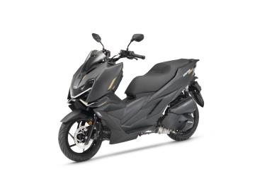 Zontes ZT 125 X 2026
Lo scooter urbano definitivo che rivoluziona il mercato dei 125cc: leggerissimo, iper-tecnologico e guidabile con patente A1 (da 16 anni) o patente B (auto).
Punti di forza e Innovazioni:
Telaio in Alluminio Pressofuso: Pesa solo 8,5 kg e porta il peso totale dello scooter a un record di soli 117 kg in ordine di marcia. Agilità assoluta nel traffico garantita!
Motore al Top della Categoria: Monocilindrico raffreddato a liquido da 14,9 CV (11 kW) e 13 Nm di coppia. Partenze scattanti, zero vibrazioni e consumi irrisori (fino a 40 km l reali) con sistema Start Stop integrato.
Capacità di Carico Incredibile: Vano sottosella immenso, studiato per contenere comodamente 2 caschi integrali!
Autonomia Record: Serbatoio da ben 11 litri per dimenticarsi del benzinaio (oltre 400 km di autonomia con un pieno).
Dotazione Full Optional di Serie:
Sicurezza: Freni a disco con ABS a doppio canale e Controllo di Trazione (TCS).
Tecnologia: Ampio display TFT a colori con connessione Bluetooth e funzione Mirroring per la Navigazione.
Comfort: Sistema Keyless 3.0 (parti tenendo le chiavi in tasca), illuminazione Full LED Osram e monitoraggio pressione pneumatici (TPMS).
Praticità : Doppia presa USB (inclusa Type-C) nel doppio vano portaoggetti del retroscudo e tappo carburante ad apertura elettronica.
La nostra offerta in Concessionaria:
Veicolo: Nuovo da immatricolare.
Prezzo: 2.990€ + 350€ Immatricolazione
Garanzia: 24 Mesi.
Soluzioni d'acquisto: Possibilità di finanziamenti personalizzati, anche con mini-rate.
I NOSTRI SERVIZI : -Acquisto diretto con pagamento immediato -conto vendita -vendita auto, moto e scooter usati e garantiti -vendita veicoli d'epoca -permuta auto con moto e viceversa -noleggio breve e lungo termine -finanziamenti personalizzati (rata costante,mini e maxi rate, leasing) -assistenza post-vendita con società di garanzie e officine partner -assicurazioni -consulenze e stime per acquisti tra privati
VISITA il nostro sito internet: automotousateroma.it oppure scarica la nostra App: automotousateroma dall' Apple store o Play store per restare aggiornato sui nostri ultimi arrivi.
VIENI A TROVARCI PER VEDERE DAL VIVO QUESTO VEICOLO : Auto Moto Usate Roma s.r.l.Via Appia Nuova 23, 00047, Marino (RM) (adiacente Sorelle Ramonda).
HAI UNA PERMUTA? compila il form sull'App o nel nostro sito automotousateroma.it oppure inviaci foto e descrizione (modello anno km motore ...) al nostro numero whatsapp : Cell. 366-6562866 o 351-4646876 Fisso 06-7215841 e-mail : info@automotousateroma.it
La Auto Moto Usate Roma Srl declina ogni responsabilità per eventuali involontarie incongruenze che non rappresentano in alcun modo un impegno contrattuale e invitano i clienti a verificare sempre dal vivo la correttezza dei dati che potrebbero non coincidere con l’effettivo equipaggiamento del veicolo spesso dovuto alla incompatibilità dei dati trasmessi sulle varie piattaforme web. Zontes ZT 125 X 2026
Lo scooter urbano definitivo che rivoluziona il mercato dei 125cc: leggerissimo, iper-tecnologico e guidabile con patente A1 (da 16 anni) o patente B (auto).
Punti di forza e Innovazioni:
Telaio in Alluminio Pressofuso: Pesa solo 8,5 kg e porta il peso totale dello scooter a un record di soli 117 kg in ordine di marcia. Agilità assoluta nel traffico garantita!
Motore al Top della Categoria: Monocilindrico raffreddato a liquido da 14,9 CV (11 kW) e 13 Nm di coppia. Partenze scattanti, zero vibrazioni e consumi irrisori (fino a 40 km l reali) con sistema Start Stop integrato.
Capacità di Carico Incredibile: Vano sottosella immenso, studiato per contenere comodamente 2 caschi integrali!
Autonomia Record: Serbatoio da ben 11 litri per dimenticarsi del benzinaio (oltre 400 km di autonomia con un pieno).
Dotazione Full Optional di Serie:
Sicurezza: Freni a disco con ABS a doppio canale e Controllo di Trazione (TCS).
Tecnologia: Ampio display TFT a colori con connessione Bluetooth e funzione Mirroring per la Navigazione.
Comfort: Sistema Keyless 3.0 (parti tenendo le chiavi in tasca), illuminazione Full LED Osram e monitoraggio pressione pneumatici (TPMS).
Praticità : Doppia presa USB (inclusa Type-C) nel doppio vano portaoggetti del retroscudo e tappo carburante ad apertura elettronica.
La nostra offerta in Concessionaria:
Veicolo: Nuovo da immatricolare.
Prezzo: 2.990€ + 350€ Immatricolazione
Garanzia: 24 Mesi.
Soluzioni d'acquisto: Possibilità di finanziamenti personalizzati, anche con mini-rate.
I NOSTRI SERVIZI : -Acquisto diretto con pagamento immediato -conto vendita -vendita auto, moto e scooter usati e garantiti -vendita veicoli d'epoca -permuta auto con moto e viceversa -noleggio breve e lungo termine -finanziamenti personalizzati (rata costante,mini e maxi rate, leasing) -assistenza post-vendita con società di garanzie e officine partner -assicurazioni -consulenze e stime per acquisti tra privati
VISITA il nostro sito internet: automotousateroma.it oppure scarica la nostra App: automotousateroma dall' Apple store o Play store per restare aggiornato sui nostri ultimi arrivi.
VIENI A TROVARCI PER VEDERE DAL VIVO QUESTO VEICOLO : Auto Moto Usate Roma s.r.l.Via Appia Nuova 23, 00047, Marino (RM) (adiacente Sorelle Ramonda).
HAI UNA PERMUTA? compila il form sull'App o nel nostro sito automotousateroma.it oppure inviaci foto e descrizione (modello anno km motore ...) al nostro numero whatsapp : Cell. 366-6562866 o 351-4646876 Fisso 06-7215841 e-mail : info@automotousateroma.it
La Auto Moto Usate Roma Srl declina ogni responsabilità per eventuali involontarie incongruenze che non rappresentano in alcun modo un impegno contrattuale e invitano i clienti a verificare sempre dal vivo la correttezza dei dati che potrebbero non coincidere con l’effettivo equipaggiamento del veicolo spesso dovuto alla incompatibilità dei dati trasmessi sulle varie piattaforme web.