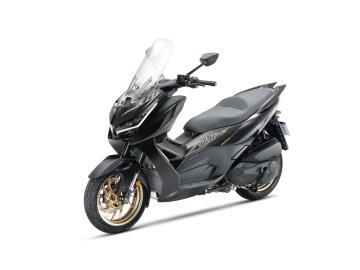 Nuovo Zontes 368D
Il maxi-scooter che sta ridefinendo gli standard della categoria per potenza, componentistica di altissimo livello e tecnologia avanzata.
Motore e Prestazioni da Riferimento:
Motore: Monocilindrico da 368 cc, raffreddato a liquido, capace di erogare ben 38,7 CV (28,4 kW) e una coppia generosa di 40 Nm.
Prestazioni eccellenti sia nella guida cittadina che nei trasferimenti autostradali, con un'erogazione pronta e divertente.
Dotazione Full Optional di Serie (Senza Eguali):
Ciclistica e Sicurezza: Freni a disco di grande diametro con pinze radiali J.Juan e ABS a doppio canale, abbinati al Controllo di Trazione (TCS) per la massima sicurezza in ogni condizione.
Tecnologia & Smart Connectivity:
Ampio display TFT a colori con connettività smartphone e funzione mirroring per la navigazione GPS.
Doppia Dash-Cam integrata (anteriore e posteriore) per registrare ogni viaggio in alta definizione.
Sistema Keyless 3.0 di ultima generazione.
Monitoraggio pressione e temperatura pneumatici (TPMS).
Comfort & Praticità :
Parabrezza regolabile elettricamente.
Blocchetti elettrici al manubrio retroilluminati a LED.
Vano sottosella capiente e doppio vano portaoggetti nel retroscudo con doppia presa USB (inclusa Type-C a ricarica rapida).
Serbatoio maggiorato per un'autonomia eccellente.
La nostra offerta in Concessionaria:
Veicolo: Nuovo da immatricolare.
Prezzo: 5.090€ + 350€ Immatricolazione
Garanzia: 24 Mesi.
Soluzioni d'acquisto: Possibilità di finanziamenti personalizzati, anche con mini-rate.
I NOSTRI SERVIZI :
-Acquisto diretto con pagamento immediato
-conto vendita
-vendita auto, moto e scooter usati e garantiti
-vendita veicoli d'epoca
-permuta auto con moto e viceversa
-noleggio breve e lungo termine
-finanziamenti personalizzati (rata costante,mini e maxi rate, leasing)
-assistenza post-vendita con società di garanzie e officine partner
-assicurazioni
-consulenze e stime per acquisti tra privati
VISITA il nostro sito internet: automotousateroma.it oppure scarica la nostra App: automotousateroma dall' Apple store o Play store per restare aggiornato sui nostri ultimi arrivi.
VIENI A TROVARCI PER VEDERE DAL VIVO QUESTO VEICOLO :
Auto Moto Usate Roma s.r.l.Via Appia Nuova 23, 00047, Marino (RM) (adiacente Sorelle Ramonda).
HAI UNA PERMUTA?
compila il form sull'App o nel nostro sito automotousateroma.it
oppure inviaci foto e descrizione (modello anno km motore ...)
al nostro numero whatsapp : Cell. 366-6562866 o 351-4646876 Fisso 06-7215841 e-mail : info@automotousateroma.it
La Auto Moto Usate Roma Srl declina ogni responsabilità per eventuali involontarie incongruenze che non rappresentano in alcun modo un impegno contrattuale e invitano i clienti a verificare sempre dal vivo la correttezza dei dati che potrebbero non coincidere con l’effettivo equipaggiamento del veicolo spesso dovuto alla incompatibilità dei dati trasmessi sulle varie piattaforme web. Nuovo Zontes 368D
Il maxi-scooter che sta ridefinendo gli standard della categoria per potenza, componentistica di altissimo livello e tecnologia avanzata.
Motore e Prestazioni da Riferimento:
Motore: Monocilindrico da 368 cc, raffreddato a liquido, capace di erogare ben 38,7 CV (28,4 kW) e una coppia generosa di 40 Nm.
Prestazioni eccellenti sia nella guida cittadina che nei trasferimenti autostradali, con un'erogazione pronta e divertente.
Dotazione Full Optional di Serie (Senza Eguali):
Ciclistica e Sicurezza: Freni a disco di grande diametro con pinze radiali J.Juan e ABS a doppio canale, abbinati al Controllo di Trazione (TCS) per la massima sicurezza in ogni condizione.
Tecnologia & Smart Connectivity:
Ampio display TFT a colori con connettività smartphone e funzione mirroring per la navigazione GPS.
Doppia Dash-Cam integrata (anteriore e posteriore) per registrare ogni viaggio in alta definizione.
Sistema Keyless 3.0 di ultima generazione.
Monitoraggio pressione e temperatura pneumatici (TPMS).
Comfort & Praticità :
Parabrezza regolabile elettricamente.
Blocchetti elettrici al manubrio retroilluminati a LED.
Vano sottosella capiente e doppio vano portaoggetti nel retroscudo con doppia presa USB (inclusa Type-C a ricarica rapida).
Serbatoio maggiorato per un'autonomia eccellente.
La nostra offerta in Concessionaria:
Veicolo: Nuovo da immatricolare.
Prezzo: 5.090€ + 350€ Immatricolazione
Garanzia: 24 Mesi.
Soluzioni d'acquisto: Possibilità di finanziamenti personalizzati, anche con mini-rate.
I NOSTRI SERVIZI :
-Acquisto diretto con pagamento immediato
-conto vendita
-vendita auto, moto e scooter usati e garantiti
-vendita veicoli d'epoca
-permuta auto con moto e viceversa
-noleggio breve e lungo termine
-finanziamenti personalizzati (rata costante,mini e maxi rate, leasing)
-assistenza post-vendita con società di garanzie e officine partner
-assicurazioni
-consulenze e stime per acquisti tra privati
VISITA il nostro sito internet: automotousateroma.it oppure scarica la nostra App: automotousateroma dall' Apple store o Play store per restare aggiornato sui nostri ultimi arrivi.
VIENI A TROVARCI PER VEDERE DAL VIVO QUESTO VEICOLO :
Auto Moto Usate Roma s.r.l.Via Appia Nuova 23, 00047, Marino (RM) (adiacente Sorelle Ramonda).
HAI UNA PERMUTA?
compila il form sull'App o nel nostro sito automotousateroma.it
oppure inviaci foto e descrizione (modello anno km motore ...)
al nostro numero whatsapp : Cell. 366-6562866 o 351-4646876 Fisso 06-7215841 e-mail : info@automotousateroma.it
La Auto Moto Usate Roma Srl declina ogni responsabilità per eventuali involontarie incongruenze che non rappresentano in alcun modo un impegno contrattuale e invitano i clienti a verificare sempre dal vivo la correttezza dei dati che potrebbero non coincidere con l’effettivo equipaggiamento del veicolo spesso dovuto alla incompatibilità dei dati trasmessi sulle varie piattaforme web.