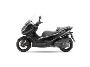 Nuovo Zontes 368E
Il maxi-scooter turistico per eccellenza, pensato per chi cerca il massimo in termini di comfort di viaggio, protezione aerodinamica, spazio di carico e prestazioni di alto livello.
Motore e Prestazioni da Riferimento:
Motore: Monocilindrico da 368 cc, raffreddato a liquido, che eroga ben 38,7 CV (28,4 kW) e una coppia robusta di 40 Nm.
Scattante nel traffico e formidabile nei lunghi viaggi autostradali, con consumi ottimizzati e un'erogazione sempre piena e corposa.
Capacità di Carico Straordinaria:
Vano sottosella immenso, progettato per contenere comodamente due caschi integrali più altri oggetti, ideale per i viaggi di coppia e l'uso quotidiano.
Dotazione Full Optional di Serie (Senza Compromessi):
Ciclistica & Sicurezza: Impianto frenante a disco di grande diametro con pinze radiali J.Juan, ABS a doppio canale e Controllo di Trazione (TCS).
Tecnologia & Smart Connectivity:
Schermo TFT a colori extralarge con connettività smartphone e funzione mirroring per la navigazione GPS.
Doppia Dash-Cam integrata (anteriore e posteriore in alta definizione) per registrare ogni tragitto in totale sicurezza.
Sistema Keyless 3.0 di ultima generazione.
Sensori di monitoraggio pressione e temperatura pneumatici (TPMS).
Comfort & Viaggio:
Parabrezza regolabile elettricamente per una protezione dall'aria perfetta a qualsiasi velocità .
Blocchetti comandi al manubrio retroilluminati a LED.
Vano retroscudo con doppia presa USB (inclusa Type-C a ricarica rapida).
Serbatoio di grande capacità per un'autonomia da vera GT.
La nostra offerta in Concessionaria:
Veicolo: Nuovo da immatricolare.
Prezzo: 5.690€ + 350€ Immatricolazione
Garanzia: 24 Mesi.
Soluzioni d'acquisto: Possibilità di finanziamenti personalizzati, anche con mini-rate.
I NOSTRI SERVIZI :
-Acquisto diretto con pagamento immediato
-conto vendita
-vendita auto, moto e scooter usati e garantiti
-vendita veicoli d'epoca
-permuta auto con moto e viceversa
-noleggio breve e lungo termine
-finanziamenti personalizzati (rata costante,mini e maxi rate, leasing)
-assistenza post-vendita con società di garanzie e officine partner
-assicurazioni
-consulenze e stime per acquisti tra privati
VISITA il nostro sito internet: automotousateroma.it oppure scarica la nostra App: automotousateroma dall' Apple store o Play store per restare aggiornato sui nostri ultimi arrivi.
VIENI A TROVARCI PER VEDERE DAL VIVO QUESTO VEICOLO :
Auto Moto Usate Roma s.r.l.Via Appia Nuova 23, 00047, Marino (RM) (adiacente Sorelle Ramonda).
HAI UNA PERMUTA?
compila il form sull'App o nel nostro sito automotousateroma.it
oppure inviaci foto e descrizione (modello anno km motore ...)
al nostro numero whatsapp : Cell. 366-6562866 o 351-4646876 Fisso 06-7215841 e-mail : info@automotousateroma.it
La Auto Moto Usate Roma Srl declina ogni responsabilità per eventuali involontarie incongruenze che non rappresentano in alcun modo un impegno contrattuale e invitano i clienti a verificare sempre dal vivo la correttezza dei dati che potrebbero non coincidere con l’effettivo equipaggiamento del veicolo spesso dovuto alla incompatibilità dei dati trasmessi sulle varie piattaforme web. Nuovo Zontes 368E
Il maxi-scooter turistico per eccellenza, pensato per chi cerca il massimo in termini di comfort di viaggio, protezione aerodinamica, spazio di carico e prestazioni di alto livello.
Motore e Prestazioni da Riferimento:
Motore: Monocilindrico da 368 cc, raffreddato a liquido, che eroga ben 38,7 CV (28,4 kW) e una coppia robusta di 40 Nm.
Scattante nel traffico e formidabile nei lunghi viaggi autostradali, con consumi ottimizzati e un'erogazione sempre piena e corposa.
Capacità di Carico Straordinaria:
Vano sottosella immenso, progettato per contenere comodamente due caschi integrali più altri oggetti, ideale per i viaggi di coppia e l'uso quotidiano.
Dotazione Full Optional di Serie (Senza Compromessi):
Ciclistica & Sicurezza: Impianto frenante a disco di grande diametro con pinze radiali J.Juan, ABS a doppio canale e Controllo di Trazione (TCS).
Tecnologia & Smart Connectivity:
Schermo TFT a colori extralarge con connettività smartphone e funzione mirroring per la navigazione GPS.
Doppia Dash-Cam integrata (anteriore e posteriore in alta definizione) per registrare ogni tragitto in totale sicurezza.
Sistema Keyless 3.0 di ultima generazione.
Sensori di monitoraggio pressione e temperatura pneumatici (TPMS).
Comfort & Viaggio:
Parabrezza regolabile elettricamente per una protezione dall'aria perfetta a qualsiasi velocità .
Blocchetti comandi al manubrio retroilluminati a LED.
Vano retroscudo con doppia presa USB (inclusa Type-C a ricarica rapida).
Serbatoio di grande capacità per un'autonomia da vera GT.
La nostra offerta in Concessionaria:
Veicolo: Nuovo da immatricolare.
Prezzo: 5.690€ + 350€ Immatricolazione
Garanzia: 24 Mesi.
Soluzioni d'acquisto: Possibilità di finanziamenti personalizzati, anche con mini-rate.
I NOSTRI SERVIZI :
-Acquisto diretto con pagamento immediato
-conto vendita
-vendita auto, moto e scooter usati e garantiti
-vendita veicoli d'epoca
-permuta auto con moto e viceversa
-noleggio breve e lungo termine
-finanziamenti personalizzati (rata costante,mini e maxi rate, leasing)
-assistenza post-vendita con società di garanzie e officine partner
-assicurazioni
-consulenze e stime per acquisti tra privati
VISITA il nostro sito internet: automotousateroma.it oppure scarica la nostra App: automotousateroma dall' Apple store o Play store per restare aggiornato sui nostri ultimi arrivi.
VIENI A TROVARCI PER VEDERE DAL VIVO QUESTO VEICOLO :
Auto Moto Usate Roma s.r.l.Via Appia Nuova 23, 00047, Marino (RM) (adiacente Sorelle Ramonda).
HAI UNA PERMUTA?
compila il form sull'App o nel nostro sito automotousateroma.it
oppure inviaci foto e descrizione (modello anno km motore ...)
al nostro numero whatsapp : Cell. 366-6562866 o 351-4646876 Fisso 06-7215841 e-mail : info@automotousateroma.it
La Auto Moto Usate Roma Srl declina ogni responsabilità per eventuali involontarie incongruenze che non rappresentano in alcun modo un impegno contrattuale e invitano i clienti a verificare sempre dal vivo la correttezza dei dati che potrebbero non coincidere con l’effettivo equipaggiamento del veicolo spesso dovuto alla incompatibilità dei dati trasmessi sulle varie piattaforme web.