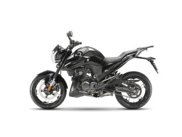 Zontes ZT 125-Z2
La naked 125 ideale per neopatentati (guidabile con Patente A1 o Patente B), che unisce un design aggressivo e moderno a una dotazione tecnologica di categoria superiore.
Caratteristiche Tecniche Principali:
Motore: Monocilindrico 4 tempi, raffreddato a liquido
Potenza: 14,7 CV (10,8 kW) – Il massimo consentito per la categoria
Cambio: Meccanico a 6 marce con frizione antisaltellamento
Emissioni: Omologazione Euro 5+
Capacità serbatoio: 17 litri (autonomia eccezionale e consumi record di oltre 40 km/l)
Altezza sella: 790 mm (comoda e accessibile a tutti)
âš™ï¸ Dotazione di Serie Full Optional:
Impianto frenante a disco con ABS anteriore e posteriore
Gruppo ottico Full LED ad alta visibilitÃ
Strumentazione digitale con display LCD intelligente
Doppia presa USB a ricarica rapida (2.1 A)
Apertura/chiusura elettrica della sella
Terminale di scarico in acciaio inox con protezione termica
Portapacchi posteriore in alluminio già incluso
La nostra offerta in Concessionaria:
Veicolo: Nuovo da immatricolare.
Prezzo: 2.990€ + 350€ Immatricolazione
Garanzia: 24 Mesi.
Soluzioni d'acquisto: Possibilità di finanziamenti personalizzati, anche con mini-rate.
I NOSTRI SERVIZI :
-Acquisto diretto con pagamento immediato
-conto vendita
-vendita auto, moto e scooter usati e garantiti
-vendita veicoli d'epoca
-permuta auto con moto e viceversa
-noleggio breve e lungo termine
-finanziamenti personalizzati (rata costante,mini e maxi rate, leasing)
-assistenza post-vendita con società di garanzie e officine partner
-assicurazioni
-consulenze e stime per acquisti tra privati
VISITA il nostro sito internet: automotousateroma.it oppure scarica la nostra App: automotousateroma dall' Apple store o Play store per restare aggiornato sui nostri ultimi arrivi.
VIENI A TROVARCI PER VEDERE DAL VIVO QUESTO VEICOLO :
Auto Moto Usate Roma s.r.l.Via Appia Nuova 23, 00047, Marino (RM) (adiacente Sorelle Ramonda).
HAI UNA PERMUTA?
compila il form sull'App o nel nostro sito automotousateroma.it
oppure inviaci foto e descrizione (modello anno km motore ...)
al nostro numero whatsapp : Cell. 366-6562866 o 351-4646876 Fisso 06-7215841 e-mail : info@automotousateroma.it
La Auto Moto Usate Roma Srl declina ogni responsabilità per eventuali involontarie incongruenze che non rappresentano in alcun modo un impegno contrattuale e invitano i clienti a verificare sempre dal vivo la correttezza dei dati che potrebbero non coincidere con l’effettivo equipaggiamento del veicolo spesso dovuto alla incompatibilità dei dati trasmessi sulle varie piattaforme web. Zontes ZT 125-Z2
La naked 125 ideale per neopatentati (guidabile con Patente A1 o Patente B), che unisce un design aggressivo e moderno a una dotazione tecnologica di categoria superiore.
Caratteristiche Tecniche Principali:
Motore: Monocilindrico 4 tempi, raffreddato a liquido
Potenza: 14,7 CV (10,8 kW) – Il massimo consentito per la categoria
Cambio: Meccanico a 6 marce con frizione antisaltellamento
Emissioni: Omologazione Euro 5+
Capacità serbatoio: 17 litri (autonomia eccezionale e consumi record di oltre 40 km/l)
Altezza sella: 790 mm (comoda e accessibile a tutti)
âš™ï¸ Dotazione di Serie Full Optional:
Impianto frenante a disco con ABS anteriore e posteriore
Gruppo ottico Full LED ad alta visibilitÃ
Strumentazione digitale con display LCD intelligente
Doppia presa USB a ricarica rapida (2.1 A)
Apertura/chiusura elettrica della sella
Terminale di scarico in acciaio inox con protezione termica
Portapacchi posteriore in alluminio già incluso
La nostra offerta in Concessionaria:
Veicolo: Nuovo da immatricolare.
Prezzo: 2.990€ + 350€ Immatricolazione
Garanzia: 24 Mesi.
Soluzioni d'acquisto: Possibilità di finanziamenti personalizzati, anche con mini-rate.
I NOSTRI SERVIZI :
-Acquisto diretto con pagamento immediato
-conto vendita
-vendita auto, moto e scooter usati e garantiti
-vendita veicoli d'epoca
-permuta auto con moto e viceversa
-noleggio breve e lungo termine
-finanziamenti personalizzati (rata costante,mini e maxi rate, leasing)
-assistenza post-vendita con società di garanzie e officine partner
-assicurazioni
-consulenze e stime per acquisti tra privati
VISITA il nostro sito internet: automotousateroma.it oppure scarica la nostra App: automotousateroma dall' Apple store o Play store per restare aggiornato sui nostri ultimi arrivi.
VIENI A TROVARCI PER VEDERE DAL VIVO QUESTO VEICOLO :
Auto Moto Usate Roma s.r.l.Via Appia Nuova 23, 00047, Marino (RM) (adiacente Sorelle Ramonda).
HAI UNA PERMUTA?
compila il form sull'App o nel nostro sito automotousateroma.it
oppure inviaci foto e descrizione (modello anno km motore ...)
al nostro numero whatsapp : Cell. 366-6562866 o 351-4646876 Fisso 06-7215841 e-mail : info@automotousateroma.it
La Auto Moto Usate Roma Srl declina ogni responsabilità per eventuali involontarie incongruenze che non rappresentano in alcun modo un impegno contrattuale e invitano i clienti a verificare sempre dal vivo la correttezza dei dati che potrebbero non coincidere con l’effettivo equipaggiamento del veicolo spesso dovuto alla incompatibilità dei dati trasmessi sulle varie piattaforme web.