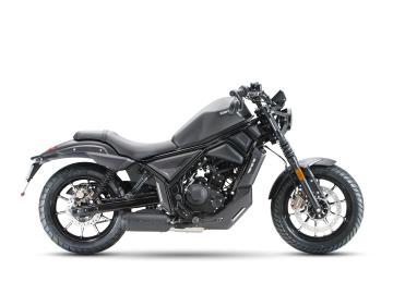 Zontes ZT 125-C2
La custom 125 ideale per chi cerca uno stile unico, comfort di marcia superiore e consumi eccezionali. Guidabile con Patente A1 o Patente B.
Caratteristiche Tecniche Principali:
Motore: Monocilindrico 4 tempi, raffreddato a liquido
Potenza: 14,7 CV (10,8 kW) – Il massimo consentito per la categoria
Cambio: Meccanico a 6 marce con frizione antisaltellamento
Emissioni: Omologazione Euro 5+
Stile: Posizione di guida custom rilassata, sella ribassata e comfort elevato
âš™ï¸ Dotazione di Serie Full Optional:
Impianto frenante a disco con ABS a doppio canale
Gruppo ottico Full LED
Strumentazione digitale con display LCD evoluto
Doppia presa USB a ricarica rapida
Cerchi custom con design esclusivo e finiture premium
La nostra offerta in Concessionaria:
Veicolo: Nuovo da immatricolare.
Prezzo: 2.990€ + 350€ Immatricolazione
Garanzia: 24 Mesi.
Soluzioni d'acquisto: Possibilità di finanziamenti personalizzati, anche con mini-rate.
I NOSTRI SERVIZI :
-Acquisto diretto con pagamento immediato
-conto vendita
-vendita auto, moto e scooter usati e garantiti
-vendita veicoli d'epoca
-permuta auto con moto e viceversa
-noleggio breve e lungo termine
-finanziamenti personalizzati (rata costante,mini e maxi rate, leasing)
-assistenza post-vendita con società di garanzie e officine partner
-assicurazioni
-consulenze e stime per acquisti tra privati
VISITA il nostro sito internet: automotousateroma.it oppure scarica la nostra App: automotousateroma dall' Apple store o Play store per restare aggiornato sui nostri ultimi arrivi.
VIENI A TROVARCI PER VEDERE DAL VIVO QUESTO VEICOLO :
Auto Moto Usate Roma s.r.l.Via Appia Nuova 23, 00047, Marino (RM) (adiacente Sorelle Ramonda).
HAI UNA PERMUTA?
compila il form sull'App o nel nostro sito automotousateroma.it
oppure inviaci foto e descrizione (modello anno km motore ...)
al nostro numero whatsapp : Cell. 366-6562866 o 351-4646876 Fisso 06-7215841 e-mail : info@automotousateroma.it
La Auto Moto Usate Roma Srl declina ogni responsabilità per eventuali involontarie incongruenze che non rappresentano in alcun modo un impegno contrattuale e invitano i clienti a verificare sempre dal vivo la correttezza dei dati che potrebbero non coincidere con l’effettivo equipaggiamento del veicolo spesso dovuto alla incompatibilità dei dati trasmessi sulle varie piattaforme web. Zontes ZT 125-C2
La custom 125 ideale per chi cerca uno stile unico, comfort di marcia superiore e consumi eccezionali. Guidabile con Patente A1 o Patente B.
Caratteristiche Tecniche Principali:
Motore: Monocilindrico 4 tempi, raffreddato a liquido
Potenza: 14,7 CV (10,8 kW) – Il massimo consentito per la categoria
Cambio: Meccanico a 6 marce con frizione antisaltellamento
Emissioni: Omologazione Euro 5+
Stile: Posizione di guida custom rilassata, sella ribassata e comfort elevato
âš™ï¸ Dotazione di Serie Full Optional:
Impianto frenante a disco con ABS a doppio canale
Gruppo ottico Full LED
Strumentazione digitale con display LCD evoluto
Doppia presa USB a ricarica rapida
Cerchi custom con design esclusivo e finiture premium
La nostra offerta in Concessionaria:
Veicolo: Nuovo da immatricolare.
Prezzo: 2.990€ + 350€ Immatricolazione
Garanzia: 24 Mesi.
Soluzioni d'acquisto: Possibilità di finanziamenti personalizzati, anche con mini-rate.
I NOSTRI SERVIZI :
-Acquisto diretto con pagamento immediato
-conto vendita
-vendita auto, moto e scooter usati e garantiti
-vendita veicoli d'epoca
-permuta auto con moto e viceversa
-noleggio breve e lungo termine
-finanziamenti personalizzati (rata costante,mini e maxi rate, leasing)
-assistenza post-vendita con società di garanzie e officine partner
-assicurazioni
-consulenze e stime per acquisti tra privati
VISITA il nostro sito internet: automotousateroma.it oppure scarica la nostra App: automotousateroma dall' Apple store o Play store per restare aggiornato sui nostri ultimi arrivi.
VIENI A TROVARCI PER VEDERE DAL VIVO QUESTO VEICOLO :
Auto Moto Usate Roma s.r.l.Via Appia Nuova 23, 00047, Marino (RM) (adiacente Sorelle Ramonda).
HAI UNA PERMUTA?
compila il form sull'App o nel nostro sito automotousateroma.it
oppure inviaci foto e descrizione (modello anno km motore ...)
al nostro numero whatsapp : Cell. 366-6562866 o 351-4646876 Fisso 06-7215841 e-mail : info@automotousateroma.it
La Auto Moto Usate Roma Srl declina ogni responsabilità per eventuali involontarie incongruenze che non rappresentano in alcun modo un impegno contrattuale e invitano i clienti a verificare sempre dal vivo la correttezza dei dati che potrebbero non coincidere con l’effettivo equipaggiamento del veicolo spesso dovuto alla incompatibilità dei dati trasmessi sulle varie piattaforme web.