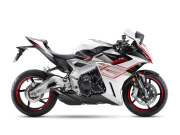 Zontes 703 RR
La supersportiva che ridefinisce gli standard della categoria: spinta da un raffinato motore a tre cilindri in linea, unisce prestazioni entusiasmanti, componentistica di prim'ordine e un design aerodinamico e aggressivo.
Caratteristiche Tecniche Principali:
Motore: Tre cilindri in linea, 4 tempi, raffreddato a liquido
Cilindrata: 699 cc
Potenza: 95 CV di pura adrenalina
Cambio: Meccanico a 6 marce con Quickshifter bidirezionale
Telaio e Forcellone: In lega di alluminio pressofuso ad alta rigiditÃ
Emissioni: Omologazione Euro 5+
âš™ï¸ Dotazione di Serie Full Optional:
Sospensioni sportive completamente regolabili (forcella a steli rovesciati)
Impianto frenante racing con pinze radiali e ABS sportivo
Schermo TFT a colori multifunzione con connettività smartphone
Gruppo ottico Full LED ad altissima visibilitÃ
Controllo di trazione (TCS) e mappe motore selezionabili
Sistema di monitoraggio pressione pneumatici (TPMS) di serie
La nostra offerta in Concessionaria:
Veicolo: Nuovo da immatricolare.
Prezzo: 7.990€ + 350€ Immatricolazione
Garanzia: 24 Mesi.
Soluzioni d'acquisto: Possibilità di finanziamenti, anche con mini-rate.
I NOSTRI SERVIZI :
-Acquisto diretto con pagamento immediato
-conto vendita
-vendita auto, moto e scooter usati e garantiti
-vendita veicoli d'epoca
-permuta auto con moto e viceversa
-noleggio breve e lungo termine
-finanziamenti personalizzati (rata costante,mini e maxi rate, leasing)
-assistenza post-vendita con società di garanzie e officine partner
-assicurazioni
-consulenze e stime per acquisti tra privati
VISITA il nostro sito internet: automotousateroma.it oppure scarica la nostra App: automotousateroma dall' Apple store o Play store per restare aggiornato sui nostri ultimi arrivi.
VIENI A TROVARCI PER VEDERE DAL VIVO QUESTO VEICOLO :
Auto Moto Usate Roma s.r.l.Via Appia Nuova 23, 00047, Marino (RM) (adiacente Sorelle Ramonda).
HAI UNA PERMUTA?
compila il form sull'App o nel nostro sito automotousateroma.it
oppure inviaci foto e descrizione (modello anno km motore ...)
al nostro numero whatsapp : Cell. 366-6562866 o 351-4646876 Fisso 06-7215841 e-mail : info@automotousateroma.it
La Auto Moto Usate Roma Srl declina ogni responsabilità per eventuali involontarie incongruenze che non rappresentano in alcun modo un impegno contrattuale e invitano i clienti a verificare sempre dal vivo la correttezza dei dati che potrebbero non coincidere con l’effettivo equipaggiamento del veicolo spesso dovuto alla incompatibilità dei dati trasmessi sulle varie piattaforme web. Zontes 703 RR
La supersportiva che ridefinisce gli standard della categoria: spinta da un raffinato motore a tre cilindri in linea, unisce prestazioni entusiasmanti, componentistica di prim'ordine e un design aerodinamico e aggressivo.
Caratteristiche Tecniche Principali:
Motore: Tre cilindri in linea, 4 tempi, raffreddato a liquido
Cilindrata: 699 cc
Potenza: 95 CV di pura adrenalina
Cambio: Meccanico a 6 marce con Quickshifter bidirezionale
Telaio e Forcellone: In lega di alluminio pressofuso ad alta rigiditÃ
Emissioni: Omologazione Euro 5+
âš™ï¸ Dotazione di Serie Full Optional:
Sospensioni sportive completamente regolabili (forcella a steli rovesciati)
Impianto frenante racing con pinze radiali e ABS sportivo
Schermo TFT a colori multifunzione con connettività smartphone
Gruppo ottico Full LED ad altissima visibilitÃ
Controllo di trazione (TCS) e mappe motore selezionabili
Sistema di monitoraggio pressione pneumatici (TPMS) di serie
La nostra offerta in Concessionaria:
Veicolo: Nuovo da immatricolare.
Prezzo: 7.990€ + 350€ Immatricolazione
Garanzia: 24 Mesi.
Soluzioni d'acquisto: Possibilità di finanziamenti, anche con mini-rate.
I NOSTRI SERVIZI :
-Acquisto diretto con pagamento immediato
-conto vendita
-vendita auto, moto e scooter usati e garantiti
-vendita veicoli d'epoca
-permuta auto con moto e viceversa
-noleggio breve e lungo termine
-finanziamenti personalizzati (rata costante,mini e maxi rate, leasing)
-assistenza post-vendita con società di garanzie e officine partner
-assicurazioni
-consulenze e stime per acquisti tra privati
VISITA il nostro sito internet: automotousateroma.it oppure scarica la nostra App: automotousateroma dall' Apple store o Play store per restare aggiornato sui nostri ultimi arrivi.
VIENI A TROVARCI PER VEDERE DAL VIVO QUESTO VEICOLO :
Auto Moto Usate Roma s.r.l.Via Appia Nuova 23, 00047, Marino (RM) (adiacente Sorelle Ramonda).
HAI UNA PERMUTA?
compila il form sull'App o nel nostro sito automotousateroma.it
oppure inviaci foto e descrizione (modello anno km motore ...)
al nostro numero whatsapp : Cell. 366-6562866 o 351-4646876 Fisso 06-7215841 e-mail : info@automotousateroma.it
La Auto Moto Usate Roma Srl declina ogni responsabilità per eventuali involontarie incongruenze che non rappresentano in alcun modo un impegno contrattuale e invitano i clienti a verificare sempre dal vivo la correttezza dei dati che potrebbero non coincidere con l’effettivo equipaggiamento del veicolo spesso dovuto alla incompatibilità dei dati trasmessi sulle varie piattaforme web.
