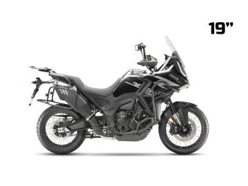 Zontes 703 F
La crossover adventure che coniuga la straordinaria spinta e l'elasticità del motore a tre cilindri in linea con una vocazione turistica totale, comfort eccellente e una dotazione tecnologica senza rivali nella categoria.
Disponibili in 2 Versioni da 19†o da 21â€
Caratteristiche Tecniche Principali:
Motore: Tre cilindri in linea, 4 tempi, raffreddato a liquido
Cilindrata: 699 cc
Erogazione: Coppia piena ai medi e alti regimi per il massimo divertimento su strada e in viaggio
Cambio: Meccanico a 6 marce con frizione antisaltellamento
Ciclistica: Sospensioni a lunga escursione e cerchi a raggi tubeless per ogni tipo di percorso
Emissioni: Omologazione Euro 5+
âš™ï¸ Dotazione di Serie Full Optional:
Sospensioni completamente regolabili per il massimo comfort di marcia
Schermo TFT a colori multifunzione con connettività smartphone
Parabrezza regolabile (spesso elettricamente o con pratico sistema rapido)
Gruppo ottico Full LED ad altissima visibilità con fari supplementari integrati
Paramani, barre paramotore e piastra paramotore di serie
Sistema di monitoraggio pressione pneumatici (TPMS) e doppia presa USB
La nostra offerta in Concessionaria:
Veicolo: Nuovo da immatricolare.
Prezzo: 8.690€ + 350€ Immatricolazione
Garanzia: 24 Mesi.
Soluzioni d'acquisto: Possibilità di finanziamenti, anche con mini-rate.
I NOSTRI SERVIZI :
-Acquisto diretto con pagamento immediato
-conto vendita
-vendita auto, moto e scooter usati e garantiti
-vendita veicoli d'epoca
-permuta auto con moto e viceversa
-noleggio breve e lungo termine
-finanziamenti personalizzati (rata costante,mini e maxi rate, leasing)
-assistenza post-vendita con società di garanzie e officine partner
-assicurazioni
-consulenze e stime per acquisti tra privati
VISITA il nostro sito internet: automotousateroma.it oppure scarica la nostra App: automotousateroma dall' Apple store o Play store per restare aggiornato sui nostri ultimi arrivi.
VIENI A TROVARCI PER VEDERE DAL VIVO QUESTO VEICOLO :
Auto Moto Usate Roma s.r.l.Via Appia Nuova 23, 00047, Marino (RM) (adiacente Sorelle Ramonda).
HAI UNA PERMUTA?
compila il form sull'App o nel nostro sito automotousateroma.it
oppure inviaci foto e descrizione (modello anno km motore ...)
al nostro numero whatsapp : Cell. 366-6562866 o 351-4646876 Fisso 06-7215841 e-mail : info@automotousateroma.it
La Auto Moto Usate Roma Srl declina ogni responsabilità per eventuali involontarie incongruenze che non rappresentano in alcun modo un impegno contrattuale e invitano i clienti a verificare sempre dal vivo la correttezza dei dati che potrebbero non coincidere con l’effettivo equipaggiamento del veicolo spesso dovuto alla incompatibilità dei dati trasmessi sulle varie piattaforme web. Zontes 703 F
La crossover adventure che coniuga la straordinaria spinta e l'elasticità del motore a tre cilindri in linea con una vocazione turistica totale, comfort eccellente e una dotazione tecnologica senza rivali nella categoria.
Disponibili in 2 Versioni da 19†o da 21â€
Caratteristiche Tecniche Principali:
Motore: Tre cilindri in linea, 4 tempi, raffreddato a liquido
Cilindrata: 699 cc
Erogazione: Coppia piena ai medi e alti regimi per il massimo divertimento su strada e in viaggio
Cambio: Meccanico a 6 marce con frizione antisaltellamento
Ciclistica: Sospensioni a lunga escursione e cerchi a raggi tubeless per ogni tipo di percorso
Emissioni: Omologazione Euro 5+
âš™ï¸ Dotazione di Serie Full Optional:
Sospensioni completamente regolabili per il massimo comfort di marcia
Schermo TFT a colori multifunzione con connettività smartphone
Parabrezza regolabile (spesso elettricamente o con pratico sistema rapido)
Gruppo ottico Full LED ad altissima visibilità con fari supplementari integrati
Paramani, barre paramotore e piastra paramotore di serie
Sistema di monitoraggio pressione pneumatici (TPMS) e doppia presa USB
La nostra offerta in Concessionaria:
Veicolo: Nuovo da immatricolare.
Prezzo: 8.690€ + 350€ Immatricolazione
Garanzia: 24 Mesi.
Soluzioni d'acquisto: Possibilità di finanziamenti, anche con mini-rate.
I NOSTRI SERVIZI :
-Acquisto diretto con pagamento immediato
-conto vendita
-vendita auto, moto e scooter usati e garantiti
-vendita veicoli d'epoca
-permuta auto con moto e viceversa
-noleggio breve e lungo termine
-finanziamenti personalizzati (rata costante,mini e maxi rate, leasing)
-assistenza post-vendita con società di garanzie e officine partner
-assicurazioni
-consulenze e stime per acquisti tra privati
VISITA il nostro sito internet: automotousateroma.it oppure scarica la nostra App: automotousateroma dall' Apple store o Play store per restare aggiornato sui nostri ultimi arrivi.
VIENI A TROVARCI PER VEDERE DAL VIVO QUESTO VEICOLO :
Auto Moto Usate Roma s.r.l.Via Appia Nuova 23, 00047, Marino (RM) (adiacente Sorelle Ramonda).
HAI UNA PERMUTA?
compila il form sull'App o nel nostro sito automotousateroma.it
oppure inviaci foto e descrizione (modello anno km motore ...)
al nostro numero whatsapp : Cell. 366-6562866 o 351-4646876 Fisso 06-7215841 e-mail : info@automotousateroma.it
La Auto Moto Usate Roma Srl declina ogni responsabilità per eventuali involontarie incongruenze che non rappresentano in alcun modo un impegno contrattuale e invitano i clienti a verificare sempre dal vivo la correttezza dei dati che potrebbero non coincidere con l’effettivo equipaggiamento del veicolo spesso dovuto alla incompatibilità dei dati trasmessi sulle varie piattaforme web.