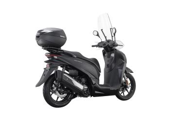 QJ MOTOR SQ 350
Lo scooter a ruota alta di riferimento per la categoria: unisce una ciclistica stabile e sicura, prestazioni brillanti e vantando una dotazione full-optional di serie senza eguali sul mercato.
Caratteristiche Tecniche Principali:
Motore: Monocilindrico 4 tempi, raffreddato a liquido, 4 valvole
Cilindrata: 330 cc
Potenza: 29,2 CV (21,5 kW) a 7.500 giri/min
Coppia: 31,5 Nm a 5.250 giri/min
Trasmissione: Automatica CVT con Controllo di Trazione (TCS)
Ciclistica: Ruote alte da 16 QJ MOTOR SQ 350
Lo scooter a ruota alta di riferimento per la categoria: unisce una ciclistica stabile e sicura, prestazioni brillanti e vantando una dotazione full-optional di serie senza eguali sul mercato.
Caratteristiche Tecniche Principali:
Motore: Monocilindrico 4 tempi, raffreddato a liquido, 4 valvole
Cilindrata: 330 cc
Potenza: 29,2 CV (21,5 kW) a 7.500 giri/min
Coppia: 31,5 Nm a 5.250 giri/min
Trasmissione: Automatica CVT con Controllo di Trazione (TCS)
Ciclistica: Ruote alte da 16