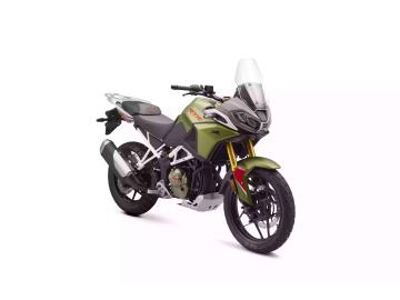TVS MOTOR RTX 300
L'innovativa Adventure Rally Tourer pensata per chi cerca prestazioni elevate sia su strada che nei percorsi fuoristrada, unendo un comfort di viaggio straordinario a una dotazione tecnologica di fascia superiore.
Caratteristiche Tecniche Principali:
Motore: Monocilindrico 4 tempi, bialbero DOHC, raffreddato a liquido
Cilindrata: 299,1 cc
Potenza: 36 CV a 9.000 giri/min
Coppia: 28,5 Nm a 7.000 giri/min
Cambio: Manuale a 6 marce con frizione assistita e antisaltellamento
Telaio: A traliccio in acciaio ad alta rigiditÃ
âš™ï¸ Dotazione Full-Optional di Serie:
4 modalità di guida (Urban, Rain, Tour e Rally)
Quickshifter bidirezionale e Cruise Control
Display TFT da 5†con connettività Bluetooth e mirroring della mappa
Controllo di trazione lineare e sistema TPMS (monitoraggio pressione pneumatici)
Gruppo ottico anteriore Class-D con luci diurne LED (DRL) e leve regolabili
Attacchi rapidi integrati per borse laterali e top-case
La nostra offerta in Concessionaria:
Veicolo: Nuovo da immatricolare.
Prezzo: 4.890€ + 350€ Immatricolazione
Garanzia: 48 Mesi.
Soluzioni d'acquisto: Possibilità di finanziamenti, anche con mini-rate.
I NOSTRI SERVIZI :
-Acquisto diretto con pagamento immediato
-conto vendita
-vendita auto, moto e scooter usati e garantiti
-vendita veicoli d'epoca
-permuta auto con moto e viceversa
-noleggio breve e lungo termine
-finanziamenti personalizzati (rata costante,mini e maxi rate, leasing)
-assistenza post-vendita con società di garanzie e officine partner
-assicurazioni
-consulenze e stime per acquisti tra privati
VISITA il nostro sito internet: automotousateroma.it oppure scarica la nostra App: automotousateroma dall' Apple store o Play store per restare aggiornato sui nostri ultimi arrivi.
VIENI A TROVARCI PER VEDERE DAL VIVO QUESTO VEICOLO :
Auto Moto Usate Roma s.r.l.Via Appia Nuova 23, 00047, Marino (RM) (adiacente Sorelle Ramonda).
HAI UNA PERMUTA?
compila il form sull'App o nel nostro sito automotousateroma.it
oppure inviaci foto e descrizione (modello anno km motore ...)
al nostro numero whatsapp : Cell. 366-6562866 o 351-4646876 Fisso 06-7215841 e-mail : info@automotousateroma.it
La Auto Moto Usate Roma Srl declina ogni responsabilità per eventuali involontarie incongruenze che non rappresentano in alcun modo un impegno contrattuale e invitano i clienti a verificare sempre dal vivo la correttezza dei dati che potrebbero non coincidere con l’effettivo equipaggiamento del veicolo spesso dovuto alla incompatibilità dei dati trasmessi sulle varie piattaforme web. TVS MOTOR RTX 300
L'innovativa Adventure Rally Tourer pensata per chi cerca prestazioni elevate sia su strada che nei percorsi fuoristrada, unendo un comfort di viaggio straordinario a una dotazione tecnologica di fascia superiore.
Caratteristiche Tecniche Principali:
Motore: Monocilindrico 4 tempi, bialbero DOHC, raffreddato a liquido
Cilindrata: 299,1 cc
Potenza: 36 CV a 9.000 giri/min
Coppia: 28,5 Nm a 7.000 giri/min
Cambio: Manuale a 6 marce con frizione assistita e antisaltellamento
Telaio: A traliccio in acciaio ad alta rigiditÃ
âš™ï¸ Dotazione Full-Optional di Serie:
4 modalità di guida (Urban, Rain, Tour e Rally)
Quickshifter bidirezionale e Cruise Control
Display TFT da 5†con connettività Bluetooth e mirroring della mappa
Controllo di trazione lineare e sistema TPMS (monitoraggio pressione pneumatici)
Gruppo ottico anteriore Class-D con luci diurne LED (DRL) e leve regolabili
Attacchi rapidi integrati per borse laterali e top-case
La nostra offerta in Concessionaria:
Veicolo: Nuovo da immatricolare.
Prezzo: 4.890€ + 350€ Immatricolazione
Garanzia: 48 Mesi.
Soluzioni d'acquisto: Possibilità di finanziamenti, anche con mini-rate.
I NOSTRI SERVIZI :
-Acquisto diretto con pagamento immediato
-conto vendita
-vendita auto, moto e scooter usati e garantiti
-vendita veicoli d'epoca
-permuta auto con moto e viceversa
-noleggio breve e lungo termine
-finanziamenti personalizzati (rata costante,mini e maxi rate, leasing)
-assistenza post-vendita con società di garanzie e officine partner
-assicurazioni
-consulenze e stime per acquisti tra privati
VISITA il nostro sito internet: automotousateroma.it oppure scarica la nostra App: automotousateroma dall' Apple store o Play store per restare aggiornato sui nostri ultimi arrivi.
VIENI A TROVARCI PER VEDERE DAL VIVO QUESTO VEICOLO :
Auto Moto Usate Roma s.r.l.Via Appia Nuova 23, 00047, Marino (RM) (adiacente Sorelle Ramonda).
HAI UNA PERMUTA?
compila il form sull'App o nel nostro sito automotousateroma.it
oppure inviaci foto e descrizione (modello anno km motore ...)
al nostro numero whatsapp : Cell. 366-6562866 o 351-4646876 Fisso 06-7215841 e-mail : info@automotousateroma.it
La Auto Moto Usate Roma Srl declina ogni responsabilità per eventuali involontarie incongruenze che non rappresentano in alcun modo un impegno contrattuale e invitano i clienti a verificare sempre dal vivo la correttezza dei dati che potrebbero non coincidere con l’effettivo equipaggiamento del veicolo spesso dovuto alla incompatibilità dei dati trasmessi sulle varie piattaforme web.