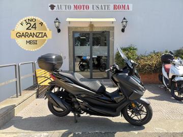 Rivenditore autorizzato di : Piaggio, Vespa, Sym, Swm, QJ Motor, Italjet, Tvs Motor, Alza Italia. Trattiamo usato Honda, Yamaha, Kawasaki, Suzuki, Aprilia, Benelli, Ducati, Moto Guzzi, Moto Morini, BMW, KTM, Triumph, Royal Enfield, Harley-Davidson, Indian, CFMOTO, Voge, Kymco, Peugeot
HONDA FORZA 350
Immatricolato 2024, 330cc, 29Cv 22Kw, 19.300Km, Euro5.
*** Scooter Unicoproprietario ***
Rimangono sempre esclusi i costi :
-del passaggio di proprietà pari ad euro 200,00.
-messa su strada pari ad euro 200,00 che include l'attivazione della garanzia di 12 mesi completa, all' occorrenza controlli e o tagliando completo preconsegna (olio,filtro olio, filtro aria e tutti i componenti necessari al ripristino), 12 mesi di garanzia estendibili a 24 36mesi in base al veicolo e copre i componenti non soggetti ad usura (dettagli in sede).
Con: Motore Monocilindrico, raffreddamento a liquido, Abs, computer di bordo, fari a Led, vano retroscudo con presa Usb, ampio vano sottosella, freni a disco da 256mm anteriore e da 240mm al posteriore, cerchi da 15†anteriore e da 14†al posteriore.
I NOSTRI SERVIZI :
-Vendita auto usate e storiche, moto e scooter nuovi e usati garantiti
-Acquisto diretto con pagamento immediato o conto vendita
-Permuta auto con moto e viceversa
-Noleggio breve e lungo termine
-Assicurazioni e Finanziamenti personalizzati
-Assistenza post-vendita
-Accessori e antifurti per moto e auto
VISITA il nostro sito internet: automotousateroma.it oppure scarica la nostra App: automotousateroma dall' Apple store o Play store per restare aggiornato sui nostri ultimi arrivi.
VIENI A TROVARCI PER VEDERE DAL VIVO QUESTO VEICOLO :
Auto Moto Usate Roma s.r.l.Via Appia Nuova 23, 00047, Marino (RM) (adiacente Sorelle Ramonda)
*************
HAI UNA PERMUTA?
compila il form sull'App o nel nostro sito automotousateroma.it
oppure inviaci foto e descrizione (modello anno km motore ...)
al nostro numero whatsapp : Cell. 366-6562866 o 351-4646876 Fisso 06-7215841 e-mail : info@automotousateroma.it
*************
La Auto Moto Usate Roma Srl declina ogni responsabilità per eventuali involontarie incongruenze che non rappresentano in alcun modo un impegno contrattuale e invitano i clienti a verificare sempre dal vivo la correttezza dei dati che potrebbero non coincidere con l’effettivo equipaggiamento del veicolo spesso dovuto alla incompatibilità dei dati trasmessi sulle varie piattaforme web. Rivenditore autorizzato di : Piaggio, Vespa, Sym, Swm, QJ Motor, Italjet, Tvs Motor, Alza Italia. Trattiamo usato Honda, Yamaha, Kawasaki, Suzuki, Aprilia, Benelli, Ducati, Moto Guzzi, Moto Morini, BMW, KTM, Triumph, Royal Enfield, Harley-Davidson, Indian, CFMOTO, Voge, Kymco, Peugeot
HONDA FORZA 350
Immatricolato 2024, 330cc, 29Cv 22Kw, 19.300Km, Euro5.
*** Scooter Unicoproprietario ***
Rimangono sempre esclusi i costi :
-del passaggio di proprietà pari ad euro 200,00.
-messa su strada pari ad euro 200,00 che include l'attivazione della garanzia di 12 mesi completa, all' occorrenza controlli e o tagliando completo preconsegna (olio,filtro olio, filtro aria e tutti i componenti necessari al ripristino), 12 mesi di garanzia estendibili a 24 36mesi in base al veicolo e copre i componenti non soggetti ad usura (dettagli in sede).
Con: Motore Monocilindrico, raffreddamento a liquido, Abs, computer di bordo, fari a Led, vano retroscudo con presa Usb, ampio vano sottosella, freni a disco da 256mm anteriore e da 240mm al posteriore, cerchi da 15†anteriore e da 14†al posteriore.
I NOSTRI SERVIZI :
-Vendita auto usate e storiche, moto e scooter nuovi e usati garantiti
-Acquisto diretto con pagamento immediato o conto vendita
-Permuta auto con moto e viceversa
-Noleggio breve e lungo termine
-Assicurazioni e Finanziamenti personalizzati
-Assistenza post-vendita
-Accessori e antifurti per moto e auto
VISITA il nostro sito internet: automotousateroma.it oppure scarica la nostra App: automotousateroma dall' Apple store o Play store per restare aggiornato sui nostri ultimi arrivi.
VIENI A TROVARCI PER VEDERE DAL VIVO QUESTO VEICOLO :
Auto Moto Usate Roma s.r.l.Via Appia Nuova 23, 00047, Marino (RM) (adiacente Sorelle Ramonda)
*************
HAI UNA PERMUTA?
compila il form sull'App o nel nostro sito automotousateroma.it
oppure inviaci foto e descrizione (modello anno km motore ...)
al nostro numero whatsapp : Cell. 366-6562866 o 351-4646876 Fisso 06-7215841 e-mail : info@automotousateroma.it
*************
La Auto Moto Usate Roma Srl declina ogni responsabilità per eventuali involontarie incongruenze che non rappresentano in alcun modo un impegno contrattuale e invitano i clienti a verificare sempre dal vivo la correttezza dei dati che potrebbero non coincidere con l’effettivo equipaggiamento del veicolo spesso dovuto alla incompatibilità dei dati trasmessi sulle varie piattaforme web.