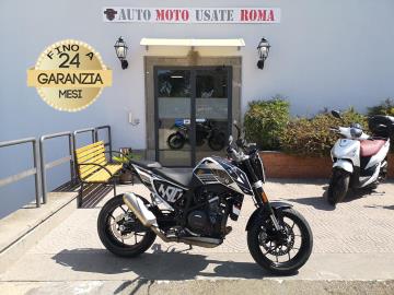 Rivenditore autorizzato di : Piaggio, Vespa, Sym, Swm, QJ Motor, Italjet, Tvs Motor, Alza Italia. Trattiamo usato Honda, Yamaha, Kawasaki, Suzuki, Aprilia, Benelli, Ducati, Moto Guzzi, Moto Morini, BMW, KTM, Triumph, Royal Enfield, Harley-Davidson, Indian, CFMOTO, Voge, Kymco, Peugeot
KTM DUKE 690 R
Immatricolato 2017, 693cc, 75Cv/54Kw, 24.300Km, Euro4.
*** Colorazione EU White ***
Rimangono sempre esclusi i costi :
-del passaggio di proprietà pari ad euro 200,00.
-messa su strada pari ad euro 200,00 che include l'attivazione della garanzia di 12 mesi completa, all' occorrenza controlli e o tagliando completo preconsegna (olio,filtro olio, filtro aria e tutti i componenti necessari al ripristino), 12 mesi di garanzia estendibili a 24 36mesi in base al veicolo e copre i componenti non soggetti ad usura (dettagli in sede).
Con: Motore Monocilindrico, raffreddamento a liquido, Abs, Tc, WP Suspension Up Side Down 43 mm, WP Suspension con sistema di sospensioni Pro-Lever, freni a disco da 320mm anteriore e da 240mm al posteriore, cerchi da 17â€.
I NOSTRI SERVIZI :
-Vendita auto usate e storiche, moto e scooter nuovi e usati garantiti
-Acquisto diretto con pagamento immediato o conto vendita
-Permuta auto con moto e viceversa
-Noleggio breve e lungo termine
-Assicurazioni e Finanziamenti personalizzati
-Assistenza post-vendita
-Accessori e antifurti per moto e auto
VISITA il nostro sito internet: automotousateroma.it oppure scarica la nostra App: automotousateroma dall' Apple store o Play store per restare aggiornato sui nostri ultimi arrivi.
VIENI A TROVARCI PER VEDERE DAL VIVO QUESTO VEICOLO :
Auto Moto Usate Roma s.r.l.Via Appia Nuova 23, 00047, Marino (RM) (adiacente Sorelle Ramonda)
*************
HAI UNA PERMUTA?
compila il form sull'App o nel nostro sito automotousateroma.it
oppure inviaci foto e descrizione (modello anno km motore ...)
al nostro numero whatsapp : Cell. 366-6562866 o 351-4646876 Fisso 06-7215841 e-mail : info@automotousateroma.it
*************
La Auto Moto Usate Roma Srl declina ogni responsabilità per eventuali involontarie incongruenze che non rappresentano in alcun modo un impegno contrattuale e invitano i clienti a verificare sempre dal vivo la correttezza dei dati che potrebbero non coincidere con l’effettivo equipaggiamento del veicolo spesso dovuto alla incompatibilità dei dati trasmessi sulle varie piattaforme web. Rivenditore autorizzato di : Piaggio, Vespa, Sym, Swm, QJ Motor, Italjet, Tvs Motor, Alza Italia. Trattiamo usato Honda, Yamaha, Kawasaki, Suzuki, Aprilia, Benelli, Ducati, Moto Guzzi, Moto Morini, BMW, KTM, Triumph, Royal Enfield, Harley-Davidson, Indian, CFMOTO, Voge, Kymco, Peugeot
KTM DUKE 690 R
Immatricolato 2017, 693cc, 75Cv/54Kw, 24.300Km, Euro4.
*** Colorazione EU White ***
Rimangono sempre esclusi i costi :
-del passaggio di proprietà pari ad euro 200,00.
-messa su strada pari ad euro 200,00 che include l'attivazione della garanzia di 12 mesi completa, all' occorrenza controlli e o tagliando completo preconsegna (olio,filtro olio, filtro aria e tutti i componenti necessari al ripristino), 12 mesi di garanzia estendibili a 24 36mesi in base al veicolo e copre i componenti non soggetti ad usura (dettagli in sede).
Con: Motore Monocilindrico, raffreddamento a liquido, Abs, Tc, WP Suspension Up Side Down 43 mm, WP Suspension con sistema di sospensioni Pro-Lever, freni a disco da 320mm anteriore e da 240mm al posteriore, cerchi da 17â€.
I NOSTRI SERVIZI :
-Vendita auto usate e storiche, moto e scooter nuovi e usati garantiti
-Acquisto diretto con pagamento immediato o conto vendita
-Permuta auto con moto e viceversa
-Noleggio breve e lungo termine
-Assicurazioni e Finanziamenti personalizzati
-Assistenza post-vendita
-Accessori e antifurti per moto e auto
VISITA il nostro sito internet: automotousateroma.it oppure scarica la nostra App: automotousateroma dall' Apple store o Play store per restare aggiornato sui nostri ultimi arrivi.
VIENI A TROVARCI PER VEDERE DAL VIVO QUESTO VEICOLO :
Auto Moto Usate Roma s.r.l.Via Appia Nuova 23, 00047, Marino (RM) (adiacente Sorelle Ramonda)
*************
HAI UNA PERMUTA?
compila il form sull'App o nel nostro sito automotousateroma.it
oppure inviaci foto e descrizione (modello anno km motore ...)
al nostro numero whatsapp : Cell. 366-6562866 o 351-4646876 Fisso 06-7215841 e-mail : info@automotousateroma.it
*************
La Auto Moto Usate Roma Srl declina ogni responsabilità per eventuali involontarie incongruenze che non rappresentano in alcun modo un impegno contrattuale e invitano i clienti a verificare sempre dal vivo la correttezza dei dati che potrebbero non coincidere con l’effettivo equipaggiamento del veicolo spesso dovuto alla incompatibilità dei dati trasmessi sulle varie piattaforme web.