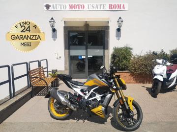 Rivenditore autorizzato di : Piaggio, Vespa, Sym, Swm, QJ Motor, Italjet, Tvs Motor, Alza Italia. Trattiamo usato Honda, Yamaha, Kawasaki, Suzuki, Aprilia, Benelli, Ducati, Moto Guzzi, Moto Morini, BMW, KTM, Triumph, Royal Enfield, Harley-Davidson, Indian, CFMOTO, Voge, Kymco, Peugeot
TVS RTR 310 APACHE
Immatricolato 2026, 312cc, 35Cv 26Kw, 4.100Km, Euro5.
*** Garanzia Ufficiale TVS fino al 2029 ***
Rimangono sempre esclusi i costi :
-del passaggio di proprietà pari ad euro 200,00.
-messa su strada pari ad euro 200,00 che include l'attivazione della garanzia di 12 mesi completa, all' occorrenza controlli e o tagliando completo preconsegna (olio,filtro olio, filtro aria e tutti i componenti necessari al ripristino), 12 mesi di garanzia estendibili a 24 36mesi in base al veicolo e copre i componenti non soggetti ad usura (dettagli in sede).
Con: Motore Monocilindrico, cambio manuale a 6 rapporti, computer di bordo, raffreddamento a liquido, Abs, Tc, Forcella telescopica a steli rovesciati da 41mm, Monoammortizzatore idraulico, freni a disco da 300mm anteriore e da 240mm al posteriore, cerchi da 17â€.
I NOSTRI SERVIZI :
-Vendita auto usate e storiche, moto e scooter nuovi e usati garantiti -Acquisto diretto con pagamento immediato o conto vendita -Permuta auto con moto e viceversa -Noleggio breve e lungo termine -Assicurazioni e Finanziamenti personalizzati -Assistenza post-vendita -Accessori e antifurti per moto e auto
VISITA il nostro sito internet: automotousateroma.it oppure scarica la nostra App: automotousateroma dall' Apple store o Play store per restare aggiornato sui nostri ultimi arrivi.
VIENI A TROVARCI PER VEDERE DAL VIVO QUESTO VEICOLO :
Auto Moto Usate Roma s.r.l.Via Appia Nuova 23, 00047, Marino (RM) (adiacente Sorelle Ramonda)
*************
HAI UNA PERMUTA?
compila il form sull'App o nel nostro sito automotousateroma.it
oppure inviaci foto e descrizione (modello anno km motore ...)
al nostro numero whatsapp : Cell. 366-6562866 o 351-4646876 Fisso 06-7215841 e-mail : info@automotousateroma.it
*************
La Auto Moto Usate Roma Srl declina ogni responsabilità per eventuali involontarie incongruenze che non rappresentano in alcun modo un impegno contrattuale e invitano i clienti a verificare sempre dal vivo la correttezza dei dati che potrebbero non coincidere con l’effettivo equipaggiamento del veicolo spesso dovuto alla incompatibilità dei dati trasmessi sulle varie piattaforme web.
Rivenditore autorizzato di : Piaggio, Vespa, Sym, Swm, QJ Motor, Italjet, Tvs Motor, Alza Italia. Trattiamo usato Honda, Yamaha, Kawasaki, Suzuki, Aprilia, Benelli, Ducati, Moto Guzzi, Moto Morini, BMW, KTM, Triumph, Royal Enfield, Harley-Davidson, Indian, CFMOTO, Voge, Kymco, Peugeot
TVS RTR 310 APACHE
Immatricolato 2026, 312cc, 35Cv 26Kw, 4.100Km, Euro5.
*** Garanzia Ufficiale TVS fino al 2029 ***
Rimangono sempre esclusi i costi :
-del passaggio di proprietà pari ad euro 200,00.
-messa su strada pari ad euro 200,00 che include l'attivazione della garanzia di 12 mesi completa, all' occorrenza controlli e o tagliando completo preconsegna (olio,filtro olio, filtro aria e tutti i componenti necessari al ripristino), 12 mesi di garanzia estendibili a 24 36mesi in base al veicolo e copre i componenti non soggetti ad usura (dettagli in sede).
Con: Motore Monocilindrico, cambio manuale a 6 rapporti, computer di bordo, raffreddamento a liquido, Abs, Tc, Forcella telescopica a steli rovesciati da 41mm, Monoammortizzatore idraulico, freni a disco da 300mm anteriore e da 240mm al posteriore, cerchi da 17â€.
I NOSTRI SERVIZI :
-Vendita auto usate e storiche, moto e scooter nuovi e usati garantiti -Acquisto diretto con pagamento immediato o conto vendita -Permuta auto con moto e viceversa -Noleggio breve e lungo termine -Assicurazioni e Finanziamenti personalizzati -Assistenza post-vendita -Accessori e antifurti per moto e auto
VISITA il nostro sito internet: automotousateroma.it oppure scarica la nostra App: automotousateroma dall' Apple store o Play store per restare aggiornato sui nostri ultimi arrivi.
VIENI A TROVARCI PER VEDERE DAL VIVO QUESTO VEICOLO :
Auto Moto Usate Roma s.r.l.Via Appia Nuova 23, 00047, Marino (RM) (adiacente Sorelle Ramonda)
*************
HAI UNA PERMUTA?
compila il form sull'App o nel nostro sito automotousateroma.it
oppure inviaci foto e descrizione (modello anno km motore ...)
al nostro numero whatsapp : Cell. 366-6562866 o 351-4646876 Fisso 06-7215841 e-mail : info@automotousateroma.it
*************
La Auto Moto Usate Roma Srl declina ogni responsabilità per eventuali involontarie incongruenze che non rappresentano in alcun modo un impegno contrattuale e invitano i clienti a verificare sempre dal vivo la correttezza dei dati che potrebbero non coincidere con l’effettivo equipaggiamento del veicolo spesso dovuto alla incompatibilità dei dati trasmessi sulle varie piattaforme web.