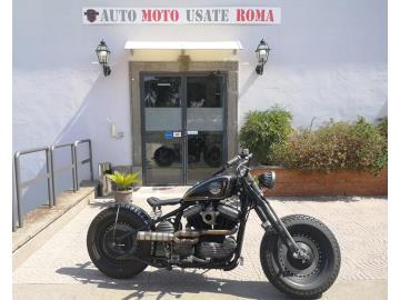 Rivenditore autorizzato di : Piaggio, Vespa, Sym, Swm, QJ Motor, Italjet, Tvs Motor, Alza Italia. Trattiamo usato Honda, Yamaha, Kawasaki, Suzuki, Aprilia, Benelli, Ducati, Moto Guzzi, Moto Morini, BMW, KTM, Triumph, Royal Enfield, Harley-Davidson, Indian, CFMOTO, Voge, Kymco, Peugeot
HARLEY DAVIDSON 883 BRUSHED ARMON
Immatricolato 1993, 883cc, 58Cv/42Kw.
** Special By Moto Design Custom **
*** Moto Iscritta ASI ***
Rimangono sempre esclusi i costi :
-del passaggio di proprietà pari ad euro 200,00.
- Nella formula Outlet il veicolo viene venduto con la formula Visto e piaciuta, e con la conformità legale del mezzo.
Con: Motore Bicilindrico a V, cambio manuale a 4 rapporti, raffreddamento ad aria, Forcella Springer, conta giri e conta km incorporati nel serbatoio, scarico MDC, cerchi lenticolari lavorati 19†anteriore e da 16†al posteriore.
I NOSTRI SERVIZI :
-Vendita auto usate e storiche, moto e scooter nuovi e usati garantiti
-Acquisto diretto con pagamento immediato o conto vendita
-Permuta auto con moto e viceversa
-Noleggio breve e lungo termine
-Assicurazioni e Finanziamenti personalizzati
-Assistenza post-vendita
-Accessori e antifurti per moto e auto
VISITA il nostro sito internet: automotousateroma.it oppure scarica la nostra App: automotousateroma dall' Apple store o Play store per restare aggiornato sui nostri ultimi arrivi.
VIENI A TROVARCI PER VEDERE DAL VIVO QUESTO VEICOLO :
Auto Moto Usate Roma s.r.l.Via Appia Nuova 23, 00047, Marino (RM) (adiacente Sorelle Ramonda)
*************
HAI UNA PERMUTA?
compila il form sull'App o nel nostro sito automotousateroma.it
oppure inviaci foto e descrizione (modello anno km motore ...)
al nostro numero whatsapp : Cell. 366-6562866 o 351-4646876 Fisso 06-7215841 e-mail : info@automotousateroma.it
*************
La Auto Moto Usate Roma Srl declina ogni responsabilità per eventuali involontarie incongruenze che non rappresentano in alcun modo un impegno contrattuale e invitano i clienti a verificare sempre dal vivo la correttezza dei dati che potrebbero non coincidere con l’effettivo equipaggiamento del veicolo spesso dovuto alla incompatibilità dei dati trasmessi sulle varie piattaforme web. Rivenditore autorizzato di : Piaggio, Vespa, Sym, Swm, QJ Motor, Italjet, Tvs Motor, Alza Italia. Trattiamo usato Honda, Yamaha, Kawasaki, Suzuki, Aprilia, Benelli, Ducati, Moto Guzzi, Moto Morini, BMW, KTM, Triumph, Royal Enfield, Harley-Davidson, Indian, CFMOTO, Voge, Kymco, Peugeot
HARLEY DAVIDSON 883 BRUSHED ARMON
Immatricolato 1993, 883cc, 58Cv/42Kw.
** Special By Moto Design Custom **
*** Moto Iscritta ASI ***
Rimangono sempre esclusi i costi :
-del passaggio di proprietà pari ad euro 200,00.
- Nella formula Outlet il veicolo viene venduto con la formula Visto e piaciuta, e con la conformità legale del mezzo.
Con: Motore Bicilindrico a V, cambio manuale a 4 rapporti, raffreddamento ad aria, Forcella Springer, conta giri e conta km incorporati nel serbatoio, scarico MDC, cerchi lenticolari lavorati 19†anteriore e da 16†al posteriore.
I NOSTRI SERVIZI :
-Vendita auto usate e storiche, moto e scooter nuovi e usati garantiti
-Acquisto diretto con pagamento immediato o conto vendita
-Permuta auto con moto e viceversa
-Noleggio breve e lungo termine
-Assicurazioni e Finanziamenti personalizzati
-Assistenza post-vendita
-Accessori e antifurti per moto e auto
VISITA il nostro sito internet: automotousateroma.it oppure scarica la nostra App: automotousateroma dall' Apple store o Play store per restare aggiornato sui nostri ultimi arrivi.
VIENI A TROVARCI PER VEDERE DAL VIVO QUESTO VEICOLO :
Auto Moto Usate Roma s.r.l.Via Appia Nuova 23, 00047, Marino (RM) (adiacente Sorelle Ramonda)
*************
HAI UNA PERMUTA?
compila il form sull'App o nel nostro sito automotousateroma.it
oppure inviaci foto e descrizione (modello anno km motore ...)
al nostro numero whatsapp : Cell. 366-6562866 o 351-4646876 Fisso 06-7215841 e-mail : info@automotousateroma.it
*************
La Auto Moto Usate Roma Srl declina ogni responsabilità per eventuali involontarie incongruenze che non rappresentano in alcun modo un impegno contrattuale e invitano i clienti a verificare sempre dal vivo la correttezza dei dati che potrebbero non coincidere con l’effettivo equipaggiamento del veicolo spesso dovuto alla incompatibilità dei dati trasmessi sulle varie piattaforme web.