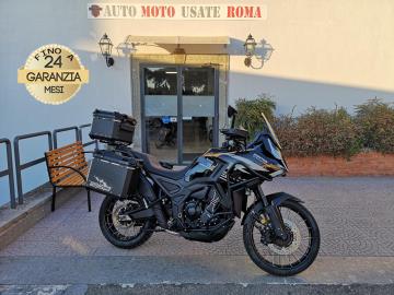 Rivenditore autorizzato di : Piaggio, Vespa, Sym, Swm, QJ Motor, Italjet, Tvs Motor, Alza Italia. Trattiamo usato Honda, Yamaha, Kawasaki, Suzuki, Aprilia, Benelli, Ducati, Moto Guzzi, Moto Morini, BMW, KTM, Triumph, Royal Enfield, Harley-Davidson, Indian, CFMOTO, Voge, Kymco, Peugeot
ZONTES ZT 703-F
Immatricolato 2025, 699cc, 95Cv/70Kw, 5.500Km, Euro5+.
*** Moto Unicoproprietaro e in Garanzia Ufficiale fino al 2027 ***
Rimangono sempre esclusi i costi :
-del passaggio di proprietà pari ad euro 200,00.
-messa su strada pari ad euro 200,00 che include l'attivazione della garanzia di 12 mesi completa, all' occorrenza controlli e/o tagliando completo preconsegna (olio,filtro olio, filtro aria e tutti i componenti necessari al ripristino), 12 mesi di garanzia estendibili a 24/36mesi in base al veicolo e copre i componenti non soggetti ad usura (dettagli in sede)
Con: Motore 3 cilindri, cambio manuale a 6 rapporti, Abs, raffreddamento a Liquido, 2 mappature motore, Cruise control, fari a Led, Forcella Marzocchi a steli rovesciati regolabile in precarico, estensione e compressione, Monoammortizzatore Marzocchi regolabile in precarico ed estensione, dischi freno da 310mm anteriore e da 265mm al posteriore, cerchi a raggi da 21†anteriore e da 18†al posteriore.
Accessoriato con: Parabrezza fumè regolabile elettronicamente, paramotore, faretti di profondità , manopole riscaldabili, telecamera anteriore e posteriore, tris valigie originali.
I NOSTRI SERVIZI :
-Vendita auto usate e storiche, moto e scooter nuovi e usati garantiti
-Acquisto diretto con pagamento immediato o conto vendita
-Permuta auto con moto e viceversa
-Noleggio breve e lungo termine
-Assicurazioni e Finanziamenti personalizzati
-Assistenza post-vendita
-Accessori e antifurti per moto e auto
VISITA il nostro sito internet: automotousateroma.it oppure scarica la nostra App: automotousateroma dall' Apple store o Play store per restare aggiornato sui nostri ultimi arrivi.
VIENI A TROVARCI PER VEDERE DAL VIVO QUESTO VEICOLO :
Auto Moto Usate Roma s.r.l.Via Appia Nuova 23, 00047, Marino (RM) (adiacente Sorelle Ramonda)
*************
HAI UNA PERMUTA?
compila il form sull'App o nel nostro sito automotousateroma.it
oppure inviaci foto e descrizione (modello anno km motore ...)
al nostro numero whatsapp : Cell. 366-6562866 o 351-4646876 Fisso 06-7215841 e-mail : info@automotousateroma.it
*************
La Auto Moto Usate Roma Srl declina ogni responsabilità per eventuali involontarie incongruenze che non rappresentano in alcun modo un impegno contrattuale e invitano i clienti a verificare sempre dal vivo la correttezza dei dati che potrebbero non coincidere con l’effettivo equipaggiamento del veicolo spesso dovuto alla incompatibilità dei dati trasmessi sulle varie piattaforme web. Rivenditore autorizzato di : Piaggio, Vespa, Sym, Swm, QJ Motor, Italjet, Tvs Motor, Alza Italia. Trattiamo usato Honda, Yamaha, Kawasaki, Suzuki, Aprilia, Benelli, Ducati, Moto Guzzi, Moto Morini, BMW, KTM, Triumph, Royal Enfield, Harley-Davidson, Indian, CFMOTO, Voge, Kymco, Peugeot
ZONTES ZT 703-F
Immatricolato 2025, 699cc, 95Cv/70Kw, 5.500Km, Euro5+.
*** Moto Unicoproprietaro e in Garanzia Ufficiale fino al 2027 ***
Rimangono sempre esclusi i costi :
-del passaggio di proprietà pari ad euro 200,00.
-messa su strada pari ad euro 200,00 che include l'attivazione della garanzia di 12 mesi completa, all' occorrenza controlli e/o tagliando completo preconsegna (olio,filtro olio, filtro aria e tutti i componenti necessari al ripristino), 12 mesi di garanzia estendibili a 24/36mesi in base al veicolo e copre i componenti non soggetti ad usura (dettagli in sede)
Con: Motore 3 cilindri, cambio manuale a 6 rapporti, Abs, raffreddamento a Liquido, 2 mappature motore, Cruise control, fari a Led, Forcella Marzocchi a steli rovesciati regolabile in precarico, estensione e compressione, Monoammortizzatore Marzocchi regolabile in precarico ed estensione, dischi freno da 310mm anteriore e da 265mm al posteriore, cerchi a raggi da 21†anteriore e da 18†al posteriore.
Accessoriato con: Parabrezza fumè regolabile elettronicamente, paramotore, faretti di profondità , manopole riscaldabili, telecamera anteriore e posteriore, tris valigie originali.
I NOSTRI SERVIZI :
-Vendita auto usate e storiche, moto e scooter nuovi e usati garantiti
-Acquisto diretto con pagamento immediato o conto vendita
-Permuta auto con moto e viceversa
-Noleggio breve e lungo termine
-Assicurazioni e Finanziamenti personalizzati
-Assistenza post-vendita
-Accessori e antifurti per moto e auto
VISITA il nostro sito internet: automotousateroma.it oppure scarica la nostra App: automotousateroma dall' Apple store o Play store per restare aggiornato sui nostri ultimi arrivi.
VIENI A TROVARCI PER VEDERE DAL VIVO QUESTO VEICOLO :
Auto Moto Usate Roma s.r.l.Via Appia Nuova 23, 00047, Marino (RM) (adiacente Sorelle Ramonda)
*************
HAI UNA PERMUTA?
compila il form sull'App o nel nostro sito automotousateroma.it
oppure inviaci foto e descrizione (modello anno km motore ...)
al nostro numero whatsapp : Cell. 366-6562866 o 351-4646876 Fisso 06-7215841 e-mail : info@automotousateroma.it
*************
La Auto Moto Usate Roma Srl declina ogni responsabilità per eventuali involontarie incongruenze che non rappresentano in alcun modo un impegno contrattuale e invitano i clienti a verificare sempre dal vivo la correttezza dei dati che potrebbero non coincidere con l’effettivo equipaggiamento del veicolo spesso dovuto alla incompatibilità dei dati trasmessi sulle varie piattaforme web.