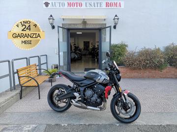 Rivenditore autorizzato di : Piaggio, Vespa, Sym, Swm, QJ Motor, Italjet, Tvs Motor, Alza Italia. Trattiamo usato Honda, Yamaha, Kawasaki, Suzuki, Aprilia, Benelli, Ducati, Moto Guzzi, Moto Morini, BMW, KTM, Triumph, Royal Enfield, Harley-Davidson, Indian, CFMOTO, Voge, Kymco, Peugeot
TRIUMPH TRIDENT 660
Immatricolato 2021, 660cc, 81Cv/59Kw, 26.000Km, Euro5.
-del passaggio di proprietà pari ad euro 200,00
-messa su strada pari ad euro 300,00 che include l'attivazione della garanzia di 12 mesi completa, all' occorrenza controlli e/o tagliando completo preconsegna (olio,filtro olio, filtro aria e tutti i componenti necessari al ripristino), 12 mesi di garanzia estendibili a 24/36mesi in base al veicolo e copre i componenti non soggetti ad usura (dettagli in sede).
Con: Motore Tre cilindri in linea, cambio manuale a 6 rapporti, Abs, 2 mappature motore Road/Rain, raffreddamento a Liquido, Ride by Wire, faro a Led, Forcelle rovesciate Showa da 41 mm con funzioni separate (SFF), Monoammortizzatore Showa con regolazione del precarico, doppio disco da 310mm anteriore e da 255mm al posteriore, cerchi da 17â€.
Accessoriato con: Leve in ergal regolabili, cupolino, portatarga.
I NOSTRI SERVIZI :
-Vendita auto usate e storiche, moto e scooter nuovi e usati garantiti
-Acquisto diretto con pagamento immediato o conto vendita
-Permuta auto con moto e viceversa
-Noleggio breve e lungo termine
-Assicurazioni e Finanziamenti personalizzati
-Assistenza post-vendita
-Accessori e antifurti per moto e auto
VISITA il nostro sito internet: automotousateroma.it oppure scarica la nostra App: automotousateroma dall' Apple store o Play store per restare aggiornato sui nostri ultimi arrivi.
VIENI A TROVARCI PER VEDERE DAL VIVO QUESTO VEICOLO :
Auto Moto Usate Roma s.r.l.Via Appia Nuova 23, 00047, Marino (RM) (adiacente Sorelle Ramonda)
*************
HAI UNA PERMUTA?
compila il form sull'App o nel nostro sito automotousateroma.it
oppure inviaci foto e descrizione (modello anno km motore ...)
al nostro numero whatsapp : Cell. 366-6562866 o 351-4646876 Fisso 06-7215841 e-mail : info@automotousateroma.it
*************
La Auto Moto Usate Roma Srl declina ogni responsabilità per eventuali involontarie incongruenze che non rappresentano in alcun modo un impegno contrattuale e invitano i clienti a verificare sempre dal vivo la correttezza dei dati che potrebbero non coincidere con l’effettivo equipaggiamento del veicolo spesso dovuto alla incompatibilità dei dati trasmessi sulle varie piattaforme web. Rivenditore autorizzato di : Piaggio, Vespa, Sym, Swm, QJ Motor, Italjet, Tvs Motor, Alza Italia. Trattiamo usato Honda, Yamaha, Kawasaki, Suzuki, Aprilia, Benelli, Ducati, Moto Guzzi, Moto Morini, BMW, KTM, Triumph, Royal Enfield, Harley-Davidson, Indian, CFMOTO, Voge, Kymco, Peugeot
TRIUMPH TRIDENT 660
Immatricolato 2021, 660cc, 81Cv/59Kw, 26.000Km, Euro5.
-del passaggio di proprietà pari ad euro 200,00
-messa su strada pari ad euro 300,00 che include l'attivazione della garanzia di 12 mesi completa, all' occorrenza controlli e/o tagliando completo preconsegna (olio,filtro olio, filtro aria e tutti i componenti necessari al ripristino), 12 mesi di garanzia estendibili a 24/36mesi in base al veicolo e copre i componenti non soggetti ad usura (dettagli in sede).
Con: Motore Tre cilindri in linea, cambio manuale a 6 rapporti, Abs, 2 mappature motore Road/Rain, raffreddamento a Liquido, Ride by Wire, faro a Led, Forcelle rovesciate Showa da 41 mm con funzioni separate (SFF), Monoammortizzatore Showa con regolazione del precarico, doppio disco da 310mm anteriore e da 255mm al posteriore, cerchi da 17â€.
Accessoriato con: Leve in ergal regolabili, cupolino, portatarga.
I NOSTRI SERVIZI :
-Vendita auto usate e storiche, moto e scooter nuovi e usati garantiti
-Acquisto diretto con pagamento immediato o conto vendita
-Permuta auto con moto e viceversa
-Noleggio breve e lungo termine
-Assicurazioni e Finanziamenti personalizzati
-Assistenza post-vendita
-Accessori e antifurti per moto e auto
VISITA il nostro sito internet: automotousateroma.it oppure scarica la nostra App: automotousateroma dall' Apple store o Play store per restare aggiornato sui nostri ultimi arrivi.
VIENI A TROVARCI PER VEDERE DAL VIVO QUESTO VEICOLO :
Auto Moto Usate Roma s.r.l.Via Appia Nuova 23, 00047, Marino (RM) (adiacente Sorelle Ramonda)
*************
HAI UNA PERMUTA?
compila il form sull'App o nel nostro sito automotousateroma.it
oppure inviaci foto e descrizione (modello anno km motore ...)
al nostro numero whatsapp : Cell. 366-6562866 o 351-4646876 Fisso 06-7215841 e-mail : info@automotousateroma.it
*************
La Auto Moto Usate Roma Srl declina ogni responsabilità per eventuali involontarie incongruenze che non rappresentano in alcun modo un impegno contrattuale e invitano i clienti a verificare sempre dal vivo la correttezza dei dati che potrebbero non coincidere con l’effettivo equipaggiamento del veicolo spesso dovuto alla incompatibilità dei dati trasmessi sulle varie piattaforme web.