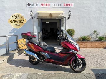 Rivenditore autorizzato di : Piaggio, Vespa, Sym, Swm, QJ Motor, Italjet, Tvs Motor, Alza Italia. Trattiamo usato Honda, Yamaha, Kawasaki, Suzuki, Aprilia, Benelli, Ducati, Moto Guzzi, Moto Morini, BMW, KTM, Triumph, Royal Enfield, Harley-Davidson, Indian, CFMOTO, Voge, Kymco, Peugeot
HONDA SW-T 400
Immatricolazione 2010, 399cc, 39Cv/29Kw, 77.000Km, Euro3.
del passaggio di proprietà pari ad euro 200,00
-messa su strada pari ad euro 300,00 che include l'attivazione della garanzia di 12 mesi completa, all' occorrenza controlli e/o tagliando completo preconsegna (olio,filtro olio, filtro aria e tutti i componenti necessari al ripristino), 12 mesi di garanzia estendibili a 24/36mesi in base al veicolo e copre i componenti non soggetti ad usura (dettagli in sede).
Con: Motore Bicilindrico, Abs, immobilizer, computer di bordo, raffreddamento a Liquido, freno a mano, doppio portaoggetti anteriore, ampio vano sottosella, cavalletto centrale più laterale, bauletto centrale in tinta, freno a disco 276mm anteriore e da 240mm al posteriore, cerchia da 14†anteriore e da 13†al posteriore.
I NOSTRI SERVIZI :
-Vendita auto usate e storiche, moto e scooter nuovi e usati garantiti
-Acquisto diretto con pagamento immediato o conto vendita
-Permuta auto con moto e viceversa
-Noleggio breve e lungo termine
-Assicurazioni e Finanziamenti personalizzati
-Assistenza post-vendita
-Accessori e antifurti per moto e auto
VISITA il nostro sito internet: automotousateroma.it oppure scarica la nostra App: automotousateroma dall' Apple store o Play store per restare aggiornato sui nostri ultimi arrivi.
VIENI A TROVARCI PER VEDERE DAL VIVO QUESTO VEICOLO :
Auto Moto Usate Roma s.r.l.Via Appia Nuova 23, 00047, Marino (RM) (adiacente Sorelle Ramonda)
*************
HAI UNA PERMUTA?
compila il form sull'App o nel nostro sito automotousateroma.it
oppure inviaci foto e descrizione (modello anno km motore ...)
al nostro numero whatsapp : Cell. 366-6562866 o 351-4646876 Fisso 06-7215841 e-mail : info@automotousateroma.it
*************
La Auto Moto Usate Roma Srl declina ogni responsabilità per eventuali involontarie incongruenze che non rappresentano in alcun modo un impegno contrattuale e invitano i clienti a verificare sempre dal vivo la correttezza dei dati che potrebbero non coincidere con l’effettivo equipaggiamento del veicolo spesso dovuto alla incompatibilità dei dati trasmessi sulle varie piattaforme web. Rivenditore autorizzato di : Piaggio, Vespa, Sym, Swm, QJ Motor, Italjet, Tvs Motor, Alza Italia. Trattiamo usato Honda, Yamaha, Kawasaki, Suzuki, Aprilia, Benelli, Ducati, Moto Guzzi, Moto Morini, BMW, KTM, Triumph, Royal Enfield, Harley-Davidson, Indian, CFMOTO, Voge, Kymco, Peugeot
HONDA SW-T 400
Immatricolazione 2010, 399cc, 39Cv/29Kw, 77.000Km, Euro3.
del passaggio di proprietà pari ad euro 200,00
-messa su strada pari ad euro 300,00 che include l'attivazione della garanzia di 12 mesi completa, all' occorrenza controlli e/o tagliando completo preconsegna (olio,filtro olio, filtro aria e tutti i componenti necessari al ripristino), 12 mesi di garanzia estendibili a 24/36mesi in base al veicolo e copre i componenti non soggetti ad usura (dettagli in sede).
Con: Motore Bicilindrico, Abs, immobilizer, computer di bordo, raffreddamento a Liquido, freno a mano, doppio portaoggetti anteriore, ampio vano sottosella, cavalletto centrale più laterale, bauletto centrale in tinta, freno a disco 276mm anteriore e da 240mm al posteriore, cerchia da 14†anteriore e da 13†al posteriore.
I NOSTRI SERVIZI :
-Vendita auto usate e storiche, moto e scooter nuovi e usati garantiti
-Acquisto diretto con pagamento immediato o conto vendita
-Permuta auto con moto e viceversa
-Noleggio breve e lungo termine
-Assicurazioni e Finanziamenti personalizzati
-Assistenza post-vendita
-Accessori e antifurti per moto e auto
VISITA il nostro sito internet: automotousateroma.it oppure scarica la nostra App: automotousateroma dall' Apple store o Play store per restare aggiornato sui nostri ultimi arrivi.
VIENI A TROVARCI PER VEDERE DAL VIVO QUESTO VEICOLO :
Auto Moto Usate Roma s.r.l.Via Appia Nuova 23, 00047, Marino (RM) (adiacente Sorelle Ramonda)
*************
HAI UNA PERMUTA?
compila il form sull'App o nel nostro sito automotousateroma.it
oppure inviaci foto e descrizione (modello anno km motore ...)
al nostro numero whatsapp : Cell. 366-6562866 o 351-4646876 Fisso 06-7215841 e-mail : info@automotousateroma.it
*************
La Auto Moto Usate Roma Srl declina ogni responsabilità per eventuali involontarie incongruenze che non rappresentano in alcun modo un impegno contrattuale e invitano i clienti a verificare sempre dal vivo la correttezza dei dati che potrebbero non coincidere con l’effettivo equipaggiamento del veicolo spesso dovuto alla incompatibilità dei dati trasmessi sulle varie piattaforme web.