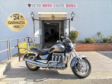 Rivenditore autorizzato di : Piaggio, Vespa, Sym, Swm, QJ Motor, Italjet, Tvs Motor, Alza Italia. Trattiamo usato Honda, Yamaha, Kawasaki, Suzuki, Aprilia, Benelli, Ducati, Moto Guzzi, Moto Morini, BMW, KTM, Triumph, Royal Enfield, Harley-Davidson, Indian, CFMOTO, Voge, Kymco, Peugeot
TRIUMPH ROCKET III
Immatricolazione 2011, 2294cc, 140Cv/103Kw, 22.000Km, Euro3.
Il prezzo proposto di euro 10.900,00 è legato alla promozione web che prevede un acquisto tramite anticipo e restante parte finanziamento, Info in sede.
Il prezzo a Listino senza promo e senza vincoli è di euro 11.900,00.
Rimangono sempre esclusi i costi :
- del passaggio di proprietà pari ad euro 200,00
-messa su strada pari ad euro 300,00 che include l'attivazione della garanzia di 12 mesi completa, all' occorrenza controlli e/o tagliando completo preconsegna (olio,filtro olio, filtro aria e tutti i componenti necessari al ripristino), 12 mesi di garanzia estendibili a 24/36mesi in base al veicolo e copre i componenti non soggetti ad usura (dettagli in sede).
Con: Motore 3 cilindri in linea, cambio manuale a 5 rapporti, trasmissione finale a Cardano, computer di bordo, raffreddamento a Liquido, sospensione anteriore forcella rovesciata, doppio freno a disco da 320mm anteriore e da 316mm al posteriore, cerchi da 17†anteriore e da 16†posteriore.
I NOSTRI SERVIZI :
-Vendita auto usate e storiche, moto e scooter nuovi e usati garantiti
-Acquisto diretto con pagamento immediato o conto vendita
-Permuta auto con moto e viceversa
-Noleggio breve e lungo termine
-Assicurazioni e Finanziamenti personalizzati
-Assistenza post-vendita
-Accessori e antifurti per moto e auto
VISITA il nostro sito internet: automotousateroma.it oppure scarica la nostra App: automotousateroma dall' Apple store o Play store per restare aggiornato sui nostri ultimi arrivi.
VIENI A TROVARCI PER VEDERE DAL VIVO QUESTO VEICOLO :
Auto Moto Usate Roma s.r.l.Via Appia Nuova 23, 00047, Marino (RM) (adiacente Sorelle Ramonda)
*************
HAI UNA PERMUTA?
compila il form sull'App o nel nostro sito automotousateroma.it
oppure inviaci foto e descrizione (modello anno km motore ...)
al nostro numero whatsapp : Cell. 366-6562866 o 351-4646876 Fisso 06-7215841 e-mail : info@automotousateroma.it
*************
La Auto Moto Usate Roma Srl declina ogni responsabilità per eventuali involontarie incongruenze che non rappresentano in alcun modo un impegno contrattuale e invitano i clienti a verificare sempre dal vivo la correttezza dei dati che potrebbero non coincidere con l’effettivo equipaggiamento del veicolo spesso dovuto alla incompatibilità dei dati trasmessi sulle varie piattaforme web. Rivenditore autorizzato di : Piaggio, Vespa, Sym, Swm, QJ Motor, Italjet, Tvs Motor, Alza Italia. Trattiamo usato Honda, Yamaha, Kawasaki, Suzuki, Aprilia, Benelli, Ducati, Moto Guzzi, Moto Morini, BMW, KTM, Triumph, Royal Enfield, Harley-Davidson, Indian, CFMOTO, Voge, Kymco, Peugeot
TRIUMPH ROCKET III
Immatricolazione 2011, 2294cc, 140Cv/103Kw, 22.000Km, Euro3.
Il prezzo proposto di euro 10.900,00 è legato alla promozione web che prevede un acquisto tramite anticipo e restante parte finanziamento, Info in sede.
Il prezzo a Listino senza promo e senza vincoli è di euro 11.900,00.
Rimangono sempre esclusi i costi :
- del passaggio di proprietà pari ad euro 200,00
-messa su strada pari ad euro 300,00 che include l'attivazione della garanzia di 12 mesi completa, all' occorrenza controlli e/o tagliando completo preconsegna (olio,filtro olio, filtro aria e tutti i componenti necessari al ripristino), 12 mesi di garanzia estendibili a 24/36mesi in base al veicolo e copre i componenti non soggetti ad usura (dettagli in sede).
Con: Motore 3 cilindri in linea, cambio manuale a 5 rapporti, trasmissione finale a Cardano, computer di bordo, raffreddamento a Liquido, sospensione anteriore forcella rovesciata, doppio freno a disco da 320mm anteriore e da 316mm al posteriore, cerchi da 17†anteriore e da 16†posteriore.
I NOSTRI SERVIZI :
-Vendita auto usate e storiche, moto e scooter nuovi e usati garantiti
-Acquisto diretto con pagamento immediato o conto vendita
-Permuta auto con moto e viceversa
-Noleggio breve e lungo termine
-Assicurazioni e Finanziamenti personalizzati
-Assistenza post-vendita
-Accessori e antifurti per moto e auto
VISITA il nostro sito internet: automotousateroma.it oppure scarica la nostra App: automotousateroma dall' Apple store o Play store per restare aggiornato sui nostri ultimi arrivi.
VIENI A TROVARCI PER VEDERE DAL VIVO QUESTO VEICOLO :
Auto Moto Usate Roma s.r.l.Via Appia Nuova 23, 00047, Marino (RM) (adiacente Sorelle Ramonda)
*************
HAI UNA PERMUTA?
compila il form sull'App o nel nostro sito automotousateroma.it
oppure inviaci foto e descrizione (modello anno km motore ...)
al nostro numero whatsapp : Cell. 366-6562866 o 351-4646876 Fisso 06-7215841 e-mail : info@automotousateroma.it
*************
La Auto Moto Usate Roma Srl declina ogni responsabilità per eventuali involontarie incongruenze che non rappresentano in alcun modo un impegno contrattuale e invitano i clienti a verificare sempre dal vivo la correttezza dei dati che potrebbero non coincidere con l’effettivo equipaggiamento del veicolo spesso dovuto alla incompatibilità dei dati trasmessi sulle varie piattaforme web.