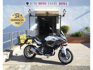 Rivenditore autorizzato di : Piaggio, Vespa, Sym, Swm, QJ Motor, Italjet, Tvs Motor, Alza Italia. Trattiamo usato Honda, Yamaha, Kawasaki, Suzuki, Aprilia, Benelli, Ducati, Moto Guzzi, Moto Morini, BMW, KTM, Triumph, Royal Enfield, Harley-Davidson, Indian, CFMOTO, Voge, Kymco, Peugeot
BMW F 900 XR
Immatricolata 2020, 895cc, 26.500Km, Euro5.
*** Moto Secondo preoprietario, Tagliandata e Revisionata con Km certificati ***
Il prezzo proposto di euro 5.900,00 è legato alla promozione web che prevede un acquisto tramite finanziamento, Info in sede.
Il prezzo a Listino senza promo e senza vincoli è di euro 6.900,00.
Rimangono sempre esclusi i costi :
- del passaggio di proprietà pari ad euro 200,00
-messa su strada pari ad euro 300,00 che include l'attivazione della garanzia di 12 mesi completa, all' occorrenza controlli e/o tagliando completo preconsegna (olio,filtro olio, filtro aria e tutti i componenti necessari al ripristino), 12 mesi di garanzia estendibili a 24/36mesi in base al veicolo e copre i componenti non soggetti ad usura (dettagli in sede).
Con: Motore Bicilindrico in linea, Cambio manuale a 6 rapporti, Abs, Tc, computer di bordo, raffreddamento a Liquido, 3 mappature motore Road/Rain/Dynamic, Esa, cruise control, Quickshifter, manopole riscaldabili, Forcella telescopica USD, Forcellone a doppio braccio oscillante in lega d’alluminio, gruppo molla/ammortizzatore centrale, precarico molla regolabile tramite manopola ad azionamento idraulico, sospensione regolabile in estensione , doppio freno a disco anteriore da 320mm e da 265mm al posteriore, cerchi da 17â€.
I NOSTRI SERVIZI :
-Vendita auto usate e storiche, moto e scooter nuovi e usati garantiti
-Acquisto diretto con pagamento immediato o conto vendita
-Permuta auto con moto e viceversa
-Noleggio breve e lungo termine
-Assicurazioni e Finanziamenti personalizzati
-Assistenza post-vendita
-Accessori e antifurti per moto e auto
VISITA il nostro sito internet: automotousateroma.it oppure scarica la nostra App: automotousateroma dall' Apple store o Play store per restare aggiornato sui nostri ultimi arrivi.
VIENI A TROVARCI PER VEDERE DAL VIVO QUESTO VEICOLO :
Auto Moto Usate Roma s.r.l.Via Appia Nuova 23, 00047, Marino (RM) (adiacente Sorelle Ramonda)
*************
HAI UNA PERMUTA?
compila il form sull'App o nel nostro sito automotousateroma.it
oppure inviaci foto e descrizione (modello anno km motore ...)
al nostro numero whatsapp : Cell. 366-6562866 o 351-4646876 Fisso 06-7215841 e-mail : info@automotousateroma.it
*************
La Auto Moto Usate Roma Srl declina ogni responsabilità per eventuali involontarie incongruenze che non rappresentano in alcun modo un impegno contrattuale e invitano i clienti a verificare sempre dal vivo la correttezza dei dati che potrebbero non coincidere con l’effettivo equipaggiamento del veicolo spesso dovuto alla incompatibilità dei dati trasmessi sulle varie piattaforme web. Rivenditore autorizzato di : Piaggio, Vespa, Sym, Swm, QJ Motor, Italjet, Tvs Motor, Alza Italia. Trattiamo usato Honda, Yamaha, Kawasaki, Suzuki, Aprilia, Benelli, Ducati, Moto Guzzi, Moto Morini, BMW, KTM, Triumph, Royal Enfield, Harley-Davidson, Indian, CFMOTO, Voge, Kymco, Peugeot
BMW F 900 XR
Immatricolata 2020, 895cc, 26.500Km, Euro5.
*** Moto Secondo preoprietario, Tagliandata e Revisionata con Km certificati ***
Il prezzo proposto di euro 5.900,00 è legato alla promozione web che prevede un acquisto tramite finanziamento, Info in sede.
Il prezzo a Listino senza promo e senza vincoli è di euro 6.900,00.
Rimangono sempre esclusi i costi :
- del passaggio di proprietà pari ad euro 200,00
-messa su strada pari ad euro 300,00 che include l'attivazione della garanzia di 12 mesi completa, all' occorrenza controlli e/o tagliando completo preconsegna (olio,filtro olio, filtro aria e tutti i componenti necessari al ripristino), 12 mesi di garanzia estendibili a 24/36mesi in base al veicolo e copre i componenti non soggetti ad usura (dettagli in sede).
Con: Motore Bicilindrico in linea, Cambio manuale a 6 rapporti, Abs, Tc, computer di bordo, raffreddamento a Liquido, 3 mappature motore Road/Rain/Dynamic, Esa, cruise control, Quickshifter, manopole riscaldabili, Forcella telescopica USD, Forcellone a doppio braccio oscillante in lega d’alluminio, gruppo molla/ammortizzatore centrale, precarico molla regolabile tramite manopola ad azionamento idraulico, sospensione regolabile in estensione , doppio freno a disco anteriore da 320mm e da 265mm al posteriore, cerchi da 17â€.
I NOSTRI SERVIZI :
-Vendita auto usate e storiche, moto e scooter nuovi e usati garantiti
-Acquisto diretto con pagamento immediato o conto vendita
-Permuta auto con moto e viceversa
-Noleggio breve e lungo termine
-Assicurazioni e Finanziamenti personalizzati
-Assistenza post-vendita
-Accessori e antifurti per moto e auto
VISITA il nostro sito internet: automotousateroma.it oppure scarica la nostra App: automotousateroma dall' Apple store o Play store per restare aggiornato sui nostri ultimi arrivi.
VIENI A TROVARCI PER VEDERE DAL VIVO QUESTO VEICOLO :
Auto Moto Usate Roma s.r.l.Via Appia Nuova 23, 00047, Marino (RM) (adiacente Sorelle Ramonda)
*************
HAI UNA PERMUTA?
compila il form sull'App o nel nostro sito automotousateroma.it
oppure inviaci foto e descrizione (modello anno km motore ...)
al nostro numero whatsapp : Cell. 366-6562866 o 351-4646876 Fisso 06-7215841 e-mail : info@automotousateroma.it
*************
La Auto Moto Usate Roma Srl declina ogni responsabilità per eventuali involontarie incongruenze che non rappresentano in alcun modo un impegno contrattuale e invitano i clienti a verificare sempre dal vivo la correttezza dei dati che potrebbero non coincidere con l’effettivo equipaggiamento del veicolo spesso dovuto alla incompatibilità dei dati trasmessi sulle varie piattaforme web.