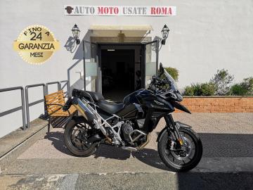 Rivenditore autorizzato di : Piaggio, Vespa, Sym, Swm, QJ Motor, Italjet, Tvs Motor, Alza Italia. Trattiamo usato Honda, Yamaha, Kawasaki, Suzuki, Aprilia, Benelli, Ducati, Moto Guzzi, Moto Morini, BMW, KTM, Triumph, Royal Enfield, Harley-Davidson, Indian, CFMOTO, Voge, Kymco, Peugeot
TRIUMPH TIGER 1200 GT EXPLORER
Immatricolato 2023, 1160cc, 110Kw/150Cv, 8.500Km, Euro5.
*** Moto Uniocoproprietario ***
** Moto in Garanzia Ufficiale Triumph fino al 2029, Km Certificati **
Il prezzo proposto di euro 14.900,00 è legato alla promozione web che prevede un acquisto tramite finanziamento, Info in sede.
Il prezzo a Listino senza promo e senza vincoli è di euro 15.900,00.
- del passaggio di proprietà pari ad euro 200,00
-messa su strada pari ad euro 300,00 che include l'attivazione della garanzia di 12 mesi completa, all' occorrenza controlli e/o tagliando completo preconsegna (olio,filtro olio, filtro aria e tutti i componenti necessari al ripristino), 12 mesi di garanzia estendibili a 24/36mesi in base al veicolo e copre i componenti non soggetti ad usura (dettagli in sede).
Con: Motore Tre cilindri in linea, cambio manuale a 6 rapporti, computer di bordo, ABS, raffreddamento a liquido, Ride by wire, 5 mappature motore Raider/Rain/Road/Sport/Off-Road, Cruise control, manopole e sella riscaldabili, Fari a Led, Cupolino regolabile, Forcella Showa a steli rovesciati da 49 mm con smorzamento semiattivo, Monoammortizzatore Showa con smorzamento semiattivo e regolazione automatica del precarico, Radar, Paramotore inferiore, trasmissione finale a Cardano, doppio freno a disco da 320mm anteriore e da 282mm al posteriore, cerchi da 19†anteriore e da 18†al posteriore.
I NOSTRI SERVIZI :
-Vendita auto usate e storiche, moto e scooter nuovi e usati garantiti
-Acquisto diretto con pagamento immediato o conto vendita
-Permuta auto con moto e viceversa
-Noleggio breve e lungo termine
-Assicurazioni e Finanziamenti personalizzati
-Assistenza post-vendita
-Accessori e antifurti per moto e auto
VISITA il nostro sito internet: automotousateroma.it oppure scarica la nostra App: automotousateroma dall' Apple store o Play store per restare aggiornato sui nostri ultimi arrivi.
VIENI A TROVARCI PER VEDERE DAL VIVO QUESTO VEICOLO :
Auto Moto Usate Roma s.r.l.Via Appia Nuova 23, 00047, Marino (RM) (adiacente Sorelle Ramonda)
*************
HAI UNA PERMUTA?
compila il form sull'App o nel nostro sito automotousateroma.it
oppure inviaci foto e descrizione (modello anno km motore ...)
al nostro numero whatsapp : Cell. 366-6562866 o 351-4646876 Fisso 06-7215841 e-mail : info@automotousateroma.it
*************
La Auto Moto Usate Roma Srl declina ogni responsabilità per eventuali involontarie incongruenze che non rappresentano in alcun modo un impegno contrattuale e invitano i clienti a verificare sempre dal vivo la correttezza dei dati che potrebbero non coincidere con l’effettivo equipaggiamento del veicolo spesso dovuto alla incompatibilità dei dati trasmessi sulle varie piattaforme web. Rivenditore autorizzato di : Piaggio, Vespa, Sym, Swm, QJ Motor, Italjet, Tvs Motor, Alza Italia. Trattiamo usato Honda, Yamaha, Kawasaki, Suzuki, Aprilia, Benelli, Ducati, Moto Guzzi, Moto Morini, BMW, KTM, Triumph, Royal Enfield, Harley-Davidson, Indian, CFMOTO, Voge, Kymco, Peugeot
TRIUMPH TIGER 1200 GT EXPLORER
Immatricolato 2023, 1160cc, 110Kw/150Cv, 8.500Km, Euro5.
*** Moto Uniocoproprietario ***
** Moto in Garanzia Ufficiale Triumph fino al 2029, Km Certificati **
Il prezzo proposto di euro 14.900,00 è legato alla promozione web che prevede un acquisto tramite finanziamento, Info in sede.
Il prezzo a Listino senza promo e senza vincoli è di euro 15.900,00.
- del passaggio di proprietà pari ad euro 200,00
-messa su strada pari ad euro 300,00 che include l'attivazione della garanzia di 12 mesi completa, all' occorrenza controlli e/o tagliando completo preconsegna (olio,filtro olio, filtro aria e tutti i componenti necessari al ripristino), 12 mesi di garanzia estendibili a 24/36mesi in base al veicolo e copre i componenti non soggetti ad usura (dettagli in sede).
Con: Motore Tre cilindri in linea, cambio manuale a 6 rapporti, computer di bordo, ABS, raffreddamento a liquido, Ride by wire, 5 mappature motore Raider/Rain/Road/Sport/Off-Road, Cruise control, manopole e sella riscaldabili, Fari a Led, Cupolino regolabile, Forcella Showa a steli rovesciati da 49 mm con smorzamento semiattivo, Monoammortizzatore Showa con smorzamento semiattivo e regolazione automatica del precarico, Radar, Paramotore inferiore, trasmissione finale a Cardano, doppio freno a disco da 320mm anteriore e da 282mm al posteriore, cerchi da 19†anteriore e da 18†al posteriore.
I NOSTRI SERVIZI :
-Vendita auto usate e storiche, moto e scooter nuovi e usati garantiti
-Acquisto diretto con pagamento immediato o conto vendita
-Permuta auto con moto e viceversa
-Noleggio breve e lungo termine
-Assicurazioni e Finanziamenti personalizzati
-Assistenza post-vendita
-Accessori e antifurti per moto e auto
VISITA il nostro sito internet: automotousateroma.it oppure scarica la nostra App: automotousateroma dall' Apple store o Play store per restare aggiornato sui nostri ultimi arrivi.
VIENI A TROVARCI PER VEDERE DAL VIVO QUESTO VEICOLO :
Auto Moto Usate Roma s.r.l.Via Appia Nuova 23, 00047, Marino (RM) (adiacente Sorelle Ramonda)
*************
HAI UNA PERMUTA?
compila il form sull'App o nel nostro sito automotousateroma.it
oppure inviaci foto e descrizione (modello anno km motore ...)
al nostro numero whatsapp : Cell. 366-6562866 o 351-4646876 Fisso 06-7215841 e-mail : info@automotousateroma.it
*************
La Auto Moto Usate Roma Srl declina ogni responsabilità per eventuali involontarie incongruenze che non rappresentano in alcun modo un impegno contrattuale e invitano i clienti a verificare sempre dal vivo la correttezza dei dati che potrebbero non coincidere con l’effettivo equipaggiamento del veicolo spesso dovuto alla incompatibilità dei dati trasmessi sulle varie piattaforme web.